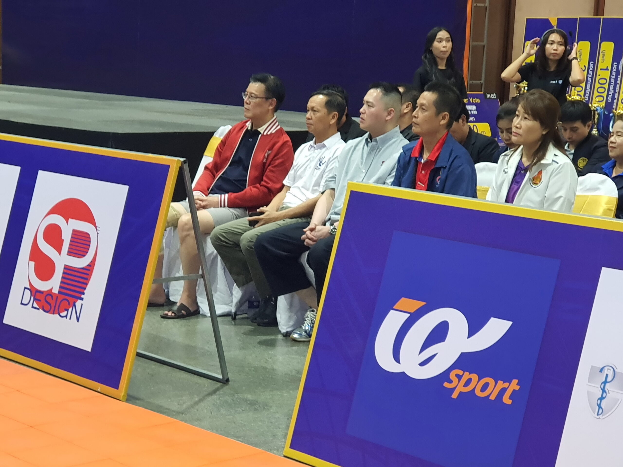 พ่อเมืองปากน้ำประธานมอบรางวัลแข่งฟุตซอลเยาวชนอายุไม่เกิน 12 ปี รายการ IM ACT NEXT GEN FUTSAL 2025 วันที่ 10 สิงหาคม 2568 เวลา 17.00 น. ศึกฟุตซอลชิงแชมป์เยาวชนอายุไม่เกิน 12 ปี รายการ IM ACT NEXT GEN FUTSAL 2025 ที่ศูนย์การค้าอิมพีเรียล เวิลด์ สำโรง ได้จัดขึ้น ณ Convention Hall ชั้น 6 ศูนย์การค้าอิมพีเรียล เวิลด์ สำโรง อำเภอเมือง จังหวัดสมุทรปราการ โดย นายศุภมิตร ชิณศรี ผู้ว่าราชการจังหวัดสมุทรปราการ เป็นประธานในพิธีกล่าวให้โอวาทแก่นักกีฬา และมอบถ้วยรางวัลเกียรติยศ ทุนการศึกษา มูลค่า 10,000 บาท จากศูนย์การค้าอิมพีเรียล เวิลด์ สำโรง ให้แก่ทีมชนะเลิศ โดยมีคุณภิญโญ กิจเลิศไพโรจน์ ผู้ช่วยกรรมการผู้จัดการใหญ่ ศูนย์การค้าอิมพีเรียล เวิลด์ สำโรง ว่าที่ร้อยตรีชัชวรรธณ์ นุชลำยอง ผู้อำนวยการสำนักงานการกีฬาแห่งประเทศไทย จังหวัดสมุทรปราการ นายธิติ ภัทรสิทธิกฤษ ผู้จัดการหน่วยจัดการด้านเด็กและเยาวชน จังหวัดสมุทรปราการ นายภัทรวุฒิ ศรีสวัสดิ์ กรรมการผู้จัดการ บริษัท คูล ซัพพอร์ทเตอร์ กรุ๊ป จำกัด นายสิทธิพงษ์ พิญญะพันธ์ ผู้บริหาร บริษัท เอส พี ดีไซน์ จำกัด นางสาวสายฝน สวัสเอื้อ รองผู้อำนวยการ สพป. สมุทรปราการ เขต 2 นางสุภิญญา วงษ์นาม ผู้อำนวยการ สพป.สมุทรปราการ เขต 1 และคุณภัทรวุฒิ ศรีสวัสดิ์ ที่ปรึกษาอนุกรรมมาธิการกีฬารัฐสภา ร่วมมอบรางวัลให้กับทีมและนักเตะที่ได้รับรางวัลตามสาขาต่างกันออกไป ดังมีรายการดังต่อไปนี้ รางวัลชนะเลิศ ได้แก่ ทีม “พ่อกล้าท้ายบ้าน” รับถ้วยรางวัลเกียรติยศ จากศูนย์การค้าอิมพีเรียล เวิลด์ สำโรง และทุนการศึกษา มูลค่า 10,000 บาท จากศูนย์การค้าอิมพีเรียล เวิลด์ สำโรง รางวัลรองชนะเลิศอันดับที่ 1 ได้แก่ทีมโรงเรียนทรงวิทยา เทพารักษ์ รับถ้วยรางวัลเกียรติยศ และทุนการศึกษา มูลค่า 6,000 บาท จากศูนย์การค้าอิมพีเรียล เวิลด์ สำโรง รางวัลรองชนะเลิศอันดับที่ 2 ได้แก่ทีมโรงเรียนเทศบาล 1 (เยี่ยมเกษสุวรรณ) รับถ้วยรางวัลเกียรติยศ และทุนการศึกษา มูลค่า 3,000 บาท จากศูนย์การค้าอิมพีเรียล เวิลด์ สำโรง รางวัลรองชนะเลิศอันดับที่ 3 ได้แก่ทีมโรงเรียนมัธยมวัดศรีจันทร์ประดิษฐ์ X ยอดมงคงสปอร์ต รับถ้วยรางวัลเกียรติยศ และทุนการศึกษา มูลค่า 1,000บาท จากศูนย์การค้าอิมพีเรียล เวิลด์ สำโรง ส่วนรางวัลทีมมารยาทยอดเยี่ยม ได้แก่ทีมโรงเรียนทรงวิทยา เทพารักษ์ รับถ้วยรางวัลเกียรติยศ และทุนการศึกษา มูลค่า 1,000 บาท จากศูนย์การค้าอิมพีเรียล เวิลด์ รางวัล นักเตะยอดเยี่ยม ได้แก่ เด็กชายอดิเทพ ศรวันเพ็ญ จากทีมพ่อกล้าท้ายบ้าน รับถ้วยรางวัลและรองเท้า จากศูนย์การค้าอิมพีเรียล เวิลด์ สำโรง รางวัลดาวซันโว ได้แก่เด็กชาย ภัควัฒน์ เจียมรัมย์ จากทีมพ่อกล้าท้ายบ้าน รับถ้วยรางวัลและรองเท้า จากศูนย์การค้าอิมพีเรียล เวิลด์ สำโรง รางวัล Popular Vote ได้แก่ ทีมคูล ซัพพอร์ทเตอร์ อะคาเดมี่ รับทุนการศึกษา จากศูนย์การค้าอิมพีเรียล เวิลด์ สำโรง มูลค่า 3,000 บาท