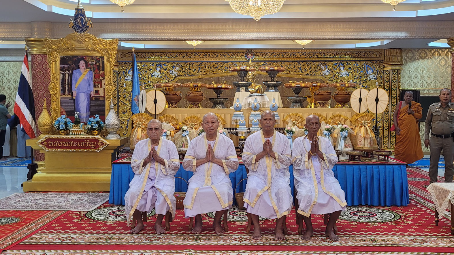 วัดบางพลีใหญ่กลาง จัดพิธีอุปสมบทหมู่ถวายเป็นพระราชกุศลสมเด็จพระนางเจ้าสิริกิติ์ พระบรมราชินีนาถ พระบรมราชชนนีพันปีหลวง เมื่อเช้าวันที่ 12 สิงหาคม 2568 ที่วัดบางพลีใหญ่กลาง อำเภอบางพลี จังหวัดสมุทรปราการ ท่านเจ้าคุณแจ้ พระวชิรคณาทร ดร.เจ้าอาวาส วัดบางพลีใหญ่กลาง อ.บางพลี จ.สมุทรปราการ ได้จัดพิธีบรรพชาอุปสมบทหมู่ โดยคณะไวยาวัจกร วัดบางพลีใหญ่กลาง จำนวน 4คน ได้แก่ นายฉะโอด รุ่งเรือง ที่ปรึกษานายก อบจ.สมุทรปราการ นายภูมินันท์ ขวัญเมือง อดีต รอง ผอ.สพป.สมุทรปราการ เขต 2 นายโสภณ มหาบุญ รองนายก อบต.บางพลีใหญ่ และนายดำรงค์รักษ์ บุญประเสริฐ น้องชายอดีตเจ้าอาวาสวัดบางพลีใหญ่กลาง พร้อมใจอุปสมบทหมู่ เพื่อถวายเป็นพระราชกุศลแด่ สมเด็จพระนางเจ้าสิริกิติ์ พระบรมราชินีนาถ พระบรมราชชนนีพันปีหลวง เนื่องในโอกาสวันเฉลิมพระชนมพรรษา 93 พรรษา 12 สิงหาคม โดยมีนายสุนทร ปานแสงทอง นายกองค์การบริหารส่วนจังหวัดสมุทรปราการ พร้อมคณะผู้บริหาร สมาชิกสภาอบจ.และประชาชนจำนวนมากร่วมงานบุญกันจำนวนมาก สำหรับการจัดพิธีการบรรพชาอุปสมบทหมู่ในครั้งนี้นั้น เป็นการอุปสมบทเพื่อถวายเป็นพระราชกุศลแด่ สมเด็จพระนางเจ้าสิริกิติ์ พระบรมราชินีนาถ พระบรมราชชนนีพันปีหลวง เนื่องในโอกาสวันเฉลิมพระชนมพรรษา 93 พรรษา 12 สิงหาคมเพื่อเป็นการเทิดพระเกียรติ แสดงออกถึงความจงรักภักดี และสำนึกในพระมหากรุณาธิคุณ โดยจะมีการบวชเป็นเวลา 7 วัน
