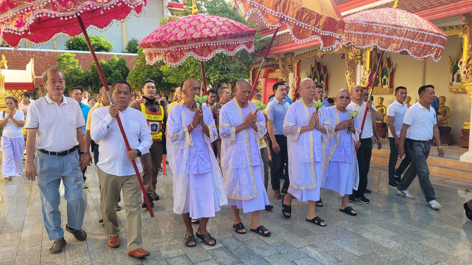 วัดบางพลีใหญ่กลาง จัดพิธีอุปสมบทหมู่ถวายเป็นพระราชกุศลสมเด็จพระนางเจ้าสิริกิติ์ พระบรมราชินีนาถ พระบรมราชชนนีพันปีหลวง เมื่อเช้าวันที่ 12 สิงหาคม 2568 ที่วัดบางพลีใหญ่กลาง อำเภอบางพลี จังหวัดสมุทรปราการ ท่านเจ้าคุณแจ้ พระวชิรคณาทร ดร.เจ้าอาวาส วัดบางพลีใหญ่กลาง อ.บางพลี จ.สมุทรปราการ ได้จัดพิธีบรรพชาอุปสมบทหมู่ โดยคณะไวยาวัจกร วัดบางพลีใหญ่กลาง จำนวน 4คน ได้แก่ นายฉะโอด รุ่งเรือง ที่ปรึกษานายก อบจ.สมุทรปราการ นายภูมินันท์ ขวัญเมือง อดีต รอง ผอ.สพป.สมุทรปราการ เขต 2 นายโสภณ มหาบุญ รองนายก อบต.บางพลีใหญ่ และนายดำรงค์รักษ์ บุญประเสริฐ น้องชายอดีตเจ้าอาวาสวัดบางพลีใหญ่กลาง พร้อมใจอุปสมบทหมู่ เพื่อถวายเป็นพระราชกุศลแด่ สมเด็จพระนางเจ้าสิริกิติ์ พระบรมราชินีนาถ พระบรมราชชนนีพันปีหลวง เนื่องในโอกาสวันเฉลิมพระชนมพรรษา 93 พรรษา 12 สิงหาคม โดยมีนายสุนทร ปานแสงทอง นายกองค์การบริหารส่วนจังหวัดสมุทรปราการ พร้อมคณะผู้บริหาร สมาชิกสภาอบจ.และประชาชนจำนวนมากร่วมงานบุญกันจำนวนมาก สำหรับการจัดพิธีการบรรพชาอุปสมบทหมู่ในครั้งนี้นั้น เป็นการอุปสมบทเพื่อถวายเป็นพระราชกุศลแด่ สมเด็จพระนางเจ้าสิริกิติ์ พระบรมราชินีนาถ พระบรมราชชนนีพันปีหลวง เนื่องในโอกาสวันเฉลิมพระชนมพรรษา 93 พรรษา 12 สิงหาคมเพื่อเป็นการเทิดพระเกียรติ แสดงออกถึงความจงรักภักดี และสำนึกในพระมหากรุณาธิคุณ โดยจะมีการบวชเป็นเวลา 7 วัน