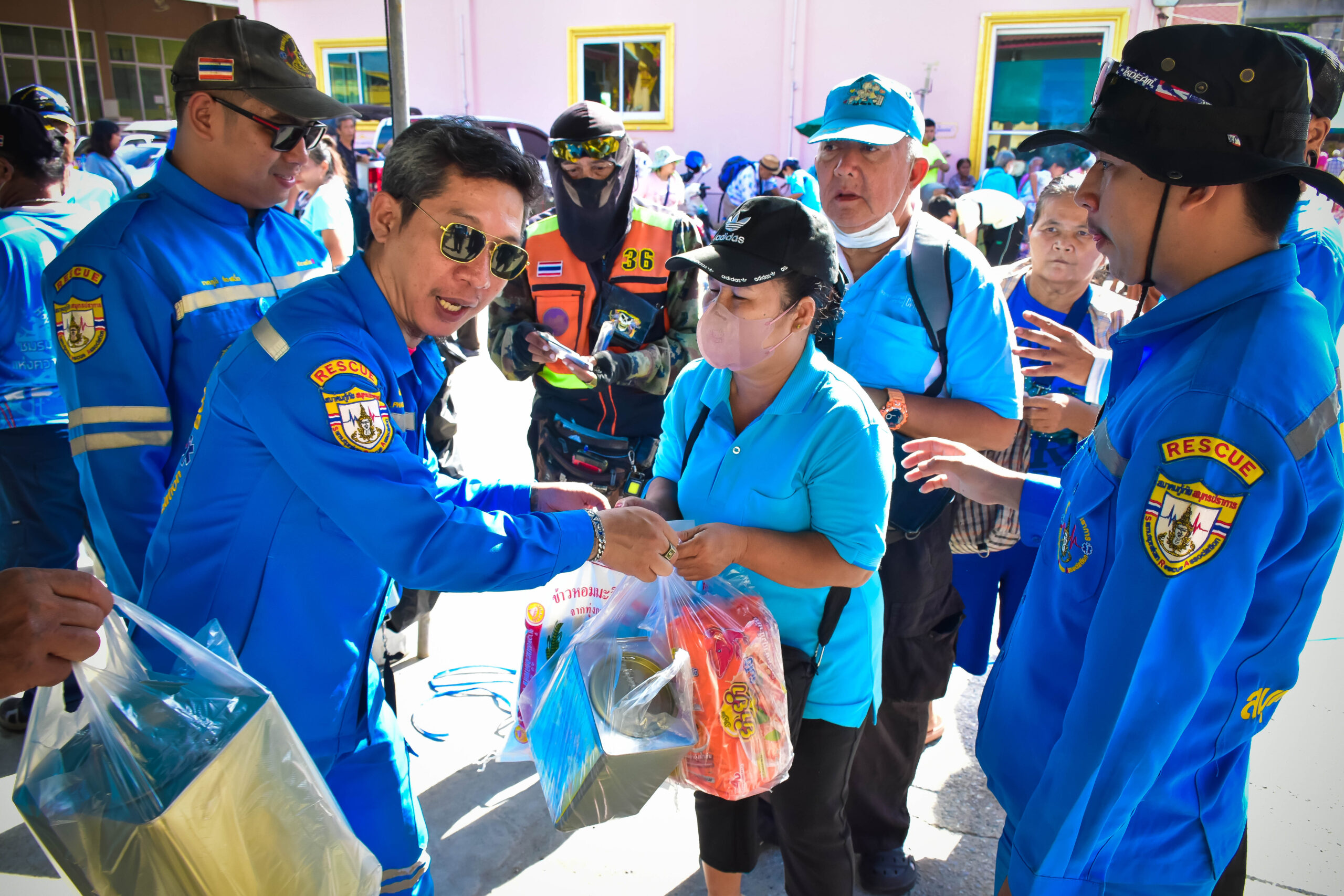 ครอบครัวพาณิชย์พิศาล ร่วมกับ ชมรมโฮปฯ แจกข้าวสารกว่าพันชุด เมื่อเวลา 09.00 น. วันที่ 12 สิงหาคม 2568 ที่ วัดมหาวงศ์(ปากน้ำ) ตำบลปากน้ำ อำเภอเมือง จังหวัดสมุทรปราการ ครอบครัวพาณิชย์พิศาล นำโดย นายอัครนันท์ / นางธัญยธรณ์ พาณิชย์พิศาล และ นางสาวปิยนุช พาณิชย์พิศาล ประธานชมรมโฮปสะพานบุญแห่งความหวังและศรัทธา พร้อมคณะกรรมการ สมาชิกชมรม และ เจ้าหน้าที่สมาคมกู้ภัยสมุทรปราการ ได้นำ ข้าวสาร มาม่า ปลากระป๋อง และขนมปี๊บ จำนวน 1,100 ชุด นำมาแจกให้กับประชาชนที่ยากไร้และขาดแคลน เพื่อถวายเป็นพระราชกุศลแด่ สมเด็จพระนางเจ้าสิริกิติ์พระบรมราชินีนาถ พระบรมราชชนนีพันปีหลวง เนื่องในโอกาสวันเฉลิมพระชนมพรรษา 93 พรรษา 12 สิงหาคม โดยมีเจ้าหน้าที่สมาคมกู้ภัยสมุทรปราการคอยจัดระเบียบและให้บริการในด้านความสะดวก และพยาบาล นางสาวปิยนุช พาณิชย์พิศาล ประธานชมรมโฮปฯ กล่าวว่า ทางชมรม โฮป สะพานบุญแห่งความหวังและศรัทธา ได้จัดกิจกรรมวันแม่แห่งชาติ 12 สิงหา โดยได้แจกข้าวสารอาหารแห้ง จำนวน 1,000 ชุด เพื่อเป็นพระมหากุศลให้แด่ สมเด็จพระนางเจ้าสิริกิติ์ พระบรมราชินีนาถ พระบรมราชชนนีพันปีหลวง เนื่องในโอกาสวันเฉลิมพระชนมพรรษา 93 พรรษา ทางชมรมได้จัดกิจกรรมนี้เป็นปีที่ 2 โดยปีนี้ แจกมากกว่าปีที่แล้ว และได้ส่งไปยัง วิทยาลัยเทคโนโลยีสว่างแดนดิน อำเภอสว่างแดนดิน จังหวัดสกลนคร เพื่อช่วยเด็กที่ไม่มีญาติ จำนวน 200 ชุด จะมีข้าวสาร นม ขมปัง และอาหารแห้ง ทางชมรมจะจัดกิจกรรมดีๆแบบนี้ทุกปีเพื่อช่วยเหลือประชาชน ทางชมรมก็มีกิจกรรมประจำปีมากมายที่ช่วยเหลือประชาชนที่ยากไร้ และในแต่ละเดือนก็จะช่วยเหลือผู้ป่วยติดเตียง และบริจาคโลงศพให้แก่ผู้ยากไร้ รวมทั้งบรรเทาสาธารณภัยต่างๆทางชมรมก็เข้าไปช่วย เช่น ตึกถล่ม หรือไฟไหม้ ที่ผ่านมา