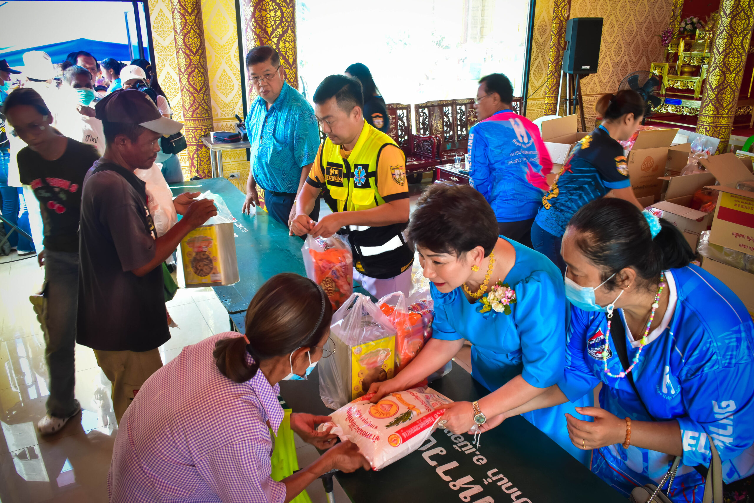 ครอบครัวพาณิชย์พิศาล ร่วมกับ ชมรมโฮปฯ แจกข้าวสารกว่าพันชุด เมื่อเวลา 09.00 น. วันที่ 12 สิงหาคม 2568 ที่ วัดมหาวงศ์(ปากน้ำ) ตำบลปากน้ำ อำเภอเมือง จังหวัดสมุทรปราการ ครอบครัวพาณิชย์พิศาล นำโดย นายอัครนันท์ / นางธัญยธรณ์ พาณิชย์พิศาล และ นางสาวปิยนุช พาณิชย์พิศาล ประธานชมรมโฮปสะพานบุญแห่งความหวังและศรัทธา พร้อมคณะกรรมการ สมาชิกชมรม และ เจ้าหน้าที่สมาคมกู้ภัยสมุทรปราการ ได้นำ ข้าวสาร มาม่า ปลากระป๋อง และขนมปี๊บ จำนวน 1,100 ชุด นำมาแจกให้กับประชาชนที่ยากไร้และขาดแคลน เพื่อถวายเป็นพระราชกุศลแด่ สมเด็จพระนางเจ้าสิริกิติ์พระบรมราชินีนาถ พระบรมราชชนนีพันปีหลวง เนื่องในโอกาสวันเฉลิมพระชนมพรรษา 93 พรรษา 12 สิงหาคม โดยมีเจ้าหน้าที่สมาคมกู้ภัยสมุทรปราการคอยจัดระเบียบและให้บริการในด้านความสะดวก และพยาบาล นางสาวปิยนุช พาณิชย์พิศาล ประธานชมรมโฮปฯ กล่าวว่า ทางชมรม โฮป สะพานบุญแห่งความหวังและศรัทธา ได้จัดกิจกรรมวันแม่แห่งชาติ 12 สิงหา โดยได้แจกข้าวสารอาหารแห้ง จำนวน 1,000 ชุด เพื่อเป็นพระมหากุศลให้แด่ สมเด็จพระนางเจ้าสิริกิติ์ พระบรมราชินีนาถ พระบรมราชชนนีพันปีหลวง เนื่องในโอกาสวันเฉลิมพระชนมพรรษา 93 พรรษา ทางชมรมได้จัดกิจกรรมนี้เป็นปีที่ 2 โดยปีนี้ แจกมากกว่าปีที่แล้ว และได้ส่งไปยัง วิทยาลัยเทคโนโลยีสว่างแดนดิน อำเภอสว่างแดนดิน จังหวัดสกลนคร เพื่อช่วยเด็กที่ไม่มีญาติ จำนวน 200 ชุด จะมีข้าวสาร นม ขมปัง และอาหารแห้ง ทางชมรมจะจัดกิจกรรมดีๆแบบนี้ทุกปีเพื่อช่วยเหลือประชาชน ทางชมรมก็มีกิจกรรมประจำปีมากมายที่ช่วยเหลือประชาชนที่ยากไร้ และในแต่ละเดือนก็จะช่วยเหลือผู้ป่วยติดเตียง และบริจาคโลงศพให้แก่ผู้ยากไร้ รวมทั้งบรรเทาสาธารณภัยต่างๆทางชมรมก็เข้าไปช่วย เช่น ตึกถล่ม หรือไฟไหม้ ที่ผ่านมา