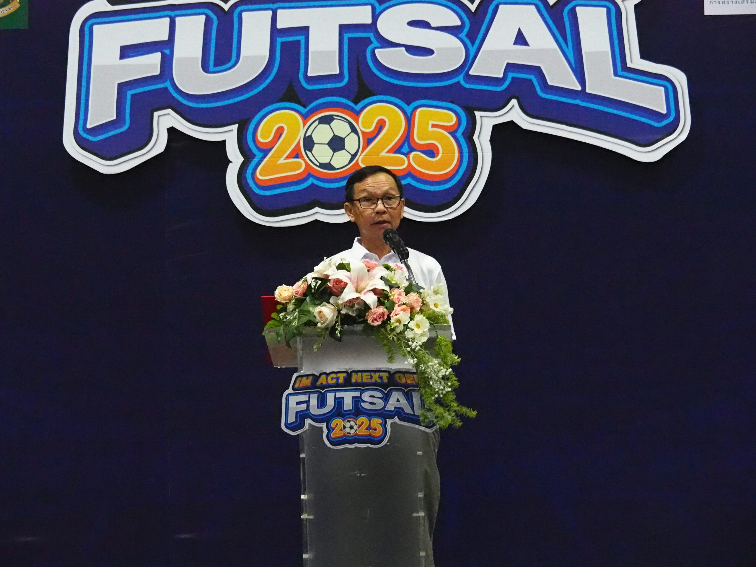 พ่อเมืองปากน้ำประธานมอบรางวัลแข่งฟุตซอลเยาวชนอายุไม่เกิน 12 ปี รายการ IM ACT NEXT GEN FUTSAL 2025 วันที่ 10 สิงหาคม 2568 เวลา 17.00 น. ศึกฟุตซอลชิงแชมป์เยาวชนอายุไม่เกิน 12 ปี รายการ IM ACT NEXT GEN FUTSAL 2025 ที่ศูนย์การค้าอิมพีเรียล เวิลด์ สำโรง ได้จัดขึ้น ณ Convention Hall ชั้น 6 ศูนย์การค้าอิมพีเรียล เวิลด์ สำโรง อำเภอเมือง จังหวัดสมุทรปราการ โดย นายศุภมิตร ชิณศรี ผู้ว่าราชการจังหวัดสมุทรปราการ เป็นประธานในพิธีกล่าวให้โอวาทแก่นักกีฬา และมอบถ้วยรางวัลเกียรติยศ ทุนการศึกษา มูลค่า 10,000 บาท จากศูนย์การค้าอิมพีเรียล เวิลด์ สำโรง ให้แก่ทีมชนะเลิศ โดยมีคุณภิญโญ กิจเลิศไพโรจน์ ผู้ช่วยกรรมการผู้จัดการใหญ่ ศูนย์การค้าอิมพีเรียล เวิลด์ สำโรง ว่าที่ร้อยตรีชัชวรรธณ์ นุชลำยอง ผู้อำนวยการสำนักงานการกีฬาแห่งประเทศไทย จังหวัดสมุทรปราการ นายธิติ ภัทรสิทธิกฤษ ผู้จัดการหน่วยจัดการด้านเด็กและเยาวชน จังหวัดสมุทรปราการ นายภัทรวุฒิ ศรีสวัสดิ์ กรรมการผู้จัดการ บริษัท คูล ซัพพอร์ทเตอร์ กรุ๊ป จำกัด นายสิทธิพงษ์ พิญญะพันธ์ ผู้บริหาร บริษัท เอส พี ดีไซน์ จำกัด นางสาวสายฝน สวัสเอื้อ รองผู้อำนวยการ สพป. สมุทรปราการ เขต 2 นางสุภิญญา วงษ์นาม ผู้อำนวยการ สพป.สมุทรปราการ เขต 1 และคุณภัทรวุฒิ ศรีสวัสดิ์ ที่ปรึกษาอนุกรรมมาธิการกีฬารัฐสภา ร่วมมอบรางวัลให้กับทีมและนักเตะที่ได้รับรางวัลตามสาขาต่างกันออกไป ดังมีรายการดังต่อไปนี้ รางวัลชนะเลิศ ได้แก่ ทีม “พ่อกล้าท้ายบ้าน” รับถ้วยรางวัลเกียรติยศ จากศูนย์การค้าอิมพีเรียล เวิลด์ สำโรง และทุนการศึกษา มูลค่า 10,000 บาท จากศูนย์การค้าอิมพีเรียล เวิลด์ สำโรง รางวัลรองชนะเลิศอันดับที่ 1 ได้แก่ทีมโรงเรียนทรงวิทยา เทพารักษ์ รับถ้วยรางวัลเกียรติยศ และทุนการศึกษา มูลค่า 6,000 บาท จากศูนย์การค้าอิมพีเรียล เวิลด์ สำโรง รางวัลรองชนะเลิศอันดับที่ 2 ได้แก่ทีมโรงเรียนเทศบาล 1 (เยี่ยมเกษสุวรรณ) รับถ้วยรางวัลเกียรติยศ และทุนการศึกษา มูลค่า 3,000 บาท จากศูนย์การค้าอิมพีเรียล เวิลด์ สำโรง รางวัลรองชนะเลิศอันดับที่ 3 ได้แก่ทีมโรงเรียนมัธยมวัดศรีจันทร์ประดิษฐ์ X ยอดมงคงสปอร์ต รับถ้วยรางวัลเกียรติยศ และทุนการศึกษา มูลค่า 1,000บาท จากศูนย์การค้าอิมพีเรียล เวิลด์ สำโรง ส่วนรางวัลทีมมารยาทยอดเยี่ยม ได้แก่ทีมโรงเรียนทรงวิทยา เทพารักษ์ รับถ้วยรางวัลเกียรติยศ และทุนการศึกษา มูลค่า 1,000 บาท จากศูนย์การค้าอิมพีเรียล เวิลด์ รางวัล นักเตะยอดเยี่ยม ได้แก่ เด็กชายอดิเทพ ศรวันเพ็ญ จากทีมพ่อกล้าท้ายบ้าน รับถ้วยรางวัลและรองเท้า จากศูนย์การค้าอิมพีเรียล เวิลด์ สำโรง รางวัลดาวซันโว ได้แก่เด็กชาย ภัควัฒน์ เจียมรัมย์ จากทีมพ่อกล้าท้ายบ้าน รับถ้วยรางวัลและรองเท้า จากศูนย์การค้าอิมพีเรียล เวิลด์ สำโรง รางวัล Popular Vote ได้แก่ ทีมคูล ซัพพอร์ทเตอร์ อะคาเดมี่ รับทุนการศึกษา จากศูนย์การค้าอิมพีเรียล เวิลด์ สำโรง มูลค่า 3,000 บาท