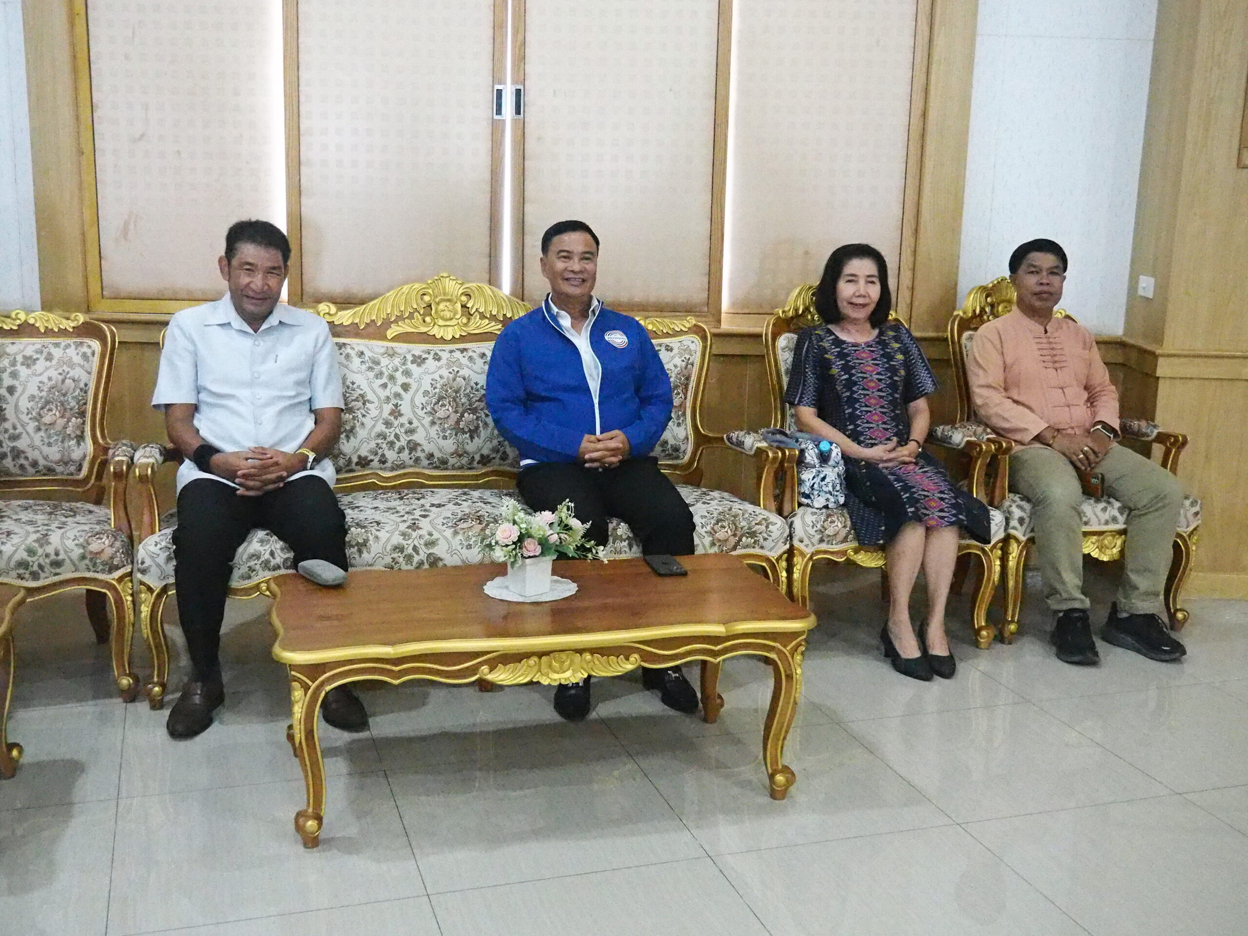 สมุทรปราการ สุทธิวิทย์ ชยุตม์วรกานต์ ท.ต.แพรกษาร่วมกับบ.ศูนย์ความคิดสร้างสรรค์จัดสัมมนาหลักสูตร“สร้างครู สร้างชาติ ด้วยการคิดสร้างสรรค์ทางบวก” เทศบาลตำบลแพรกษา อ.เมืองสมุทรปราการ จ.สมุทรปราการ โดย นางอรัญญา สุวรรณบุตร นายกเทศมนตรีตำบลแพรกษา พร้อมด้วย ดร.ยงยุทธ สุวรรณบุตร สมาชิกสภาผู้แทนราษฎร จังหวัดสมุทรปราการ สมัยที่ 25 ที่ปรึกษากิตติมศักดิ์นายกเทศมนตรีตำบลแพรกษา ร่วมกับบริษัทศูนย์ความคิดสร้างสรรค์ จัดสัมมนาเชิงปฏิบัติการ “ สร้างครู สร้างชาติ ด้วยการคิดสร้างสรรค์ทางบวก“ ณ ห้องประชุมสุวรรณบุตร โรงเรียนแพรกษาวิเทศศึกษา ต.แพรกษา อ.เมือง สมุทรปราการ การเปิดโครงการ การสัมมนาวันนี้ ถือเป็นการเริ่มโครงการครั้งแรก เกิดขึ้นด้วยความร่วมมือสำคัญระหว่างเทศบาลตำบลแพรกษา โดยนางอรัญญา สุวรรณบุตร นายกเทศมนตรีตำบลแพรกษา ดร.ยงยุทธ สุวรรณบุตร สมาชิกสภาผู้แทนราษฎร จังหวัดสมุทรปราการ สมัยที่ 25 ที่ปรึกษากิตติมศักดิ์นายกเทศมนตรีตำบลแพรกษา และบริษัทศูนย์ความคิดสร้างสรรค์ โดย อาจารย์รัศมี ธันยธร มาร่วมทำ CSR เพื่ออบรมครูของโรงเรียนแพรกษาทั้ง 3 ระดับ ให้ครบ 100% เพื่อที่บริษัทศูนย์ความคิดสร้างสรรค์จะได้มอบการรับรองโรงเรียนแพรกษาทั้ง 3 ระดับ ให้เป็น “Cresitive Thinking School” แห่งแรกของประเทศไทย โดยมี นายชูชาติ เที่ยงธรรม ผู้อำนวยการโรงเรียนมัธยมแพรกษาวิเทศศึกษา นายเกษมสินธุ์ สอนสุข ผู้อำนวยการ โรงเรียนอนุบาลแพรกษาวิเทศศึกษา และนางมลทิรา กรแก้ว ผู้อำนวยการโรงเรียนแพรกษาวิเทศศึกษา พร้อมคณะครูทั้ง3โรงเรียนเข้าร่วมสัมมนาเพิ่มความรู้ ขณะที่ นางพรเพ็ญ กลิ่นกำธรกุล รองนายกเทศมนตรีฯ นายวรรณวุฒิ มาสุข พร้อมด้วย นายสมบูรณ์ สันหยี รองปลัดเทศบาลตำบลแพรกษา นางสาวอรอุมา ชาภูคำ ผอ.กองการศึกษา พร้อมเจ้าหน้าที่เทศบาลตำบลแพรกษาได้เข้าร่วมในพิธีเปิดการสัมมนาในครั้งนี้ด้วย โครงการดังกล่าว มีวัตถุประสงค์ ในการสร้างประเทศชาติให้เข้มแข็ง ผ่านระบบการศึกษาของประเทศ ซึ่งมีครูและเยาวชนเป็นหัวใจสำคัญ โดยหลักสูตรที่นำมาใช้ในการสัมมนาครั้งนี้คือ Cresitive (Creative + Positive) Thinking ออกแบบโดย อาจารย์รัศมี ธันยธร จากบริษัทศูนย์ความคิดสร้างสรรค์ โดยใช้ความรู้จากการศึกษาด้านการพัฒนาทรัพยากรมนุษย์จากมหาวิทยาลัยแมนเชสเตอร์ ประเทศอังกฤษ ประกอบกับองค์ความรู้ที่ได้รับจากการเป็นลูกศิษย์ของ ดร. เอ็ดเวิร์ด เดอ โบโน ปรมาจารย์ด้านความคิดสร้างสรรค์ระดับโลก และประสบการณ์จากการสอนหลักสูตรต่าง ๆ ของ ดร. เดอ โบโน เป็นเวลากว่า 30 ปี เพื่อสร้างหลักสูตรนี้ให้เหมาะสมกับบริบทของประเทศไทย ออกแบบโดย **อาจารย์รศมี ธันยธร** แห่งบริษัทศูนย์ความคิดสร้างสรรค์ โดยใช้ความรู้จากการศึกษาด้านการพัฒนาทรัพยากรมนุษย์จากมหาวิทยาลัยแมนเชสเตอร์ ประเทศอังกฤษ ประกอบกับ องค์ความรู้ที่ได้จากการเป็นลูกศิษย์ของ ดร. เอ็ดเวิรด์ เดอ โบโน ปรมาจารย์ด้านความคิดสร้างงสรรค์ระดับโลก และประสบการณ์จากการสอนหลักสูตรต่างๆ ของ ดร. เดอ โบโน เป็นเวลากว่า 30 ปี สร้างหลักสูตรนี้ขึ้นให้เหมาะสมกับบริบทของประเทศไทย วิธีคิดในหลักสูตรนี้ ประกอบด้วย 2 ส่วนคือ creative และ positive ซึ่งทักษะวิธีคิดนี้จะตอบโจทย์ด้าน HRD หรือการพัฒนาทรัพยากรของมนุษย์ในปัจจุบันที่ต้องการพัฒนา “ความฉลาด” ด้านต่างๆ ของมนุษย์ เช่น IQ EQ เป็นต้น การสัมมนาครั้งนี้ใช้เวลาสัมมนาทั้งสิ้น 4 วัน ช่วงแรก 2 วัน คือ 29-30 สิงหาคม เป็นการฝึกทักษะด้านการ คิดสร้างสรรค์และคิดบวก ให้กับครูผู้เข้าสัมมนาทั้ง 30 คน หลังจากนั้นประมาณ 1-2 สัปดาห์ จะเป็นการออกแบบวิธีการนำไปใช้และฝึกการสอนเป็นเวลา 1 วัน และอีก 1 วันสุดท้ายจะเป็นการรับฟัง FEEDBACK หลังจากนำไปใช้สอนจริง