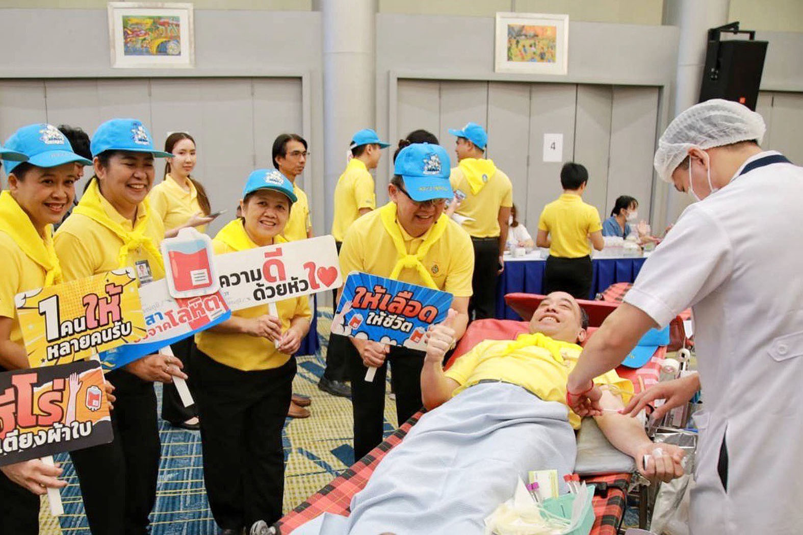 ท่าอากาศยานสุวรรณภูมิ นำคณะผู้บริหารและพนักงานร่วมบริจาคโลหิต ถวายเป็นพระราชกุศล ท่าอากาศยานสุวรรณภูมิ นำคณะผู้บริหารและพนักงานร่วมบริจาคโลหิต ถวายเป็นพระราชกุศลแด่พระบาทสมเด็จพระวชิรเกล้าเจ้าอยู่หัว เนื่องในโอกาสพระราชพิธีสมมงคลพระชนมายุเท่าพระบาทสมเด็จพระพุทธยอดฟ้าจุฬาโลกมหาราช สมเด็จพระปฐมบรมกษัตริยาธิราชแห่งพระราชวงศ์จักรี พุทธศักราช 2568 วันที่ 6 สิงหาคม 2568 นายกิตติพงศ์ กิตติขจร ผู้อำนวยการท่าอากาศยานสุวรรณภูมิ บริษัท ท่าอากาศยานไทย จำกัด (มหาชน) (AOT) เป็นประธานเปิดกิจกรรม “จิตอาสาบริจาคโลหิต ประจำปี 2568” พร้อมร่วมบริจาคโลหิต โดยมี คณะผู้บริหาร พนักงาน และลูกจ้างจากหน่วยงานต่างๆ ภายในท่าอากาศยานสุวรรณภูมิ (ทสภ.) เข้าร่วมกิจกรรมอย่างพร้อมเพรียง ณ ห้องจัดเลี้ยง 1 ชั้น 5 อาคารสำนักงานท่าอากาศยานสุวรรณภูมิ (AOB) กิจกรรมครั้งนี้จัดขึ้นโดยความร่วมมือระหว่างท่าอากาศยานสุวรรณภูมิ และ ศูนย์บริการโลหิตแห่งชาติ สภากาชาดไทย เพื่อถวายเป็นพระราชกุศลและแสดงความจงรักภักดีแด่ พระบาทสมเด็จพระวชิรเกล้าเจ้าอยู่หัว เนื่องในโอกาสพระราชพิธีสมมงคลพระชนมายุเท่าพระบาทสมเด็จพระพุทธยอดฟ้าจุฬาโลกมหาราช สมเด็จพระปฐมบรมกษัตริยาธิราชแห่งพระราชวงศ์จักรี พุทธศักราช 2568 ทสภ. ให้ความสำคัญกับการส่งเสริมกิจกรรมสาธารณประโยชน์และจิตอาสา เพื่อสร้างจิตสำนึกในการแบ่งปัน และช่วยเหลือเพื่อนมนุษย์ โดยเฉพาะการบริจาคโลหิต ซึ่งสามารถต่อชีวิตให้กับผู้ป่วยทั่วประเทศ และสะท้อนถึงพลังแห่งความสามัคคีและความจงรักภักดีของบุคลากรในองค์กร