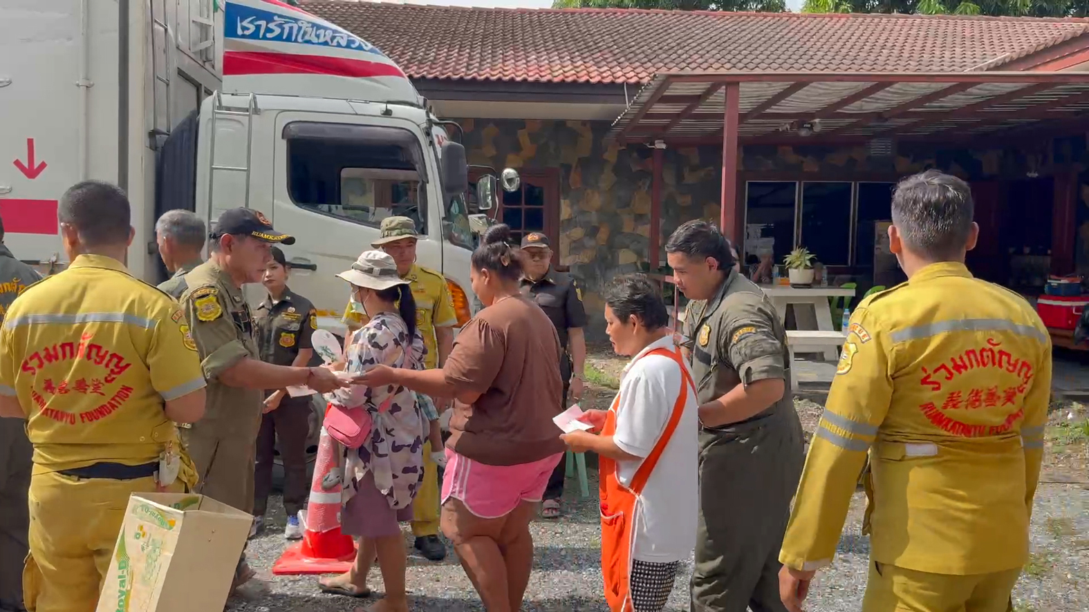 มูลนิธิร่วมกตัญญูมอบถุงยังชีพเยียวยาผู้ประสบภัยน้ำท่วมบางพลี เมื่อช่วงสาย วันที่ 15 กันยายน 2568 มูลนิธิร่วมกตัญญู โดย ดร.รัตนา สมสกุลรุ่งเรือง ประธานมูลนิธิฯ นายสมศักดิ์ ปาลวัฒน์ ผจก.มูลนิธิฯ พร้อมด้วยเจ้าหน้าที่และอาสาสมัครกว่า 50 นาย ร่วมมือกับทาง อบต.บางพลีใหญ่ นำถุงยังชีพและน้ำดื่มจำนวน 800 ชุด โดยมีนายสุนทร ปานแสงทอง นายกอบจ.สมุทรปราการ ร่วมแจกจ่ายถุงยังชีพให้กับประชาชนในชุมชนชลเทพ ตำบลบางพลีใหญ่ อำเภอบางพลี จังหวัดสมุทรปราการ หลังจากถูกน้ำท่วมสูงที่ผ่าน ดร.รัตนา สมสกุลรุ่งเรือง ประธานมูลนิธิร่วมกตัญญู บอกว่า หลังจากที่ทราบข่าวว่าในพื้นที่ของจังหวัดสมุทรปราการ เกิดน้ำท่วมสูงหลายพื้นที่ในช่วงสัปดาห์ที่ผ่านมา จากผลกระทบปริมาณน้ำฝนที่ตกลงมาอย่างหนักติดต่อกันหลายชั่วโมง ทำให้น้ำเอ่อล้นตามคลองต่างๆเข้าท่วมชุมชน โดยชุมชนในพื้นที่ของอำเภอบางพลี อย่างชุมชนบ้านชลเทพ ซึ่งมีระดับน้ำสูงและทำให้ประชาชนผู้พักอาศัยในชุมชนประมาณ 800 ครอบครัวได้รับผลกระทบ มูลนิธิร่วมกตัญญู ซึ่งถือว่าเป็นบ้านเกิดและมีสำนักงานใหญ่ที่อำเภอบางพลี จึงมีการประสานความร่วมมือกับทาง อบต.บางพลีใหญ่ สำรวจชุมชนดังกล่าวเพื่อนำถุงยังชีพและน้ำดื่มมามอบให้กับครอบครัวที่ประสบภัย เพื่อเป็นการแบ่งเบาภาระและเยียวยาช่วยเหลือเบื้องต้นนอกเหนือจากทางภาครัฐและท้องถิ่น อีกทั้งตนเองและทางผู้บริหารของทางมูลนิธิร่วมกตัญญูอยากลงพื้นที่เพื่อให้ขวัญกำลังใจกับชาวบ้านอีกด้วย นอกจากนั้นในช่วงบ่ายวันเดียวกันมูลนิธิร่วมกตัญญูยังมอบถุงยังชีพให้กับชาวบ้านในชุมชนบางพลีนิเวศน์และชุมชนประเสริฐสิน อีก 300 ครอบครัว รวมทั้งสิ้น 1,200 ครอบครัว