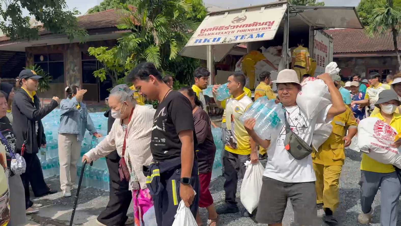 มูลนิธิร่วมกตัญญูมอบถุงยังชีพเยียวยาผู้ประสบภัยน้ำท่วมบางพลี เมื่อช่วงสาย วันที่ 15 กันยายน 2568 มูลนิธิร่วมกตัญญู โดย ดร.รัตนา สมสกุลรุ่งเรือง ประธานมูลนิธิฯ นายสมศักดิ์ ปาลวัฒน์ ผจก.มูลนิธิฯ พร้อมด้วยเจ้าหน้าที่และอาสาสมัครกว่า 50 นาย ร่วมมือกับทาง อบต.บางพลีใหญ่ นำถุงยังชีพและน้ำดื่มจำนวน 800 ชุด โดยมีนายสุนทร ปานแสงทอง นายกอบจ.สมุทรปราการ ร่วมแจกจ่ายถุงยังชีพให้กับประชาชนในชุมชนชลเทพ ตำบลบางพลีใหญ่ อำเภอบางพลี จังหวัดสมุทรปราการ หลังจากถูกน้ำท่วมสูงที่ผ่าน ดร.รัตนา สมสกุลรุ่งเรือง ประธานมูลนิธิร่วมกตัญญู บอกว่า หลังจากที่ทราบข่าวว่าในพื้นที่ของจังหวัดสมุทรปราการ เกิดน้ำท่วมสูงหลายพื้นที่ในช่วงสัปดาห์ที่ผ่านมา จากผลกระทบปริมาณน้ำฝนที่ตกลงมาอย่างหนักติดต่อกันหลายชั่วโมง ทำให้น้ำเอ่อล้นตามคลองต่างๆเข้าท่วมชุมชน โดยชุมชนในพื้นที่ของอำเภอบางพลี อย่างชุมชนบ้านชลเทพ ซึ่งมีระดับน้ำสูงและทำให้ประชาชนผู้พักอาศัยในชุมชนประมาณ 800 ครอบครัวได้รับผลกระทบ มูลนิธิร่วมกตัญญู ซึ่งถือว่าเป็นบ้านเกิดและมีสำนักงานใหญ่ที่อำเภอบางพลี จึงมีการประสานความร่วมมือกับทาง อบต.บางพลีใหญ่ สำรวจชุมชนดังกล่าวเพื่อนำถุงยังชีพและน้ำดื่มมามอบให้กับครอบครัวที่ประสบภัย เพื่อเป็นการแบ่งเบาภาระและเยียวยาช่วยเหลือเบื้องต้นนอกเหนือจากทางภาครัฐและท้องถิ่น อีกทั้งตนเองและทางผู้บริหารของทางมูลนิธิร่วมกตัญญูอยากลงพื้นที่เพื่อให้ขวัญกำลังใจกับชาวบ้านอีกด้วย นอกจากนั้นในช่วงบ่ายวันเดียวกันมูลนิธิร่วมกตัญญูยังมอบถุงยังชีพให้กับชาวบ้านในชุมชนบางพลีนิเวศน์และชุมชนประเสริฐสิน อีก 300 ครอบครัว รวมทั้งสิ้น 1,200 ครอบครัว