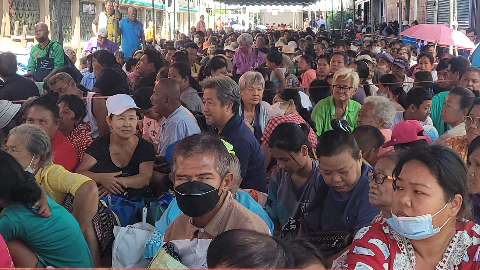 รองนายก อบจ. ร่วมงาน ทิ้งกระจาด ศาลเจ้าพ่อหลักเมืองปากน้ำ ด้าน ชมรมโฮปฯ ได้นำน้ำดื่มคลายร้อนให้ประชาชน เมื่อเวลา 15.00 น. วันที่ 20 กันยายน 2568 ที่ศาลเจ้าพ่อหลักเมืองสมุทรปราการ ตำบลปากน้ำ อำเภอเมืองสมุทรปราการ มีการจัดงาน ทิ้งกระจาดประจำปี 2568 โดยมี นายนิพนธ์ จังภัทรกุล ประธานศาลเจ้าพ่อหลักเมืองสมุทรปราการ เป็นประธาน พร้อมด้วย นายอัครวัฒน์ อัศวเหม รองนายกองค์การบริหารส่วนจังหวัดสมุทรปราการ, นางสาววริศรา มีชัย สมาชิกสภา อบจ., นางสาวปิยนุช พาณิชย์พิศาล ประธานชมรมโฮปสะพานบุญแห่งความหวังและศรัทธา และภาคีมูลนิธิในจังหวัดสมุทรปราการ เข้าร่วม ภายในงาน มีการเปิดโรงทานและแจก ข้าวสารจำนวนกว่า 3,000 ถุง ให้ประชาชนที่มาร่วมงาน ซึ่งมีผู้เข้าร่วมไม่ต่ำกว่า 3,000 คน โดยทางชมรมโฮปฯ ได้นำน้ำดื่ม 220 แพ็ค หรือ 2,640 ขวด มาร่วมแจกคลายร้อนให้ประชาชนที่มาร่วมงาน พร้อมช่วยจัดระเบียบและดูแลความเรียบร้อย นางสาวปิยนุช พาณิชย์พิศาล ประธานชมรมโฮปฯ กล่าวว่า ทางชมรมโฮปฯ ได้มาร่วมงานทิ้งกระจาดของศาลเจ้าพ่อหลักเมืองปากน้ำ เราได้นำน้ำดื่มมาจำนวน 220 แพ็ค ทางเราก็ดีใจที่มาร่วมบุญกับศาลเจ้าพ่อหลักเมือง นายอัครวัฒน์ อัศวเหม รองนายก อบจ. กล่าวว่า วันนี้เป็นวันสำคัญอีก 1 วัน เนื่องจากว่าทางมูลนิธิโรงเจ มูลนิธิหลาย ๆ มูลนิธิในจังหวัดสมุทรปราการ โดยเฉพาะมูลนิธิศาลเจ้าพ่อหลักเมือง ได้ทำพิธีทิ้งกระจาด คือแจกทานให้แก่ผู้ที่ประสบภาวะปัญหาทางเศรษฐกิจ ผม อัครวัฒน์ อัศวเหม ได้มาพร้อมกับ สจ.วริศรา มีชัย ได้รับมอบหมายจากท่าน สุนทร ปานแสงทอง นายกองค์การบริหารส่วนจังหวัด พร้อมกับสมาชิกองค์การบริหารส่วนจังหวัด ทุก ๆ คน มาร่วมในงานครั้งนี้ ซึ่งงานทิ้งกระจาดได้จัดทำทุก ๆ ปี ซึ่งวันนี้ก็มีประชาชนในจังหวัดสมุทรปราการ มาร่วมงาน จากการที่ผมดูด้วยสายตาไม่ต่ำกว่า 3 พันคน ก่อนอื่นต้องกราบขอบพระคุณผู้มีจิตศรัทธาทุก ๆ คน ที่เล็งเห็นถึงผู้ตกทุกได้ยากและก็มีความเป็นห่วงคนที่มีสภาพเศรษฐกิจที่ไม่ค่อยดี มาร่วมกันแจกข้าวสารอาหารแห้ง ซึ่งก่อนแจกนั้น ทางมูลนิธินำพระมาทำพิธีสวดมนต์และให้พรกับคนที่มาร่วมงานในครั้งนี้ด้วย ผมหวังเป็นอย่างยิ่งว่า คนสมุทรปราการที่มีฐานะดีกว่า ก็คงจะต้องให้ความสำคัญต่อคนที่มีภาวะทางเศรษฐกิจ ในปัจจุบันนี้ด้วย แล้วก็เข้าใจว่าข้าวสารเราเตรียมไว้จำนวนเยอะมาก ถ้าเกิดไม่พอ ทางมูลนิธิศาลเจ้าพ่อหลักเมืองก็เตรียมเงินสดไว้ประมาณ 1 แสนบาท ซึ่งจะให้คนละ 100 บาท ในกรณีที่เขาไม่ได้รับข้าวสาร ก็ต้องขอขอบพระคุณทุก ๆ คน ที่มีจิตศรัทธา และทำให้งานนี้สำเร็จลุล่วงได้ด้วยดี ขอบพระคุณอย่างสูงครับ 