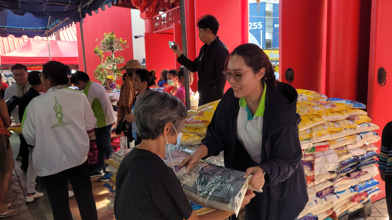 รองนายก อบจ. ร่วมงาน ทิ้งกระจาด ศาลเจ้าพ่อหลักเมืองปากน้ำ ด้าน ชมรมโฮปฯ ได้นำน้ำดื่มคลายร้อนให้ประชาชน เมื่อเวลา 15.00 น. วันที่ 20 กันยายน 2568 ที่ศาลเจ้าพ่อหลักเมืองสมุทรปราการ ตำบลปากน้ำ อำเภอเมืองสมุทรปราการ มีการจัดงาน ทิ้งกระจาดประจำปี 2568 โดยมี นายนิพนธ์ จังภัทรกุล ประธานศาลเจ้าพ่อหลักเมืองสมุทรปราการ เป็นประธาน พร้อมด้วย นายอัครวัฒน์ อัศวเหม รองนายกองค์การบริหารส่วนจังหวัดสมุทรปราการ, นางสาววริศรา มีชัย สมาชิกสภา อบจ., นางสาวปิยนุช พาณิชย์พิศาล ประธานชมรมโฮปสะพานบุญแห่งความหวังและศรัทธา และภาคีมูลนิธิในจังหวัดสมุทรปราการ เข้าร่วม ภายในงาน มีการเปิดโรงทานและแจก ข้าวสารจำนวนกว่า 3,000 ถุง ให้ประชาชนที่มาร่วมงาน ซึ่งมีผู้เข้าร่วมไม่ต่ำกว่า 3,000 คน โดยทางชมรมโฮปฯ ได้นำน้ำดื่ม 220 แพ็ค หรือ 2,640 ขวด มาร่วมแจกคลายร้อนให้ประชาชนที่มาร่วมงาน พร้อมช่วยจัดระเบียบและดูแลความเรียบร้อย นางสาวปิยนุช พาณิชย์พิศาล ประธานชมรมโฮปฯ กล่าวว่า ทางชมรมโฮปฯ ได้มาร่วมงานทิ้งกระจาดของศาลเจ้าพ่อหลักเมืองปากน้ำ เราได้นำน้ำดื่มมาจำนวน 220 แพ็ค ทางเราก็ดีใจที่มาร่วมบุญกับศาลเจ้าพ่อหลักเมือง นายอัครวัฒน์ อัศวเหม รองนายก อบจ. กล่าวว่า วันนี้เป็นวันสำคัญอีก 1 วัน เนื่องจากว่าทางมูลนิธิโรงเจ มูลนิธิหลาย ๆ มูลนิธิในจังหวัดสมุทรปราการ โดยเฉพาะมูลนิธิศาลเจ้าพ่อหลักเมือง ได้ทำพิธีทิ้งกระจาด คือแจกทานให้แก่ผู้ที่ประสบภาวะปัญหาทางเศรษฐกิจ ผม อัครวัฒน์ อัศวเหม ได้มาพร้อมกับ สจ.วริศรา มีชัย ได้รับมอบหมายจากท่าน สุนทร ปานแสงทอง นายกองค์การบริหารส่วนจังหวัด พร้อมกับสมาชิกองค์การบริหารส่วนจังหวัด ทุก ๆ คน มาร่วมในงานครั้งนี้ ซึ่งงานทิ้งกระจาดได้จัดทำทุก ๆ ปี ซึ่งวันนี้ก็มีประชาชนในจังหวัดสมุทรปราการ มาร่วมงาน จากการที่ผมดูด้วยสายตาไม่ต่ำกว่า 3 พันคน ก่อนอื่นต้องกราบขอบพระคุณผู้มีจิตศรัทธาทุก ๆ คน ที่เล็งเห็นถึงผู้ตกทุกได้ยากและก็มีความเป็นห่วงคนที่มีสภาพเศรษฐกิจที่ไม่ค่อยดี มาร่วมกันแจกข้าวสารอาหารแห้ง ซึ่งก่อนแจกนั้น ทางมูลนิธินำพระมาทำพิธีสวดมนต์และให้พรกับคนที่มาร่วมงานในครั้งนี้ด้วย ผมหวังเป็นอย่างยิ่งว่า คนสมุทรปราการที่มีฐานะดีกว่า ก็คงจะต้องให้ความสำคัญต่อคนที่มีภาวะทางเศรษฐกิจ ในปัจจุบันนี้ด้วย แล้วก็เข้าใจว่าข้าวสารเราเตรียมไว้จำนวนเยอะมาก ถ้าเกิดไม่พอ ทางมูลนิธิศาลเจ้าพ่อหลักเมืองก็เตรียมเงินสดไว้ประมาณ 1 แสนบาท ซึ่งจะให้คนละ 100 บาท ในกรณีที่เขาไม่ได้รับข้าวสาร ก็ต้องขอขอบพระคุณทุก ๆ คน ที่มีจิตศรัทธา และทำให้งานนี้สำเร็จลุล่วงได้ด้วยดี ขอบพระคุณอย่างสูงครับ 