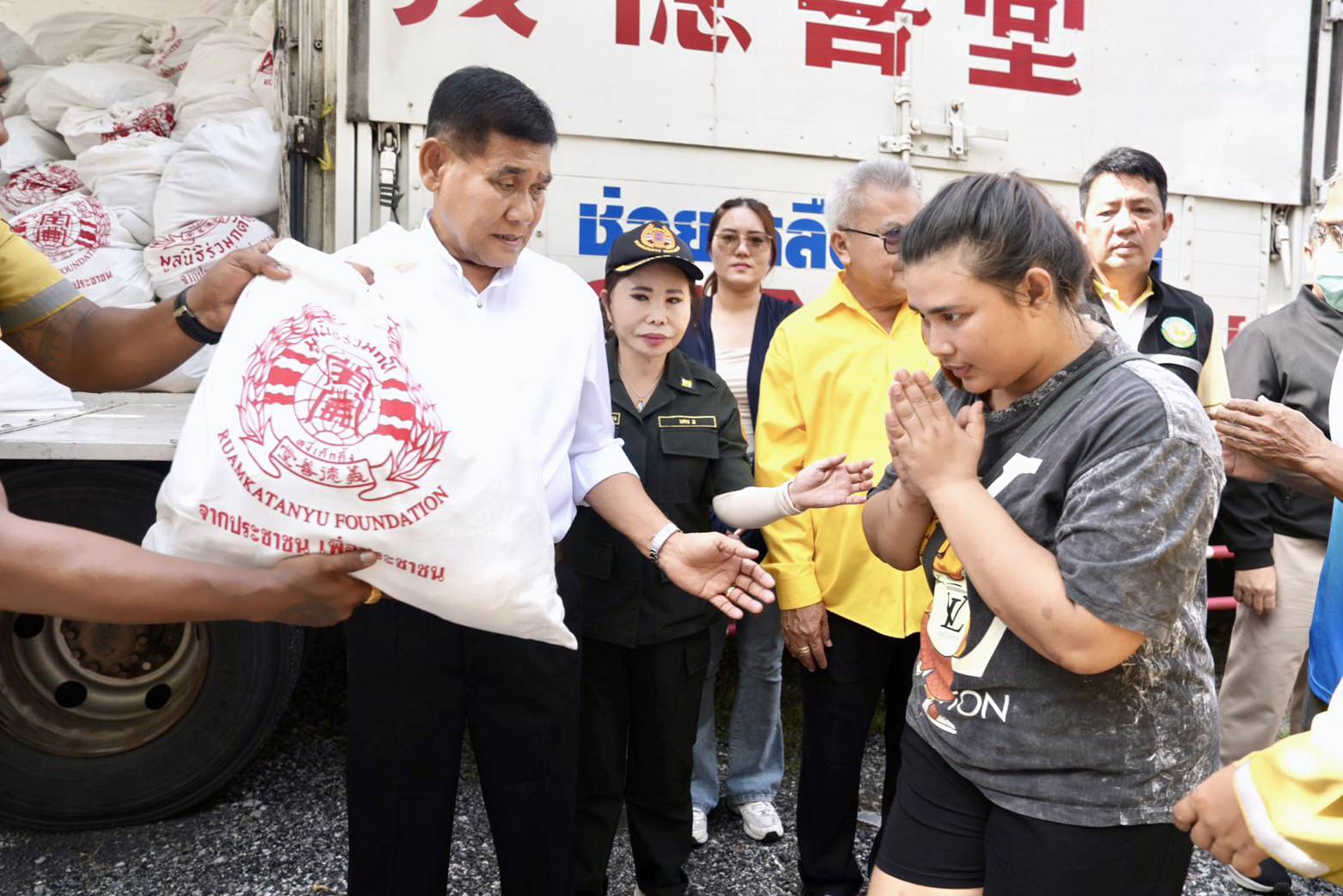 มูลนิธิร่วมกตัญญูมอบถุงยังชีพเยียวยาผู้ประสบภัยน้ำท่วมบางพลี เมื่อช่วงสาย วันที่ 15 กันยายน 2568 มูลนิธิร่วมกตัญญู โดย ดร.รัตนา สมสกุลรุ่งเรือง ประธานมูลนิธิฯ นายสมศักดิ์ ปาลวัฒน์ ผจก.มูลนิธิฯ พร้อมด้วยเจ้าหน้าที่และอาสาสมัครกว่า 50 นาย ร่วมมือกับทาง อบต.บางพลีใหญ่ นำถุงยังชีพและน้ำดื่มจำนวน 800 ชุด โดยมีนายสุนทร ปานแสงทอง นายกอบจ.สมุทรปราการ ร่วมแจกจ่ายถุงยังชีพให้กับประชาชนในชุมชนชลเทพ ตำบลบางพลีใหญ่ อำเภอบางพลี จังหวัดสมุทรปราการ หลังจากถูกน้ำท่วมสูงที่ผ่าน ดร.รัตนา สมสกุลรุ่งเรือง ประธานมูลนิธิร่วมกตัญญู บอกว่า หลังจากที่ทราบข่าวว่าในพื้นที่ของจังหวัดสมุทรปราการ เกิดน้ำท่วมสูงหลายพื้นที่ในช่วงสัปดาห์ที่ผ่านมา จากผลกระทบปริมาณน้ำฝนที่ตกลงมาอย่างหนักติดต่อกันหลายชั่วโมง ทำให้น้ำเอ่อล้นตามคลองต่างๆเข้าท่วมชุมชน โดยชุมชนในพื้นที่ของอำเภอบางพลี อย่างชุมชนบ้านชลเทพ ซึ่งมีระดับน้ำสูงและทำให้ประชาชนผู้พักอาศัยในชุมชนประมาณ 800 ครอบครัวได้รับผลกระทบ มูลนิธิร่วมกตัญญู ซึ่งถือว่าเป็นบ้านเกิดและมีสำนักงานใหญ่ที่อำเภอบางพลี จึงมีการประสานความร่วมมือกับทาง อบต.บางพลีใหญ่ สำรวจชุมชนดังกล่าวเพื่อนำถุงยังชีพและน้ำดื่มมามอบให้กับครอบครัวที่ประสบภัย เพื่อเป็นการแบ่งเบาภาระและเยียวยาช่วยเหลือเบื้องต้นนอกเหนือจากทางภาครัฐและท้องถิ่น อีกทั้งตนเองและทางผู้บริหารของทางมูลนิธิร่วมกตัญญูอยากลงพื้นที่เพื่อให้ขวัญกำลังใจกับชาวบ้านอีกด้วย นอกจากนั้นในช่วงบ่ายวันเดียวกันมูลนิธิร่วมกตัญญูยังมอบถุงยังชีพให้กับชาวบ้านในชุมชนบางพลีนิเวศน์และชุมชนประเสริฐสิน อีก 300 ครอบครัว รวมทั้งสิ้น 1,200 ครอบครัว