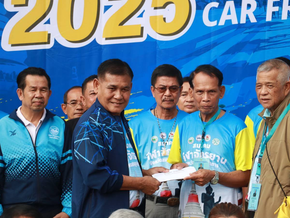 นายก อบจ สมุทรปราการ เปิดงานปั่นจักรยาน รณรงค์ลดการใช้พลังงาน ลดโลกร้อน Samuthprakarn Car Free Day ประจำปี 2568 วันที่ 28 กันยายน 2568 ที่เทศบาลเมืองลัดหลวง อ.พระประแดง จ.สมุทรปราการ นายสุนทร ปานแสงทอง เป็นประธานเปิดงานปั่นจักรยานรณรงค์ ลดพลังงาน ลดโลกร้อน ส่งเสริมสุขภาพและร่วมกิจกรรมด้านสิ่งแวดล้อม ประจำปี 2568 (Samutprakan Car Free Day 2025) พร้อมด้วยนายณฐนนท์ มีสัมฤทธิ์ เลขานุการนายกอบจ.สมุทรปราการ คณะผู้บริหารเทศบาลเมืองลัดหลวง สมาชิกสภาเทศบาลเมืองลัดหลวง ประชาชน นักกีฬาปั่นจักรยาน เข้าร่วมงานอย่างคับคั่งโดยมีนางโสภา มีสัมฤทธิ์ นายกเทศมนตรีเมืองลัดหลวง กล่าวถึงวัตถุประสงค์ของการจัดงานเพื่อสร้างตระหนักและจิตสำนึกด้านสิ่งแวดล้อม โดยใช้การปั่นจักรยานเป็นตัวนำกิจกรรมรณรงค์ลดพลังงาน ลดโลกร้อน ด้านนายสุนทร ปานแสงทอง นายกองค์การบริหารส่วนจังหวัดสมุทรปราการได้กล่าวว่า การจัดกิจกรรมปั่นจักรยาน รณรงค์ ลดโลกร้อน ส่งเสริมสุขภาพ คาร์ ฟรี เดย์ จังหวัดสมุทรปราการ ที่จัดต่อเนื่องมา 17 ปีแล้ว วันปลอดรถยนต์หรือ คาร์ ฟรีเดย์ เป็นกิจกรรมสากลที่ทุกประเทศจัดขึ้นพร้อมกัน เพื่อกระตุ้นให้ทุกฝ่าย ตระหนักถึงปัญหาจากการใช้รถยนต์ อันได้แก่ การสิ้นเปลืองพลังงาน การจราจรติดขัด ก่อให้เกิดมลพิษในเขตเมืองเกิดปัญหาโลกร้อน และปัญหาสุขภาพด้านอื่น ๆ ตามมา จึงถือว่ากิจกรรมดังกล่าว สามารถส่งเสริมและ ผลักดันให้ประชาชนทั่วไปตระหนักถึงปัญหา ต่าง ๆ ที่จะเกิดขึ้น และหันมาช่วยกันรักษาธรรมชาติ สิ่งแวดล้อม รวมทั้ง ลดปัญหาสภาวะโลกร้อนในปัจจุบันได้เป็นอย่างดี