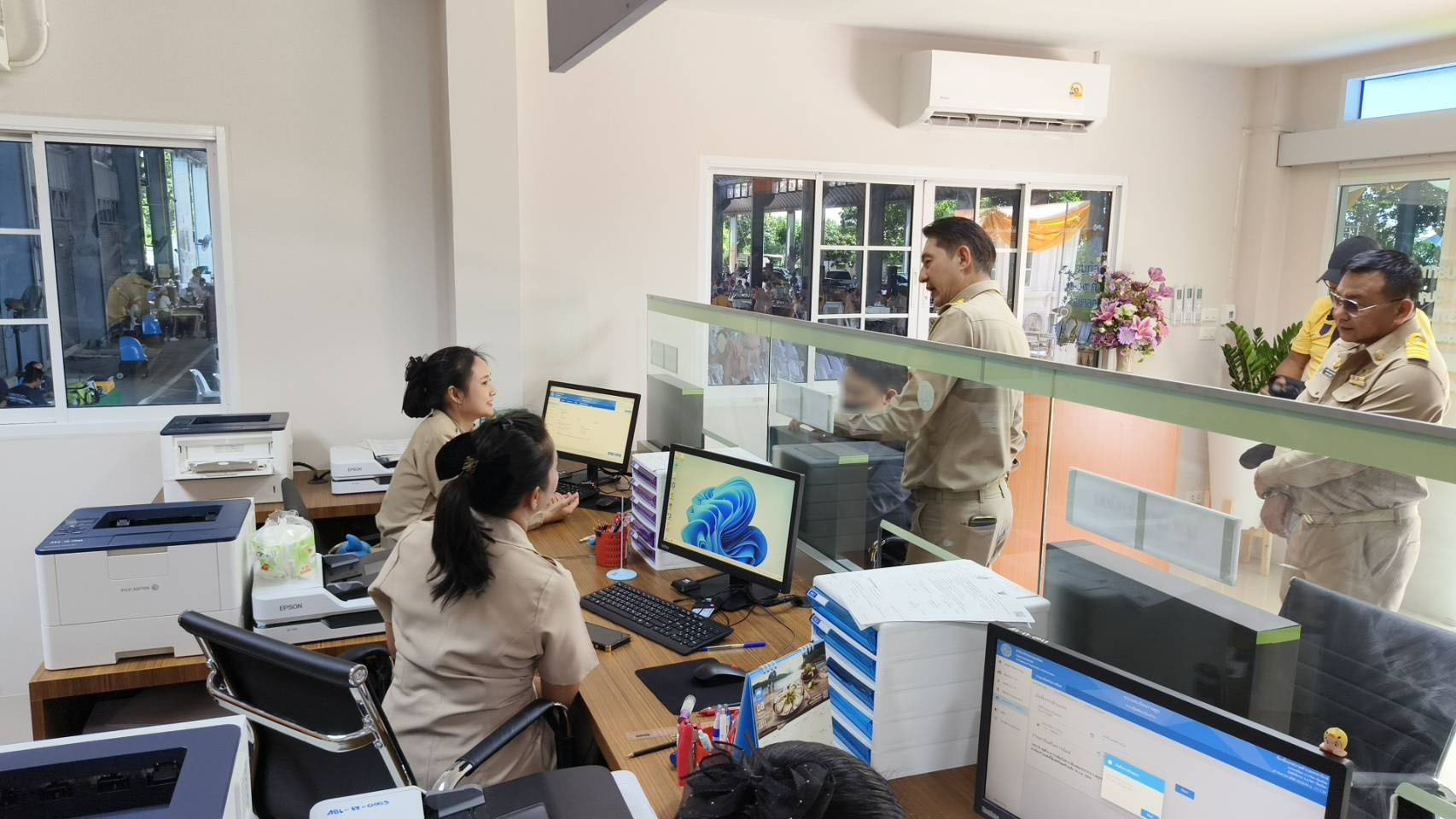 สมุทรปราการ สุทธิวิทย์ ชยุตม์วรกานต์ เปิดอย่างเป็นทางการแล้วอาคารสำนักทะเบียนท้องถิ่นทต.เทพารักษ์ .           วันที่ 29 กันยายน 2568 เวลา 08.00 น. ที่สำนักงานเทศบาลตำบลเทพารักษ์ อำเภอเมือง จังหวัดสมุทรปราการ นายวชิรเชษฐ์ รุ่งธวัฒน์วงศ์ นายกเทศมนตรีตำบลเทพารักษ์ พร้อมคณะผู้บริหาร สมาชิกสภาเทศบาล หัวหน้าส่วนราชการ กำนัน ผู้ใหญ่บ้าน พนักงานเทศบาล ได้ กราบไหว้สักการะศาลพระพรหมและ ศาลเจ้าที่ และสิ่งสักศักดิ์ประจำสำนักงานเทศบาลตำบลเทพารักษ์ จากนั้นได้เข้าสู่พิธีเจริญพระพุทธมนต์มีพระภิกษุสงฆ์จำนวน9รูป จากวัดหนามแดง มาสวดเพื่อความเป็นสิริมงคล และพิธีเปิดอาคารสำนักทะเบียนท้องถิ่นเทศบาลตำบลเทพารักษ์ โดยมีนายประทีป นทีทวีวัฒน์ รองผู้ว่าราชการจังหวัดสมุทรปราการ เป็นประธาน พร้อมด้วยนายสมศักดิ์ แก้วเสนา ปลัดจังหวัดสมุทรปราการ นายอิม แพหมอ นายกเทศมนตรีเมืองแพรกษา นายชยกร ตั้งยิ่งยง ท้องถิ่นอำเภอเมืองสมุทรปราการ และนายเลิศศักดิ์ เนียมรักษา ปลัดอาวุโสอำเภอเมืองสมุทรปราการ ร่วมเป็นเกียรติในพิธีเปิดอาคาร            	เทศบาลตำบลเทพารักษ์ ได้ดำเนินการจัดตั้งอาคารสำนักทะเบียนท้องถิ่นขึ้น เพื่อใช้เป็นสถานที่ให้บริการประชาชนในด้านงานทะเบียนราษฎร และงานอื่นๆที่เกี่ยวข้อง เพื่อเพิ่มประสิทธิภาพในการให้บริการแก่ประชาชน ให้ได้รับความสะดวก รวดเร็ว ถูกต้อง และเป็นระบบมากยิ่งขึ้น รวมทั้งเพื่อรองรับการพัฒนาด้านเทคโนโลยีสารสนเทศในการให้บริการด้านงานทะเบียนราษฎร ยื่นขอบ้านเลขที่ แจ้งเกิด แจ้งตาย แจ้งย้ายที่อยู่ คัดและรับรองสำเนารายการเอกสารทางทะเบียนราษฎร แก้ไขเปลี่ยนแปลงรายการในเอกสารการทะเบียนราษฎร และเตรียมความพร้อมในการให้บริการด้านงานบัตรประจำตัวประชาชนในอนาคต ต่อไป โดย เทศบาลดำบลเทพารักษ์ ได้เปิดให้บริการตั้งแต่วันจันทร์-วันศุกร์ เวลา 08.30 น. - 16.30 น.