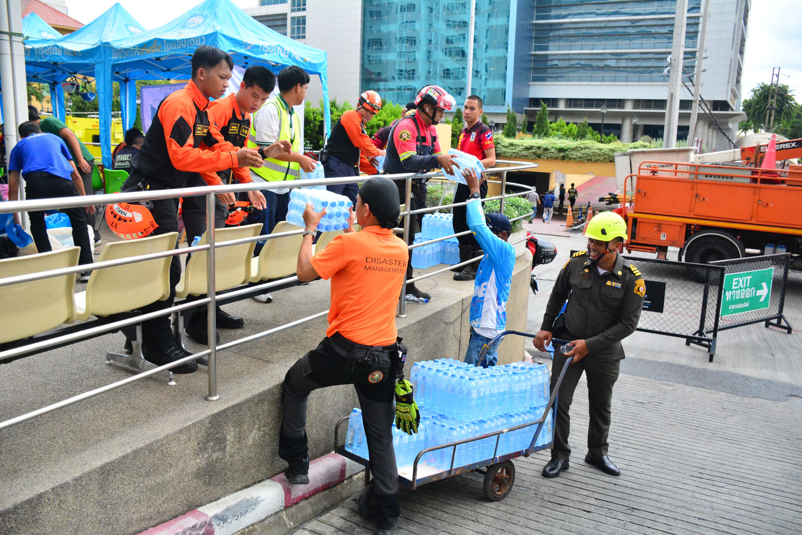 แนนซี่ ประธานชมรมโฮปฯ นำทีมขนน้ำดื่ม มอบให้เจ้าหน้าที่หน้างานเหตุการณ์ถนนทรุด นางสาวปิยนุช(หรือแนนซี่) พาณิชย์พิศาล ประธานชมรมโฮปสะพานบุญแห่งความหวังและศรัทธา พร้อมเจ้าหน้าที่ชมรมฯ ได้นำน้ำดื่ม จำนวน 130 แพ็ค ที่ได้รับการสนับสนุนจาก ส.ว.นันทนา นันทวโรภาส ไปมอบให้กับเจ้าหน้าที่ที่ปฏิบัติอยู่หน้างาน ในเหตุการณ์ถนนทรุด บริเวณหน้าโรงพยาบาลวชิรพยาบาลและสถานีตำรวจนครบาลสามเสน แขวงถนนนครไชยศรี เขตดุสิต กรุงเทพมหานคร นางสาวปิยนุช(หรือแนนซี่) พาณิชย์พิศาล ประธานชมรมโฮปฯ กล่าวว่า วันนี้ในนามของ ส.ว.นันทนา นันทวโรภาส ร่วมกับชมรมโฮปฯ ได้นำน้ำดื่มจำนวน 130 แพ็ค มามอบให้กับเจ้าหน้าที่ ที่อยู่หน้างาน ในเหตุการณ์ถนนทรุด บริเวณถนนสามเสน