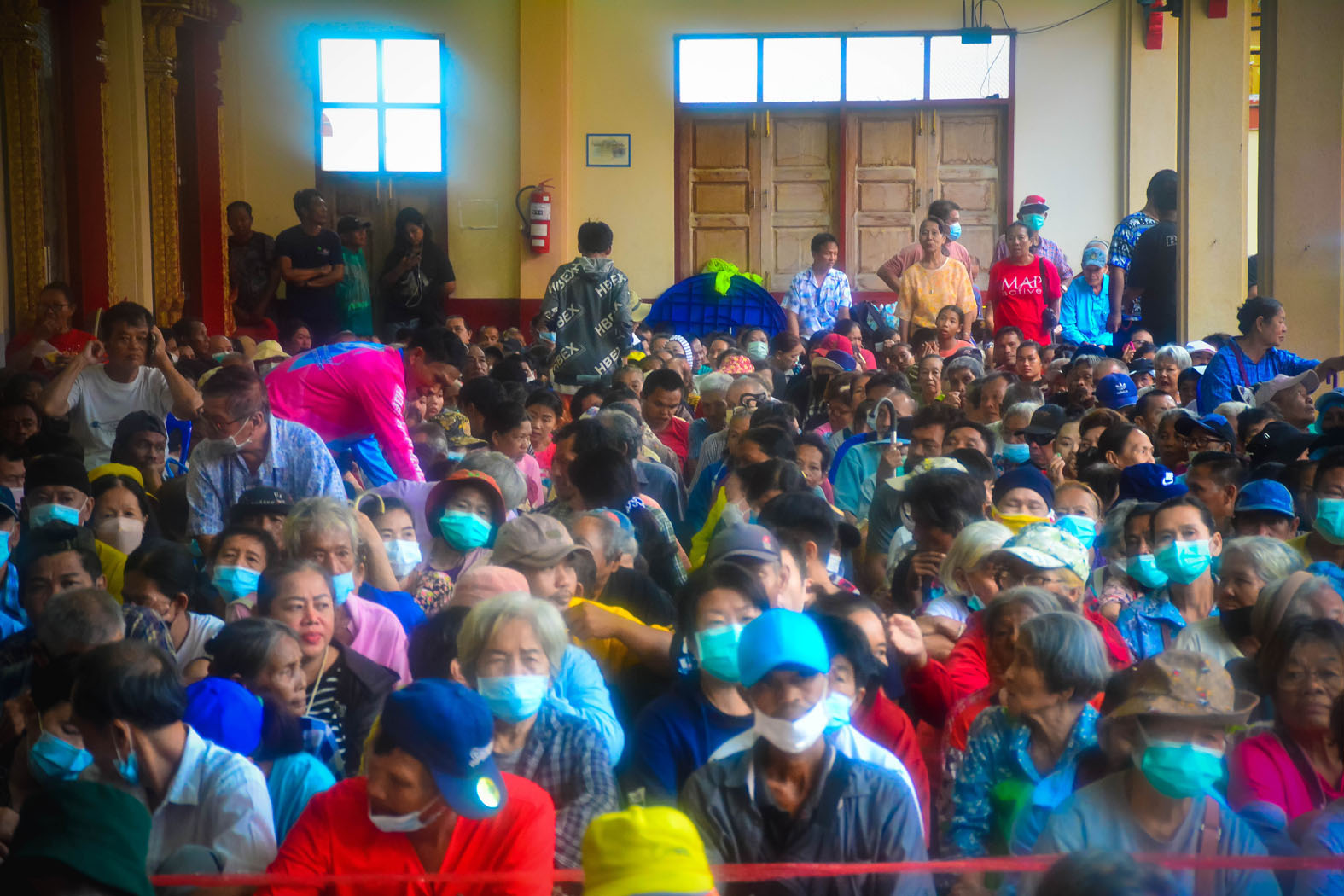 ชาวบ้านต่อคิวแน่นวัด ชมรมโฮปฯ ตั้งโต๊ะลงทะเบียนรับข้าวสาร