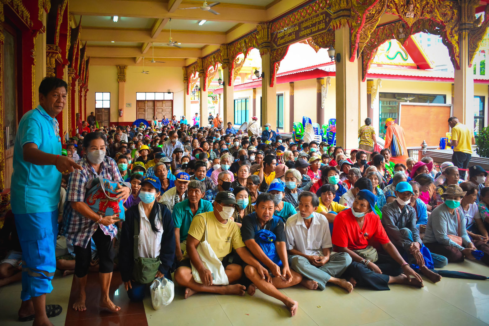 ชาวบ้านต่อคิวแน่นวัด ชมรมโฮปฯ ตั้งโต๊ะลงทะเบียนรับข้าวสาร