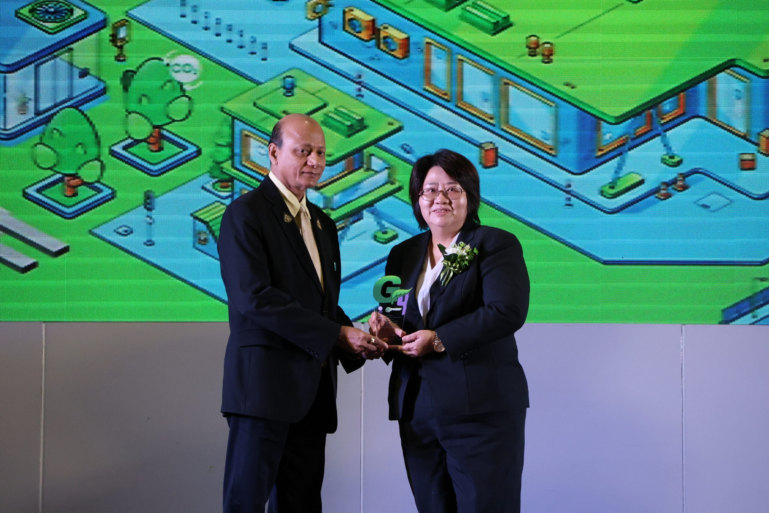 R-EEP คว้ารางวัลอุตสาหกรรมสีเขียว ระดับ 4 โรงไฟฟ้าขยะเป็นมิตรกับสิ่งแวดล้อม บริษัท ราชบุรี-อีอีพี รีนิวเอเบิ้ล เอนเนอจี้ (R-EEP) คว้ารางวัลอุตสาหกรรมสีเขียวระดับ 4 วัฒนธรรมสีเขียว (Green Industry: Green Culture) ประจำปี 2568 โดยมีนายอบีนาช มาจี้ ประธานเจ้าหน้าที่บริหาร เป็นตัวแทนรับรางวัลจากผู้บริหารกระทรวงอุตสาหกรรม เมื่อวันที่ 22 กันยายน 2568 ณ ห้องมัฆวานรังสรรค์ ชั้น 3 สโมสรทหารบก กรุงเทพมหานคร โดยรางวัล Green Industry Level 4 เป็นเครื่องยืนยันถึงมาตรฐานความรับผิดชอบต่อสังคมของ R-EEP ที่ใช้ในกระบวนการผลิตกระแสไฟฟ้าจากเชื้อเพลิงขยะ รวมถึงการปลูกฝังจิตสำนึกด้านสิ่งแวดล้อมต่อพนักงานในองค์กร เกิดความร่วมมือกันผลักดันจนบริษัทได้รับรางวัลดังกล่าว R-EEP มุ่งมั่นดำเนินนโนยบายส่งเสริมธุรกิจสู่ความยั่งยืน รวมถึงการประกอบกิจกรรมที่เป็นมิตรกับสิ่งแวดล้อม โดยคำนึงถึงผู้มีส่วนได้เสียทั้งภายในและภายนอกตลอดห่วงโซ่อุปทาน 