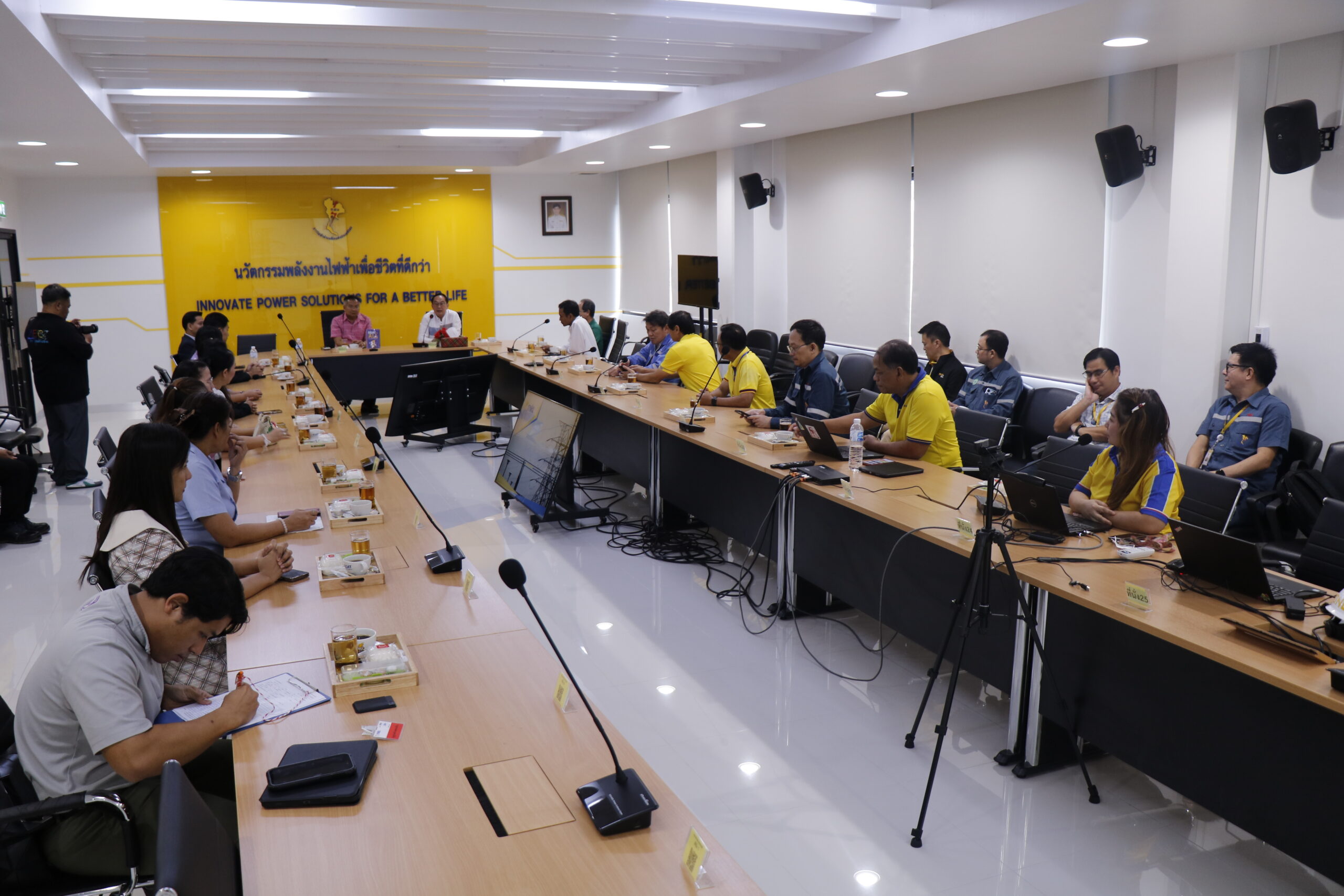 วันที่ 16 กันยายน 2568 นายนพพล พันธุ์เงิน ผู้ช่วยผู้ว่าการผลิตไฟฟ้า 1 พร้อมด้วย นายรังสิต แก้วหวังสกูล ผู้อำนวยการโรงไฟฟ้าพระนครใต้ พร้อมผู้บริหาร ให้การต้อนรับคุณสมศักดิ์ แก้วเสนา ปลัดจังหวัดสมุทรปราการ นายอิฐเชษฐ์ นาคะเต นายอำเภอพระสมุทรเจดีย์ และผู้แทนจากหน่วยงานราชการจังหวัดสมุทรปราการ หน่วยงานปกครองส่วนท้องถิ่นและท้องที่ ตำบลบางโปรง สถานศึกษาในพื้นที่รอบโรงไฟฟ้าพระนครใต้ รวมถึงโรงพยาบาลส่งเสริมสุขภาพตำบล 3 ตำบลรอบโรงไฟฟ้า เข้ารับฟังการชี้แจงกระบวนการผลิตไฟฟ้าของโรงไฟฟ้าพระนครใต้ พร้อมให้ความรู้การเกิดไอน้ำจากกระบวนการผลิตไฟฟ้า โดยมีความมุ่งหวังเพื่อสร้างความเข้าใจต่อไอน้ำที่เกิดขึ้นในช่วงที่อากาศมีความชื้น เพื่อให้หน่วยงานในพื้นที่เข้าใจและลดการกังวลต่อผลกระทบที่เกิดขึ้น โดยโรงไฟฟ้าพระนครใต้ได้เปิดโอกาสให้ผู้เข้าเยี่ยมชมในครั้งนี้ ได้สอบถาม เสนอแนะ และติชมการดำเนินงานของโรงไฟฟ้าพระนครใต้ เพื่อสร้างความเข้าใจให้กับประชาชนในจังหวัดสมุทรปราการ และยังได้นำคณะเยี่ยมชมหอหล่อเย็น (cooling tower) ของโรงไฟฟ้าพระนครใต้อันเป็นจุดที่จะเห็นไอน้ำที่เกิดจากกระบวนการผลิตไฟฟ้าของโรงไฟฟ้าพระนครใต้