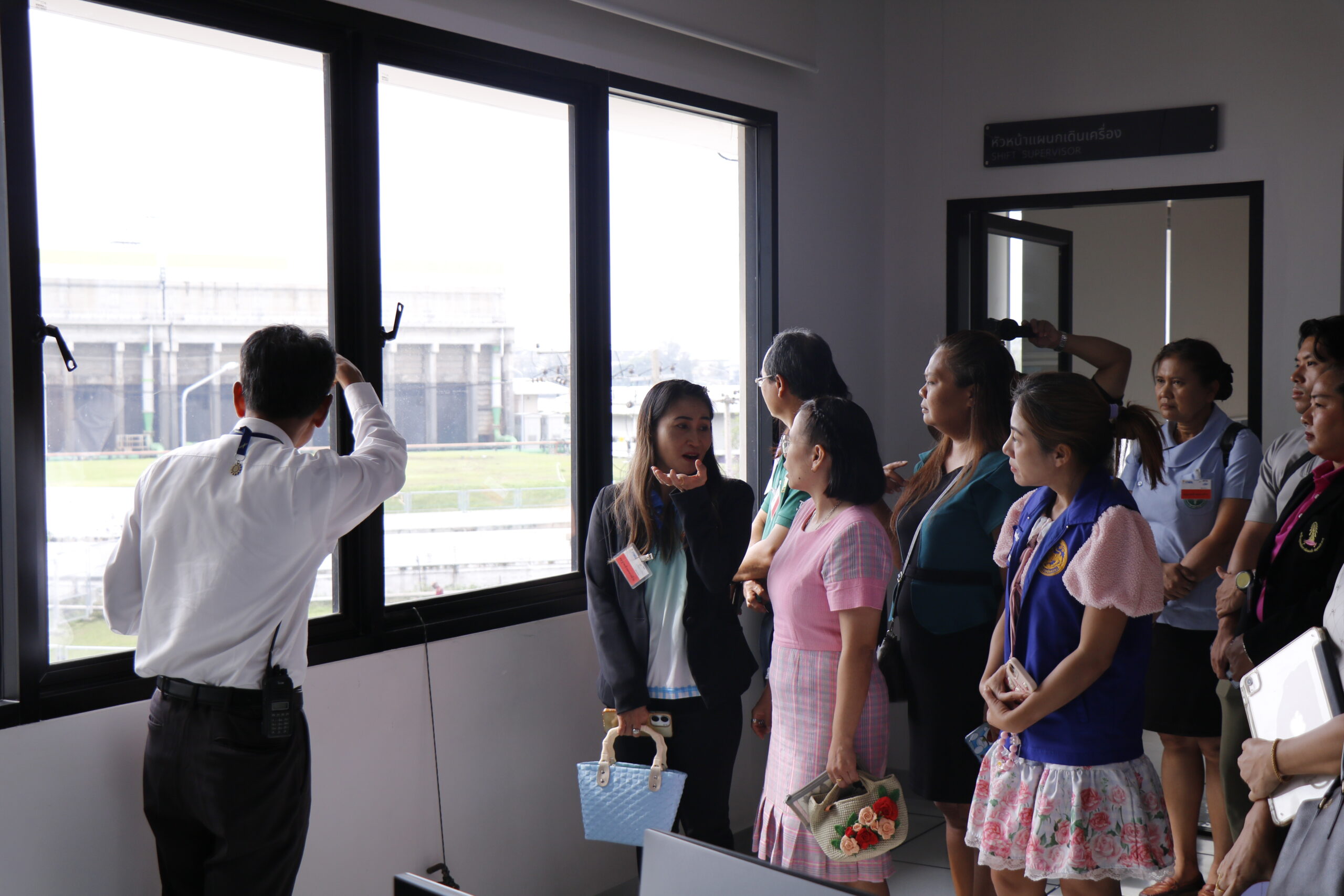 วันที่ 16 กันยายน 2568 นายนพพล พันธุ์เงิน ผู้ช่วยผู้ว่าการผลิตไฟฟ้า 1 พร้อมด้วย นายรังสิต แก้วหวังสกูล ผู้อำนวยการโรงไฟฟ้าพระนครใต้ พร้อมผู้บริหาร ให้การต้อนรับคุณสมศักดิ์ แก้วเสนา ปลัดจังหวัดสมุทรปราการ นายอิฐเชษฐ์ นาคะเต นายอำเภอพระสมุทรเจดีย์ และผู้แทนจากหน่วยงานราชการจังหวัดสมุทรปราการ หน่วยงานปกครองส่วนท้องถิ่นและท้องที่ ตำบลบางโปรง สถานศึกษาในพื้นที่รอบโรงไฟฟ้าพระนครใต้ รวมถึงโรงพยาบาลส่งเสริมสุขภาพตำบล 3 ตำบลรอบโรงไฟฟ้า เข้ารับฟังการชี้แจงกระบวนการผลิตไฟฟ้าของโรงไฟฟ้าพระนครใต้ พร้อมให้ความรู้การเกิดไอน้ำจากกระบวนการผลิตไฟฟ้า โดยมีความมุ่งหวังเพื่อสร้างความเข้าใจต่อไอน้ำที่เกิดขึ้นในช่วงที่อากาศมีความชื้น เพื่อให้หน่วยงานในพื้นที่เข้าใจและลดการกังวลต่อผลกระทบที่เกิดขึ้น โดยโรงไฟฟ้าพระนครใต้ได้เปิดโอกาสให้ผู้เข้าเยี่ยมชมในครั้งนี้ ได้สอบถาม เสนอแนะ และติชมการดำเนินงานของโรงไฟฟ้าพระนครใต้ เพื่อสร้างความเข้าใจให้กับประชาชนในจังหวัดสมุทรปราการ และยังได้นำคณะเยี่ยมชมหอหล่อเย็น (cooling tower) ของโรงไฟฟ้าพระนครใต้อันเป็นจุดที่จะเห็นไอน้ำที่เกิดจากกระบวนการผลิตไฟฟ้าของโรงไฟฟ้าพระนครใต้