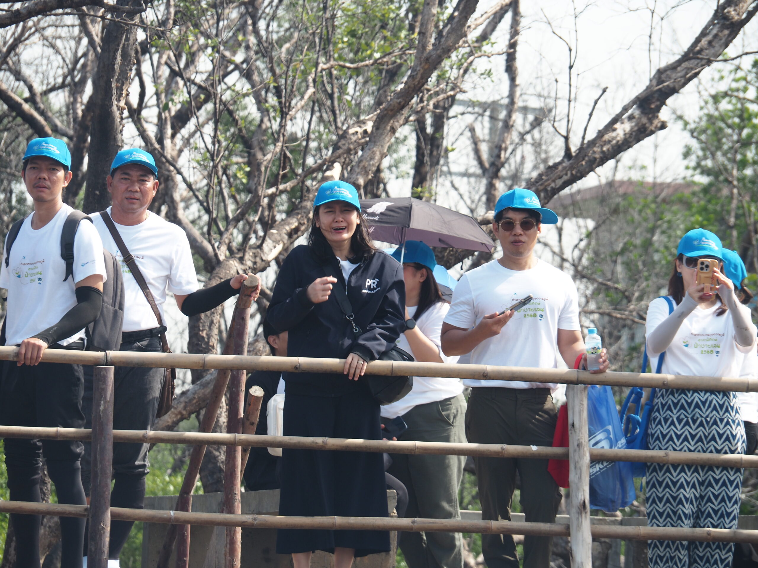 ผู้บริหารทสภ.พร้อมพนักงานและเยาวชนร่วมปลูกต้นโกงกาง9,999 ต้น ท่าอากาศยานสุวรรณภูมิ รวมพลังผู้บริหาร พนักงาน และเยาวชนกว่า 200 คน ปลูกต้นโกงกาง 9,999 ต้น ในโครงการ “Suvarnabhumi Go Green 2025” ฟื้นฟูสิ่งแวดล้อมอย่างยั่งยืน วันนี้ (5 กันยายน 2568) เวลา 09.00 น. นายกิตติพงศ์ กิตติขจร ผู้อำนวยการท่าอากาศยานสุวรรณภูมิ เป็นประธานเปิดโครงการ “ท่าอากาศยานสุวรรณภูมิอาสาพิทักษ์ป่าชายเลน” ประจำปี 2568 (Suvarnabhumi Go Green 2025) ณ ศูนย์ศึกษาธรรมชาติกองทัพบก (บางปู) จังหวัดสมุทรปราการ โดยมี นางกรรณิการ์ เปรมประเสริฐ รองผู้อำนวยการท่าอากาศยานสุวรรณภูมิ (สายปฏิบัติการ 2) พร้อมนายอดิศักดิ์ ทูลสูงเนิน รองผู้อำนวยการท่าอากาศยานสุวรรณภูมิ (สายปฏิบัติการ 1) นำคณะ ผู้บริหารและพนักงานท่าอากาศยานสุวรรณภูมิ (ทสภ.) ร่วมกับนักศึกษาจากวิทยาลัยช่างศิลป สถาบัน บัณฑิตพัฒนศิลป์ และนักเรียนจากโรงเรียนเทพศิรินทร์ร่มเกล้า รวมกว่า 200 คน ร่วมปลูกต้นโกงกาง จำนวน 9,999 ต้น เพื่อฟื้นฟูระบบนิเวศชายฝั่ง และคืนความอุดมสมบูรณ์ให้แก่ชุมชน โดยมี นายวัฒนา เจริญจิตร นายอำเภอเมืองสมุทรปราการ ผู้แทนจังหวัดสมุทรปราการ เข้าร่วมโครงการด้วย นายกิตติพงศ์ กล่าวว่า โครงการครั้งนี้มีวัตถุประสงค์เพื่อปลูกจิตสำนึกด้านสิ่งแวดล้อมให้แก่พนักงาน ทสภ. และเยาวชนโดยรอบ ให้ตระหนักถึงการมีส่วนร่วมในการอนุรักษ์ทรัพยากรธรรมชาติในพื้นที่จังหวัดสมุทรปราการซึ่งเป็นที่ตั้งของ ทสภ. โดยการปลูกป่าชายเลนไม่เพียงช่วยลดการกัดเซาะชายฝั่ง แต่ยังมีส่วนสำคัญในการดูดซับก๊าซคาร์บอนไดออกไซด์และก๊าซเรือนกระจก ช่วยบรรเทาภาวะโลกร้อน อีกทั้งยังเป็นแหล่งเพาะพันธุ์สัตว์น้ำ ฟื้นฟูความสมดุลของระบบนิเวศทางธรรมชาติ ตลอดจนสร้างความสัมพันธ์อันดีกับชุมชนโดยรอบสำหรับต้นไม้ที่ปลูกในครั้งนี้ ทสภ. จะส่งมอบให้ศูนย์ศึกษาธรรมชาติกองทัพบกและจังหวัดสมุทรปราการร่วมดูแล รักษา เพื่อให้เติบโตเป็นผืนป่าชายเลนที่อุดมสมบูรณ์และยั่งยืนต่อไป ทั้งนี้ โครงการ “Suvarnabhumi Go Green 2025” ไม่เพียงเป็นกิจกรรมที่ ทสภ. จัดขึ้นเพื่อขับเคลื่อนยุทธศาสตร์ด้านสิ่งแวดล้อมตามแนวทาง “Green Airport” มุ่งสู่การเป็นท่าอากาศยานที่ปล่อยก๊าซเรือนกระจกสุทธิเป็นศูนย์ (Net Zero) เท่านั้น แต่ยังสะท้อนถึงความมุ่งมั่นในการสร้างความสัมพันธ์ที่ดีกับชุมชนโดยรอบ และสนับสนุนนโยบายการพัฒนาที่ยั่งยืนของบริษัท ท่าอากาศยานไทย จำกัด (มหาชน) (AOT) ภายใต้กรอบการเชื่อมโยงผู้มีส่วนได้ส่วนเสีย (Stakeholder Engagement) การมีส่วนร่วมกับชุมชน (Community Involvement) และการอนุรักษ์ระบบนิเวศ (Ecosystem Preservation) โครงการนี้ตอกย้ำบทบาทของ ทสภ. ในฐานะ “สนามบินที่เป็นพลเมืองที่ดีของสังคม และเพื่อนบ้านที่ดีของชุมชน (Corporate Citizenship Airport)” ที่มุ่งมั่นเติบโตไปพร้อมกับชุมชนและสังคมโดยรอบอย่างสมดุลและยั่งยืน