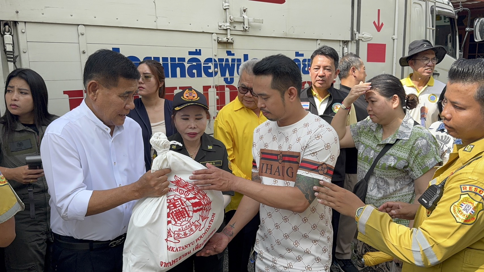 มูลนิธิร่วมกตัญญูมอบถุงยังชีพเยียวยาผู้ประสบภัยน้ำท่วมบางพลี เมื่อช่วงสาย วันที่ 15 กันยายน 2568 มูลนิธิร่วมกตัญญู โดย ดร.รัตนา สมสกุลรุ่งเรือง ประธานมูลนิธิฯ นายสมศักดิ์ ปาลวัฒน์ ผจก.มูลนิธิฯ พร้อมด้วยเจ้าหน้าที่และอาสาสมัครกว่า 50 นาย ร่วมมือกับทาง อบต.บางพลีใหญ่ นำถุงยังชีพและน้ำดื่มจำนวน 800 ชุด โดยมีนายสุนทร ปานแสงทอง นายกอบจ.สมุทรปราการ ร่วมแจกจ่ายถุงยังชีพให้กับประชาชนในชุมชนชลเทพ ตำบลบางพลีใหญ่ อำเภอบางพลี จังหวัดสมุทรปราการ หลังจากถูกน้ำท่วมสูงที่ผ่าน ดร.รัตนา สมสกุลรุ่งเรือง ประธานมูลนิธิร่วมกตัญญู บอกว่า หลังจากที่ทราบข่าวว่าในพื้นที่ของจังหวัดสมุทรปราการ เกิดน้ำท่วมสูงหลายพื้นที่ในช่วงสัปดาห์ที่ผ่านมา จากผลกระทบปริมาณน้ำฝนที่ตกลงมาอย่างหนักติดต่อกันหลายชั่วโมง ทำให้น้ำเอ่อล้นตามคลองต่างๆเข้าท่วมชุมชน โดยชุมชนในพื้นที่ของอำเภอบางพลี อย่างชุมชนบ้านชลเทพ ซึ่งมีระดับน้ำสูงและทำให้ประชาชนผู้พักอาศัยในชุมชนประมาณ 800 ครอบครัวได้รับผลกระทบ มูลนิธิร่วมกตัญญู ซึ่งถือว่าเป็นบ้านเกิดและมีสำนักงานใหญ่ที่อำเภอบางพลี จึงมีการประสานความร่วมมือกับทาง อบต.บางพลีใหญ่ สำรวจชุมชนดังกล่าวเพื่อนำถุงยังชีพและน้ำดื่มมามอบให้กับครอบครัวที่ประสบภัย เพื่อเป็นการแบ่งเบาภาระและเยียวยาช่วยเหลือเบื้องต้นนอกเหนือจากทางภาครัฐและท้องถิ่น อีกทั้งตนเองและทางผู้บริหารของทางมูลนิธิร่วมกตัญญูอยากลงพื้นที่เพื่อให้ขวัญกำลังใจกับชาวบ้านอีกด้วย นอกจากนั้นในช่วงบ่ายวันเดียวกันมูลนิธิร่วมกตัญญูยังมอบถุงยังชีพให้กับชาวบ้านในชุมชนบางพลีนิเวศน์และชุมชนประเสริฐสิน อีก 300 ครอบครัว รวมทั้งสิ้น 1,200 ครอบครัว