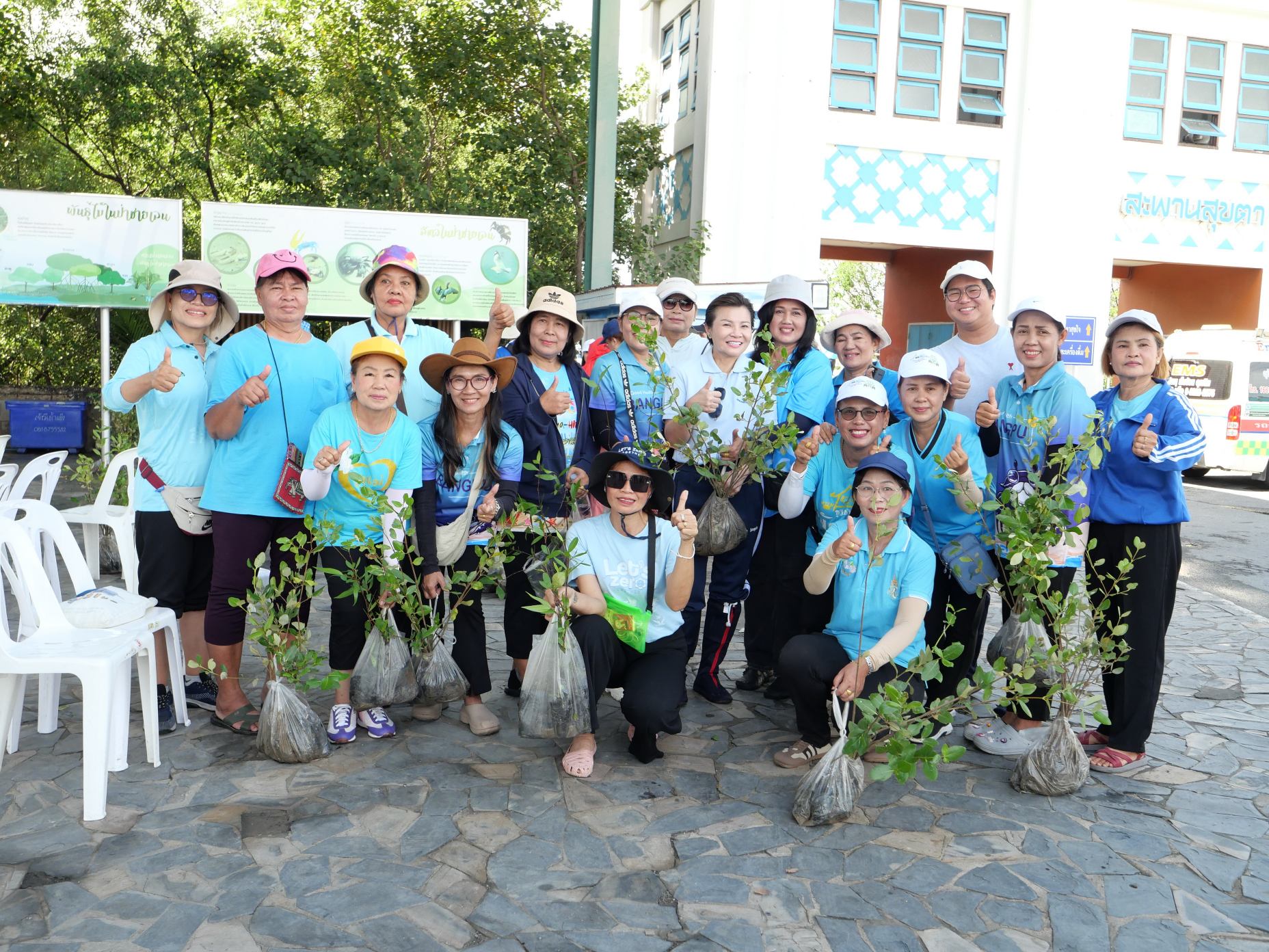 สมุทรปราการ ทต.บางปูจัดกิจกรรมปลูกป่าและลงนามความร่วมมือฟื้นฟูสิ่งแวดล้อม ที่สถานตากอากาศบางปู อ.เมือง จ.สมุทรปราการ นายธีรพล ชุนเจริญ นายกเทศมนตรีตำบลบางปู เป็นประธานในพิธีเปิดและพิธีลงนามบันทึกข้อตกลงความร่วมมือ (MOU) กิจกรรมฟื้นฟูและอนุรักษ์สิ่งแวดล้อม ระหว่างเทศบาลตำบลบางปู และกองสถานพักผ่อน กรมพลาธิการทหารบก มีนายณัฏฐพร พรหมมาศ รองปลัดเทศบาล เป็นผู้กล่าวรายงานวัตถุประสงค์การจัดกิจกรรมปลูกป่า โดยมีพันเอกธรณัส บำรุงกิจ ผู้อำนวยการกองสถานพักผ่อน กรมพลาธิการทหารบก คุณศิริพร ยงค์สงวนชัย ภริยานายกเทศมนตรี คณะผู้บริหาร ที่ปรึกษา เลขานุการ ประธานสภาเทศบาล สมาชิกสภาเทศบาล ที่ปรึกษาภาคประชาชน หัวหน้าส่วนราชการ พนักงานเทศบาล กองสถานพักผ่อน กรมพลาธิการทหารบก กลุ่มเพื่อนนายก สถานีตำรวจภูธรบางปู ศาลเยาวชนและครอบครัวจังหวัดสมุทรปราการ ประชาชน ผู้แทนชุมชนในเขตเทศบาลตำบลบางปู รวมจำนวน 400 คน เข้าร่วมพิธีฯ เพื่อเพิ่มพื้นที่ป่าชายเลน สร้างความสมดุลในระบบนิเวศ ให้เป็นประโยชน์แก่ประชาชนโดยรวม โดยการให้ความรู้ สร้างความเข้าใจ ความตระหนักให้เห็นคุณค่าและความสำคัญของป่าชายเลน โดยมีนายณัฏฐพร พรหมมาศ รองปลัดเทศบาล และพันเอกธีระธรรม มานุช รองผู้อำนวยการ กองสถานพักผ่อน กรมพลาธิการทหารบก ร่วมเป็นสักขีพยานบันทึกข้อตกลงความร่วมมือ ภายหลังพิธีการเสร็จสิ้น รับฟังบรรยายการให้ความรู้ ความเข้าใจเรื่อง สภาพป่าชายเลน ระบบนิเวศทางทะเล และสาธิตวิธีการปลูกป่าชายเลน โดยจ่าสิบเอกหัสชัย ไกรยะวุธ เจ้าหน้าที่ศูนย์ศึกษาธรรมชาติกองทัพบก จากนั้น นายธีรพล ชุนเจริญ นายกเทศมนตรีตำบลบางปูและผู้เข้าร่วมโครงการฯ ได้ร่วมกันปลูกต้นแสมและต้นลำพู จำนวน 4,000 ต้น และเก็บขยะในบริเวณพื้นที่ปลูกป่าชายเลน เพื่อร่วมรักษาสิ่งแวดล้อมทางทะเลให้มีความอุดมสมบูรณ์มากขึ้น