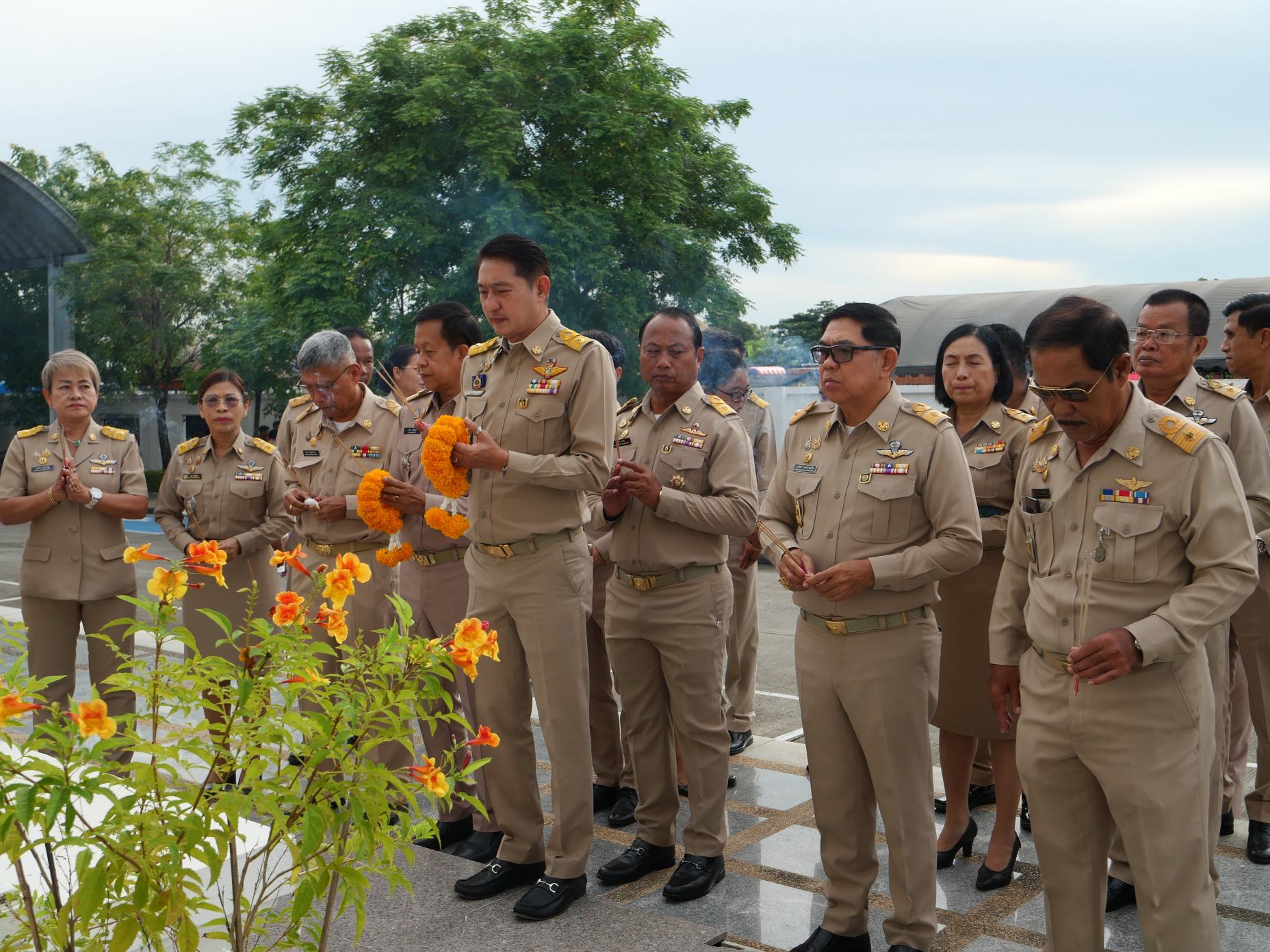 สมุทรปราการ สุทธิวิทย์ ชยุตม์วรกานต์ เปิดอย่างเป็นทางการแล้วอาคารสำนักทะเบียนท้องถิ่นทต.เทพารักษ์ . วันที่ 29 กันยายน 2568 เวลา 08.00 น. ที่สำนักงานเทศบาลตำบลเทพารักษ์ อำเภอเมือง จังหวัดสมุทรปราการ นายวชิรเชษฐ์ รุ่งธวัฒน์วงศ์ นายกเทศมนตรีตำบลเทพารักษ์ พร้อมคณะผู้บริหาร สมาชิกสภาเทศบาล หัวหน้าส่วนราชการ กำนัน ผู้ใหญ่บ้าน พนักงานเทศบาล ได้ กราบไหว้สักการะศาลพระพรหมและ ศาลเจ้าที่ และสิ่งสักศักดิ์ประจำสำนักงานเทศบาลตำบลเทพารักษ์ จากนั้นได้เข้าสู่พิธีเจริญพระพุทธมนต์มีพระภิกษุสงฆ์จำนวน9รูป จากวัดหนามแดง มาสวดเพื่อความเป็นสิริมงคล และพิธีเปิดอาคารสำนักทะเบียนท้องถิ่นเทศบาลตำบลเทพารักษ์ โดยมีนายประทีป นทีทวีวัฒน์ รองผู้ว่าราชการจังหวัดสมุทรปราการ เป็นประธาน พร้อมด้วยนายสมศักดิ์ แก้วเสนา ปลัดจังหวัดสมุทรปราการ นายอิม แพหมอ นายกเทศมนตรีเมืองแพรกษา นายชยกร ตั้งยิ่งยง ท้องถิ่นอำเภอเมืองสมุทรปราการ และนายเลิศศักดิ์ เนียมรักษา ปลัดอาวุโสอำเภอเมืองสมุทรปราการ ร่วมเป็นเกียรติในพิธีเปิดอาคาร เทศบาลตำบลเทพารักษ์ ได้ดำเนินการจัดตั้งอาคารสำนักทะเบียนท้องถิ่นขึ้น เพื่อใช้เป็นสถานที่ให้บริการประชาชนในด้านงานทะเบียนราษฎร และงานอื่นๆที่เกี่ยวข้อง เพื่อเพิ่มประสิทธิภาพในการให้บริการแก่ประชาชน ให้ได้รับความสะดวก รวดเร็ว ถูกต้อง และเป็นระบบมากยิ่งขึ้น รวมทั้งเพื่อรองรับการพัฒนาด้านเทคโนโลยีสารสนเทศในการให้บริการด้านงานทะเบียนราษฎร ยื่นขอบ้านเลขที่ แจ้งเกิด แจ้งตาย แจ้งย้ายที่อยู่ คัดและรับรองสำเนารายการเอกสารทางทะเบียนราษฎร แก้ไขเปลี่ยนแปลงรายการในเอกสารการทะเบียนราษฎร และเตรียมความพร้อมในการให้บริการด้านงานบัตรประจำตัวประชาชนในอนาคต ต่อไป โดย เทศบาลดำบลเทพารักษ์ ได้เปิดให้บริการตั้งแต่วันจันทร์-วันศุกร์ เวลา 08.30 น. - 16.30 น.