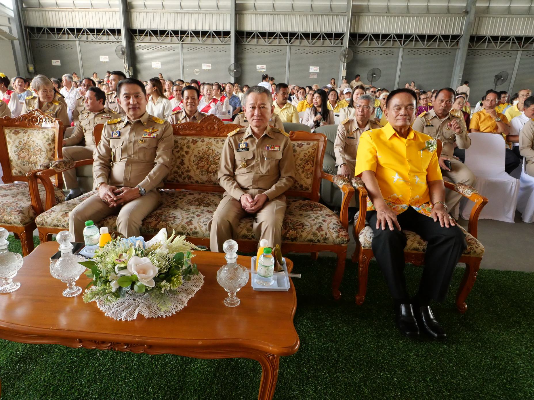 สมุทรปราการ สุทธิวิทย์ ชยุตม์วรกานต์ เปิดอย่างเป็นทางการแล้วอาคารสำนักทะเบียนท้องถิ่นทต.เทพารักษ์ . วันที่ 29 กันยายน 2568 เวลา 08.00 น. ที่สำนักงานเทศบาลตำบลเทพารักษ์ อำเภอเมือง จังหวัดสมุทรปราการ นายวชิรเชษฐ์ รุ่งธวัฒน์วงศ์ นายกเทศมนตรีตำบลเทพารักษ์ พร้อมคณะผู้บริหาร สมาชิกสภาเทศบาล หัวหน้าส่วนราชการ กำนัน ผู้ใหญ่บ้าน พนักงานเทศบาล ได้ กราบไหว้สักการะศาลพระพรหมและ ศาลเจ้าที่ และสิ่งสักศักดิ์ประจำสำนักงานเทศบาลตำบลเทพารักษ์ จากนั้นได้เข้าสู่พิธีเจริญพระพุทธมนต์มีพระภิกษุสงฆ์จำนวน9รูป จากวัดหนามแดง มาสวดเพื่อความเป็นสิริมงคล และพิธีเปิดอาคารสำนักทะเบียนท้องถิ่นเทศบาลตำบลเทพารักษ์ โดยมีนายประทีป นทีทวีวัฒน์ รองผู้ว่าราชการจังหวัดสมุทรปราการ เป็นประธาน พร้อมด้วยนายสมศักดิ์ แก้วเสนา ปลัดจังหวัดสมุทรปราการ นายอิม แพหมอ นายกเทศมนตรีเมืองแพรกษา นายชยกร ตั้งยิ่งยง ท้องถิ่นอำเภอเมืองสมุทรปราการ และนายเลิศศักดิ์ เนียมรักษา ปลัดอาวุโสอำเภอเมืองสมุทรปราการ ร่วมเป็นเกียรติในพิธีเปิดอาคาร เทศบาลตำบลเทพารักษ์ ได้ดำเนินการจัดตั้งอาคารสำนักทะเบียนท้องถิ่นขึ้น เพื่อใช้เป็นสถานที่ให้บริการประชาชนในด้านงานทะเบียนราษฎร และงานอื่นๆที่เกี่ยวข้อง เพื่อเพิ่มประสิทธิภาพในการให้บริการแก่ประชาชน ให้ได้รับความสะดวก รวดเร็ว ถูกต้อง และเป็นระบบมากยิ่งขึ้น รวมทั้งเพื่อรองรับการพัฒนาด้านเทคโนโลยีสารสนเทศในการให้บริการด้านงานทะเบียนราษฎร ยื่นขอบ้านเลขที่ แจ้งเกิด แจ้งตาย แจ้งย้ายที่อยู่ คัดและรับรองสำเนารายการเอกสารทางทะเบียนราษฎร แก้ไขเปลี่ยนแปลงรายการในเอกสารการทะเบียนราษฎร และเตรียมความพร้อมในการให้บริการด้านงานบัตรประจำตัวประชาชนในอนาคต ต่อไป โดย เทศบาลดำบลเทพารักษ์ ได้เปิดให้บริการตั้งแต่วันจันทร์-วันศุกร์ เวลา 08.30 น. - 16.30 น.