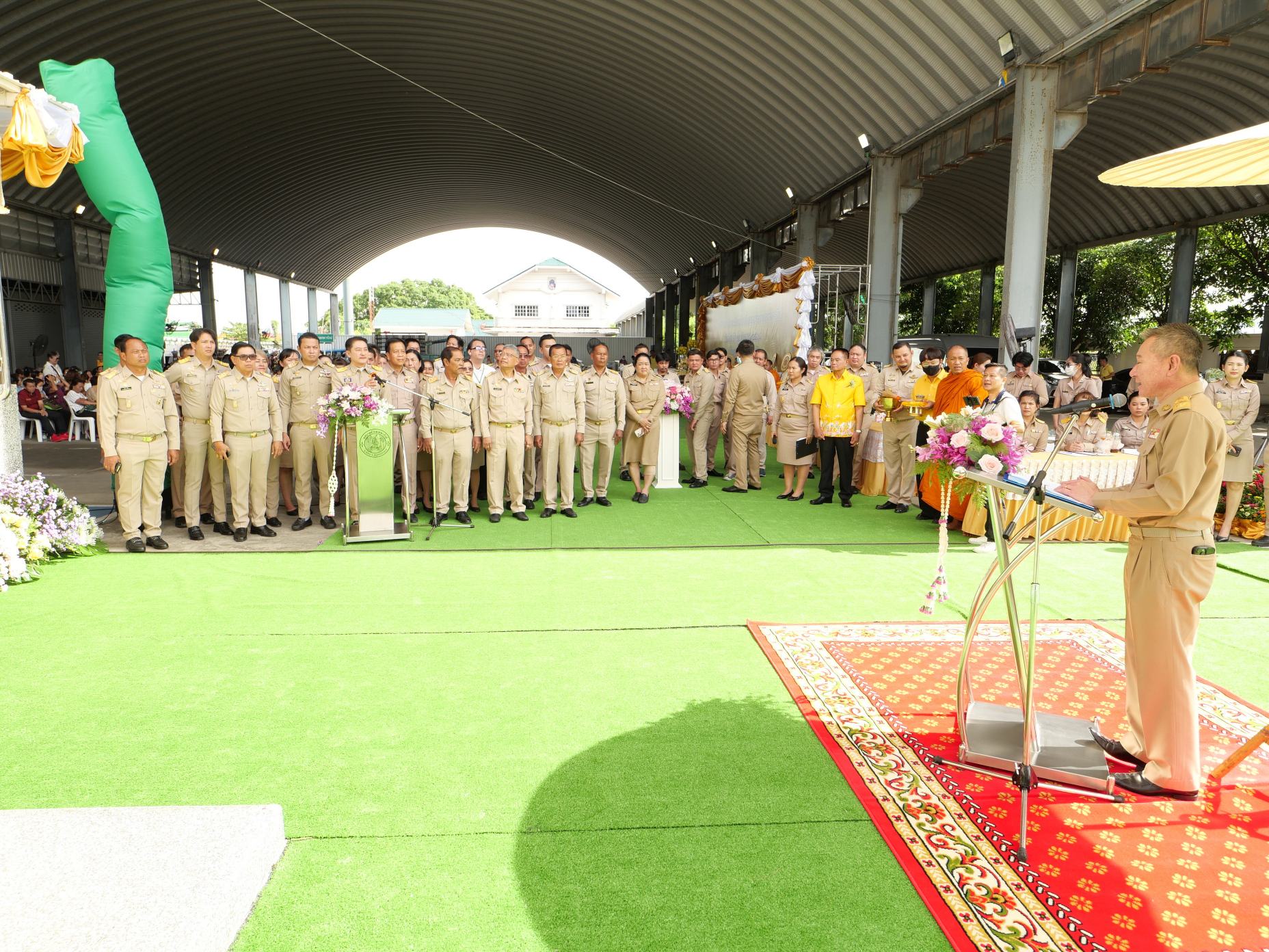 สมุทรปราการ สุทธิวิทย์ ชยุตม์วรกานต์ เปิดอย่างเป็นทางการแล้วอาคารสำนักทะเบียนท้องถิ่นทต.เทพารักษ์ . วันที่ 29 กันยายน 2568 เวลา 08.00 น. ที่สำนักงานเทศบาลตำบลเทพารักษ์ อำเภอเมือง จังหวัดสมุทรปราการ นายวชิรเชษฐ์ รุ่งธวัฒน์วงศ์ นายกเทศมนตรีตำบลเทพารักษ์ พร้อมคณะผู้บริหาร สมาชิกสภาเทศบาล หัวหน้าส่วนราชการ กำนัน ผู้ใหญ่บ้าน พนักงานเทศบาล ได้ กราบไหว้สักการะศาลพระพรหมและ ศาลเจ้าที่ และสิ่งสักศักดิ์ประจำสำนักงานเทศบาลตำบลเทพารักษ์ จากนั้นได้เข้าสู่พิธีเจริญพระพุทธมนต์มีพระภิกษุสงฆ์จำนวน9รูป จากวัดหนามแดง มาสวดเพื่อความเป็นสิริมงคล และพิธีเปิดอาคารสำนักทะเบียนท้องถิ่นเทศบาลตำบลเทพารักษ์ โดยมีนายประทีป นทีทวีวัฒน์ รองผู้ว่าราชการจังหวัดสมุทรปราการ เป็นประธาน พร้อมด้วยนายสมศักดิ์ แก้วเสนา ปลัดจังหวัดสมุทรปราการ นายอิม แพหมอ นายกเทศมนตรีเมืองแพรกษา นายชยกร ตั้งยิ่งยง ท้องถิ่นอำเภอเมืองสมุทรปราการ และนายเลิศศักดิ์ เนียมรักษา ปลัดอาวุโสอำเภอเมืองสมุทรปราการ ร่วมเป็นเกียรติในพิธีเปิดอาคาร เทศบาลตำบลเทพารักษ์ ได้ดำเนินการจัดตั้งอาคารสำนักทะเบียนท้องถิ่นขึ้น เพื่อใช้เป็นสถานที่ให้บริการประชาชนในด้านงานทะเบียนราษฎร และงานอื่นๆที่เกี่ยวข้อง เพื่อเพิ่มประสิทธิภาพในการให้บริการแก่ประชาชน ให้ได้รับความสะดวก รวดเร็ว ถูกต้อง และเป็นระบบมากยิ่งขึ้น รวมทั้งเพื่อรองรับการพัฒนาด้านเทคโนโลยีสารสนเทศในการให้บริการด้านงานทะเบียนราษฎร ยื่นขอบ้านเลขที่ แจ้งเกิด แจ้งตาย แจ้งย้ายที่อยู่ คัดและรับรองสำเนารายการเอกสารทางทะเบียนราษฎร แก้ไขเปลี่ยนแปลงรายการในเอกสารการทะเบียนราษฎร และเตรียมความพร้อมในการให้บริการด้านงานบัตรประจำตัวประชาชนในอนาคต ต่อไป โดย เทศบาลดำบลเทพารักษ์ ได้เปิดให้บริการตั้งแต่วันจันทร์-วันศุกร์ เวลา 08.30 น. - 16.30 น.