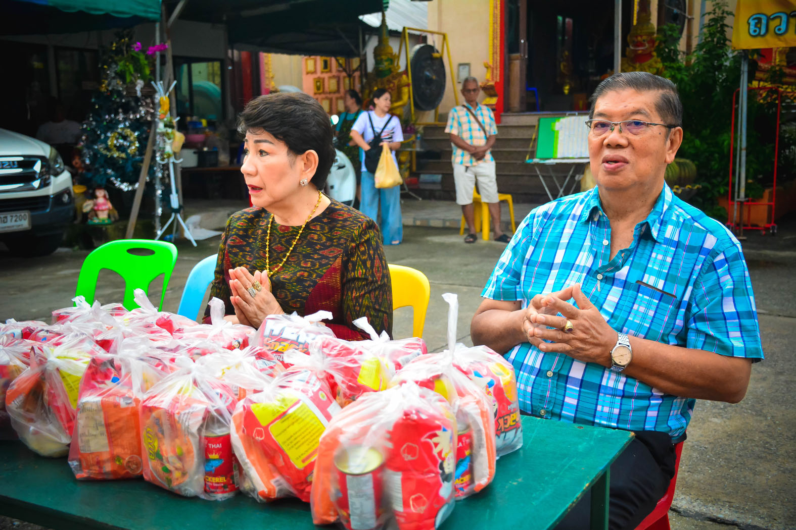 ครอบครัวพาณิชย์พิศาล พร้อมพุทธศาสนิกชนร่วมตักบาตรเทโว เนื่องในวันออกพรรษา             เมื่อช่วงเช้า วันที่ 8 ตุลาคม 2568 ที่วัดมหาวงษ์ ตำบลปากน้ำ อำเภอเมืองสมุทรปราการ บรรยากาศเปี่ยมด้วยศรัทธาและความอบอุ่น เมื่อครอบครัวพาณิชย์พิศาลพร้อมพุทธศาสนิกชนจำนวนมาก ร่วมทำบุญตักบาตรเทโว เนื่องในวันออกพรรษา เพื่อความเป็นสิริมงคลแก่ชีวิตและครอบครัว โดยมี อาสาสมัครชมรมโฮปสะพานบุญแห่งความหวังและศรัทธา คอยให้บริการและดูแลความเรียบร้อย             ประเพณีตักบาตรเทโว หรือ “เทโวโรหณะ” จัดขึ้นในวันแรม 1 ค่ำ เดือน 11 เพื่อรำลึกถึงวันที่พระพุทธเจ้าเสด็จลงจากสวรรค์ชั้นดาวดึงส์หลังเทศนาโปรดพระพุทธมารดา เป็นพิธีที่พุทธศาสนิกชนร่วมกันสืบสานอย่างต่อเนื่อง แสดงถึงความศรัทธา ความสามัคคี และการร่วมอนุรักษ์วัฒนธรรมไทยอันงดงาม