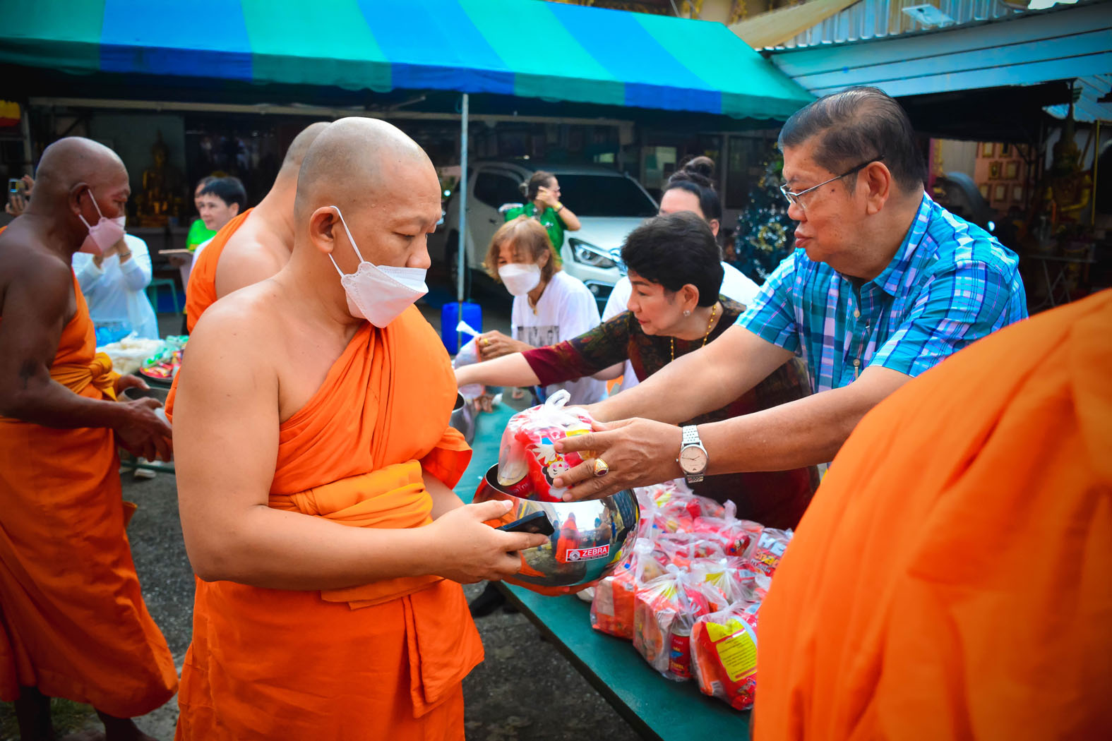 ครอบครัวพาณิชย์พิศาล พร้อมพุทธศาสนิกชนร่วมตักบาตรเทโว เนื่องในวันออกพรรษา             เมื่อช่วงเช้า วันที่ 8 ตุลาคม 2568 ที่วัดมหาวงษ์ ตำบลปากน้ำ อำเภอเมืองสมุทรปราการ บรรยากาศเปี่ยมด้วยศรัทธาและความอบอุ่น เมื่อครอบครัวพาณิชย์พิศาลพร้อมพุทธศาสนิกชนจำนวนมาก ร่วมทำบุญตักบาตรเทโว เนื่องในวันออกพรรษา เพื่อความเป็นสิริมงคลแก่ชีวิตและครอบครัว โดยมี อาสาสมัครชมรมโฮปสะพานบุญแห่งความหวังและศรัทธา คอยให้บริการและดูแลความเรียบร้อย             ประเพณีตักบาตรเทโว หรือ “เทโวโรหณะ” จัดขึ้นในวันแรม 1 ค่ำ เดือน 11 เพื่อรำลึกถึงวันที่พระพุทธเจ้าเสด็จลงจากสวรรค์ชั้นดาวดึงส์หลังเทศนาโปรดพระพุทธมารดา เป็นพิธีที่พุทธศาสนิกชนร่วมกันสืบสานอย่างต่อเนื่อง แสดงถึงความศรัทธา ความสามัคคี และการร่วมอนุรักษ์วัฒนธรรมไทยอันงดงาม