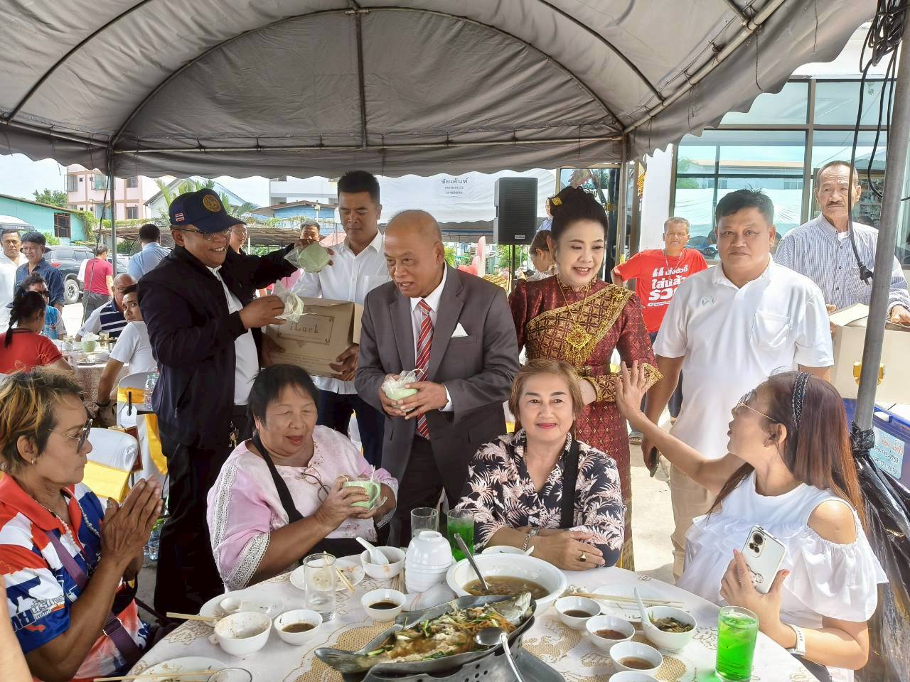 นาย อณิธัช เฉลิมวงศ์ และนาง กนกรัช เฉลิมวงศ์ ฉลองครบรอบแต่งงาน50กว่าปี เมื่อวันศุกร์ที่24ตุลาคม2568นาย อณิธัช เฉลิมวงศ์ ผู้บริหารบริษัท เฉลิมวงศ์ (กรุ๊ป) จำกัด และนาง กนกรัช เฉลิมวงศ์ ได้ร่วมจัดงานฉลองครบรอบ50ปี การแต่งงาน โดยมีนาย อิฐเชษฐ์ นาคะเต นายอำเภอพระสมุทรเจดีย์ นายสุนทร ปานแสงทอง นายก องค์การบริหารส่วนจังหวัดสมุทรปราการ พร้อมด้วยผู้นำท้องถิ่น ลูกหลาน และญาติพี่น้องเข้าร่วมอวยพรและแสดงความยินดี ภายในงานได้นิมนต์พระภิกษุสงฆ์ สวดเจริญพุทธมนต์เพื่อความเป็นสิริมงคล ณ บริษัทเฉลิมวงศ์(กรุ๊ป) จำกัด ถ. สุขสวัสดิ์ ต.ปากคลองบางปลากด อ.พระสมุทรเจดีย์ จ.สมุทรปราการ นายอณิธัช เฉลิมวงศ์ และนาง กนกรัช เฉลิมวงศ์ ได้จัดงานครบรอบแต่งงาน ในครั้งนี้ เพื่อเป็นการร่วมเฉลิมฉลองการครองรักกันมานานกว่า 50 ปี และจะให้ลูกหลานได้รับรู้ถึงการครองรักแบบยาวนาน และเป็นแบบอย่างกับลูกหลานโดยมีนายอภิเชษฐ์นาคะเต นายอำเภอพระสมุทรเจดีย์ นายสุนทรปานแสงทอง นายกองค์การบริหารส่วนจังหวัดสมุทรปราการพร้อมด้วยผู้นำชุมชนท้องถิ่นเข้าร่วมแสดงความยินดีในงานนี้