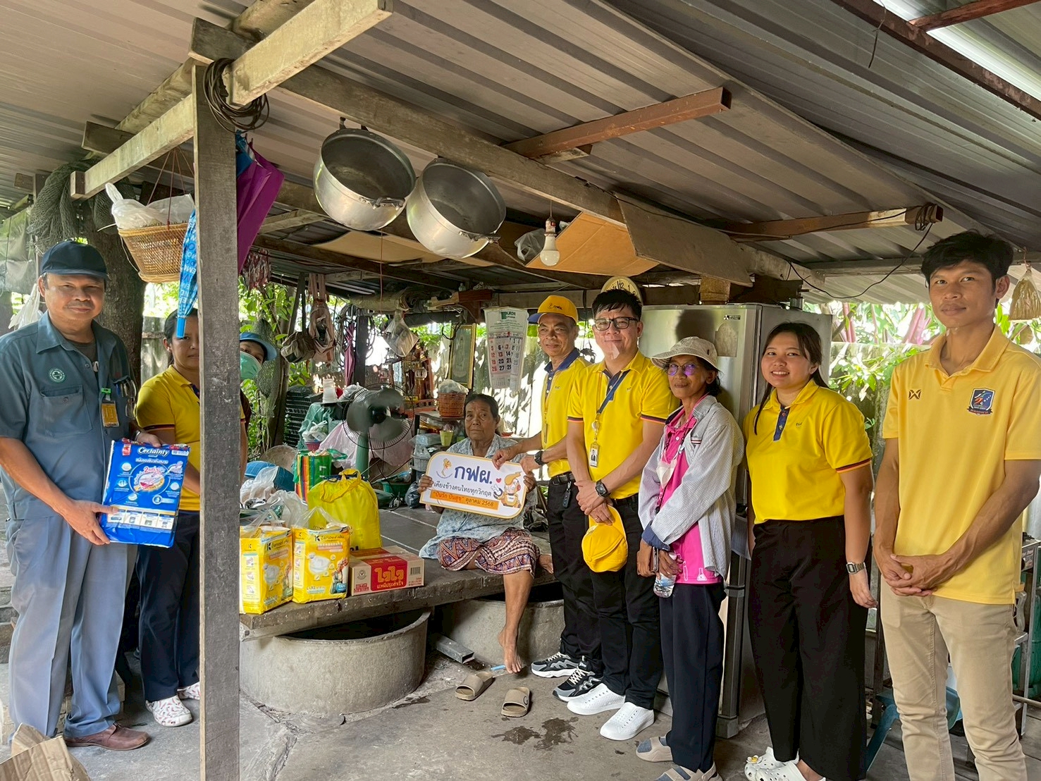 โรงไฟฟ้าพระนครใต้เยี่ยมกลุ่มเปราะบางภายใต้กิจกรรมปันรักปันสุข เดือนตุลาคม วันที่ 16 ตุลาคม 2568 กฟผ.โรงไฟฟ้าพระนครใต้ ได้ลงพื้นที่มอบของอุปโภคให้กับผู้ป่วยติดเตียงและผู้พิการในพื้นที่ตำบลบางหัวเสือ ในกิจกรรมปันรักปันสุขประจำเดือนตุลาคม 2568 โดยมีผู้ปฏิบัติงานที่เกิดในเดือนตุลาคมร่วมใจกันจัดหาสิ่งของจำเป็นและลงพื้นที่ไปเยี่ยมผู้ป่วยติดเตียงและผู้พิการในชุมชน โดยได้รับความร่วมมือจากโรงพยาบาลส่งเสริมสุขภาพตำบลบางหัวเสือ และทีมพี่น้อง อสม. ที่ได้นำคณะลงพื้นที่บ้านกลุ่มเป้าหมาย โดยผู้เข้าร่วมกิจกรรมรู้สึกยินดีที่ได้ลงพื้นที่เยี่ยม และสนับสนุนสิ่งของจำเป็นให้กับกลุ่มเปราะบาง เพื่อเป็นส่วนที่ส่งเสริมคุณภาพชีวิตของผู้ป่วยได้มากขึ้น