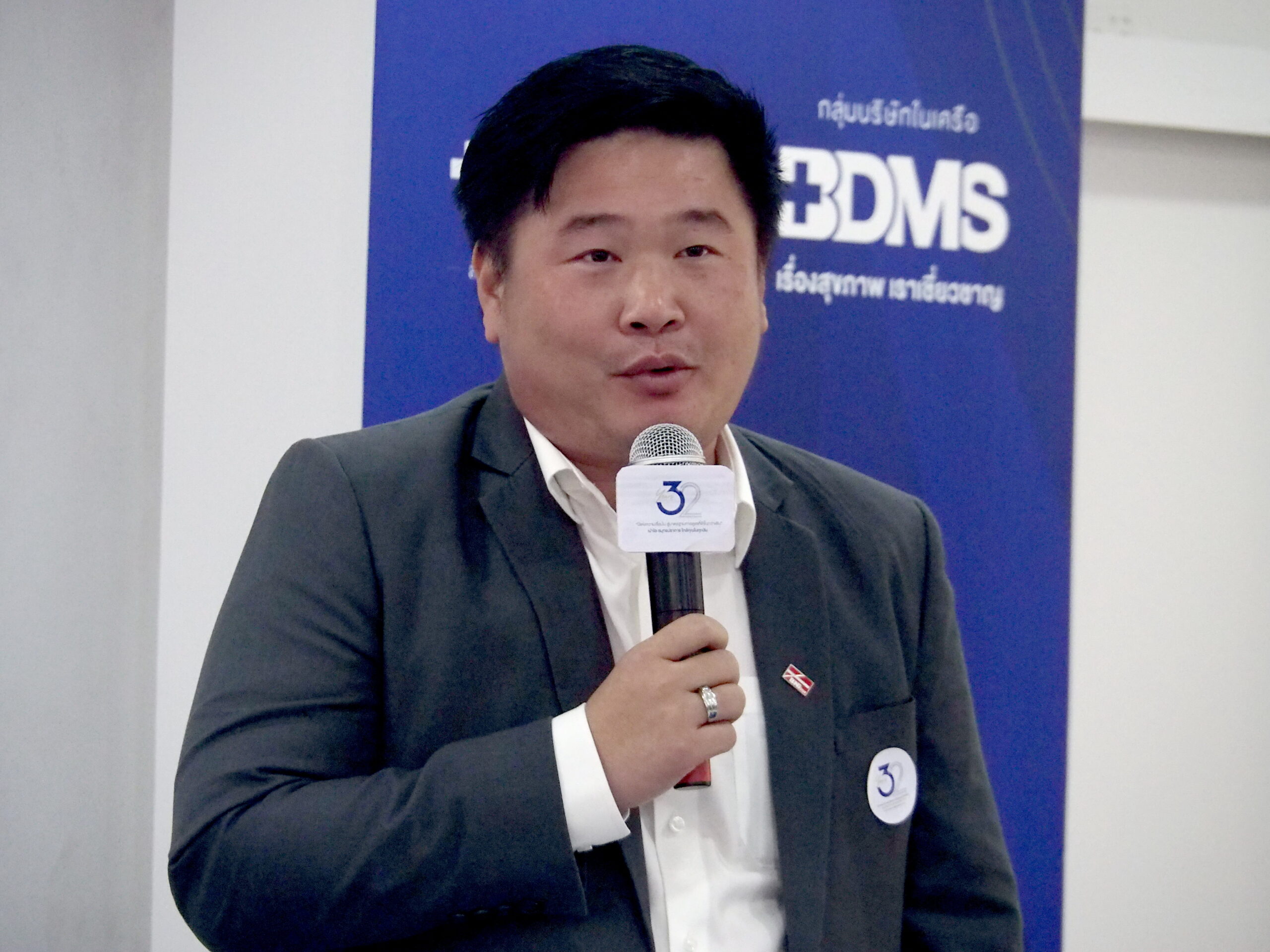 โรงพยาบาลเปาโล สมุทรปราการ 32 Years of Trust ปี แห่งความเชื่อมั่นและความไว้วางใจ สู่มาตรฐานการดูแลที่ดีกว่าเดิม วันที่ 15 ตุลาคม 2568 เวลา 10.00 น. ที่ลานกิจกรรม ชั้น 2 อาคาร 1 โรงพยาบาลเปาโล สมุทรปราการ จัดพิธีเปิดงานฉลองครบรอบ 32 ปี ภายใต้แนวคิด “32 Years of Trust” ปีแห่งความเชื่อมั่นและความไว้วางใจ สู่มาตรฐานการดูแลที่ดีกว่าเดิม ซึ่งสะท้อนถึงการเดินทางตลอดกว่า 3 ทศวรรษในการมุ่งมั่นพัฒนาคุณภาพการรักษาและการบริการด้านสุขภาพ เพื่อตอบสนองความต้องการของประชาชนในจังหวัดสมุทรปราการและพื้นที่ใกล้เคียง ภายในงานได้รับเกียรติจาก นายแพทย์อาจ พรวรนันท์ ผู้อำนวยการโรงพยาบาลเปาโล สมุทรปราการ เป็นประธานกล่าวเปิดงาน โดยมีนายอนุพนธ์ เดชวรสุทธิ นายกเทศมนตรีเมืองปากน้ำ สมุทรปราการ กล่าวแสดงความยินดี พร้อมด้วยคณะผู้บริหาร หัวหน้าส่วนราชการ บุคลาการทางการแพทย์ ฝ่ายการตลาดโรงพยาบาลเปาโล สมุทรปราการ และแขกผู้มีเกียรติ เข้าร่วมพิธี โดยนายแพทย์อาจ พรวรนันท์ ผู้อำนวยการโรงพยาบาลเปาโล สมุทรปราการ ได้กล่าวถึงความสำคัญของการพัฒนาศักยภาพด้านบริการทางการแพทย์อย่างต่อเนื่อง โรงพยาบาลเปาโล สมุทรปราการไม่เพียงแต่เป็นสถานพยาบาลที่ให้การรักษาโรค แต่ยังเป็นสถานที่ที่มุ่งเน้นการดูแลผู้ป่วยอย่างรอบด้าน ด้วยมาตรฐานการแพทย์ที่เชื่อถือได้ ควบคู่กับการบริการที่ใส่ใจในทุกรายละเอียด เพื่อสร้างความเชื่อมั่นและไว้วางใจแก่ผู้ใช้บริการโดยโรงพยาบาลได้มุ่งพัฒนา “ศูนย์กระดูกและข้อ” (Orthopedic Center) ให้เป็นหนึ่งในศูนย์ความเชี่ยวชาญที่ครบวงจร ด้วยการนำนวัตกรรมและเทคโนโลยีที่ทันสมัย อาทิ เทคโนโลยีการผ่าตัดส่องกล้องข้อเข่าและข้อสะโพก ซึ่งช่วยลดการบาดเจ็บ ฟื้นตัวได้เร็ว และเพิ่มคุณภาพชีวิตแก่ผู้ป่วยได้อย่างมีประสิทธิภาพ ในขณะเดียวกัน โรงพยาบาล ยังเดินหน้าพัฒนาความเชี่ยวชาญเชื่อมโยงบริการสุขภาพสู่ชุมชนเพื่อรองรับสิทธิประโยชน์ของผู้ประกันตนประกันสังคม รวมถึงคลินิกเครือข่ายและ Project All Network ที่ช่วยอำนวยความสะดวกให้ผู้ประกันตนเข้าถึงการรักษาได้ง่ายยิ่งขึ้น ภายใต้แนวคิด“ใกล้ที่ทำงาน ใกล้บ้าน ใกล้คุณ” การพัฒนาบริการทางการแพทย์อย่างต่อเนื่อง เพื่อตอบโจทย์ทั้งคุณค่าและประสบการณ์ที่ดีในการรักษา ถือเป็นเป้าหมายสำคัญของเครือโรงพยาบาลพญาไท เปาโล มุ่งมั่นสร้างการเข้าถึงการรักษาในทุกมิติ เชื่อมโยงศักยภาพของ Healthcare Network ที่ทำงานประสานกันอย่างมีประสิทธิภาพ ด้วยระบบบริหารจัดการทรัพยากรร่วมกัน ผู้รับบริการจึงสามารถเข้าถึงบริการทางการแพทย์ได้อย่างสะดวก รวดเร็ว และครอบคลุมสิทธิ์ “เลือก 1 ใช้สิทธิ์ได้ 8 โรงพยาบาล” รวมถึงคลินิกเครือข่ายพญาไท เปาโล กว่า 13 แห่ง เพื่อเชื่อมโยงสุขภาพที่ดีสู่ชุมชนอย่างแท้จริงนอกจากนี้ ภายในงานยังได้รับเกียรติจาก นายแพทย์อาจ พรวรนันท์ ผู้อำนวยการโรงพยาบาล และ นายแพทย์กษิดิศ ศรีจงใจ ศัลยแพทย์กระดูกและข้อ เข้าร่วมเสวนาในหัวข้อ “ก้าวสู่ปีที่ 32 จากความเชื่อมั่น สู่การพัฒนาบริการทางการแพทย์” ถ่ายทอดมุมมองด้านการปรับเปลี่ยนและพัฒนาศักยภาพการบริการ พร้อมทั้งนำเสนอทิศทางของการแพทย์ในอนาคตที่มุ่งเน้นความแม่นยำ ความสะดวก และคุณภาพการรักษาที่เหนือกว่า ภายในงานมีเวทีเสวนา ร่วมพูดคุย กับนายแพทย์อาจ พรวรนันท์ ผู้อำนวยการโรงพยาบาลและนายแพทย์กษิดิศ ศรีจงใจ สาขาศัลยกรรมกระดูก ในหัวข้อ “ก้าวสู่ปีที่ 32 จากความเชื่อมั่น สู่การพัฒนา บริการทางการแพทย์” และกิจกรรมภายในงาน Work Shop ฟื้นฟูกล้ามเนื้ออย่างสมดุล คลายปวด Office Syndrome ด้วย PMS เยี่ยมชม “Paolo Care World” พื้นที่บริการสุขภาพและนวัตกรรมการรักษา นิทรรศการ “32 Years of Trust”ถ่ายทอดเรื่องราวการเดินทางกว่า 3 ทศวรรษ แห่งความเชื่อมั่นและความไว้วางใจในมาตรฐานการดูแลสุขภาพ