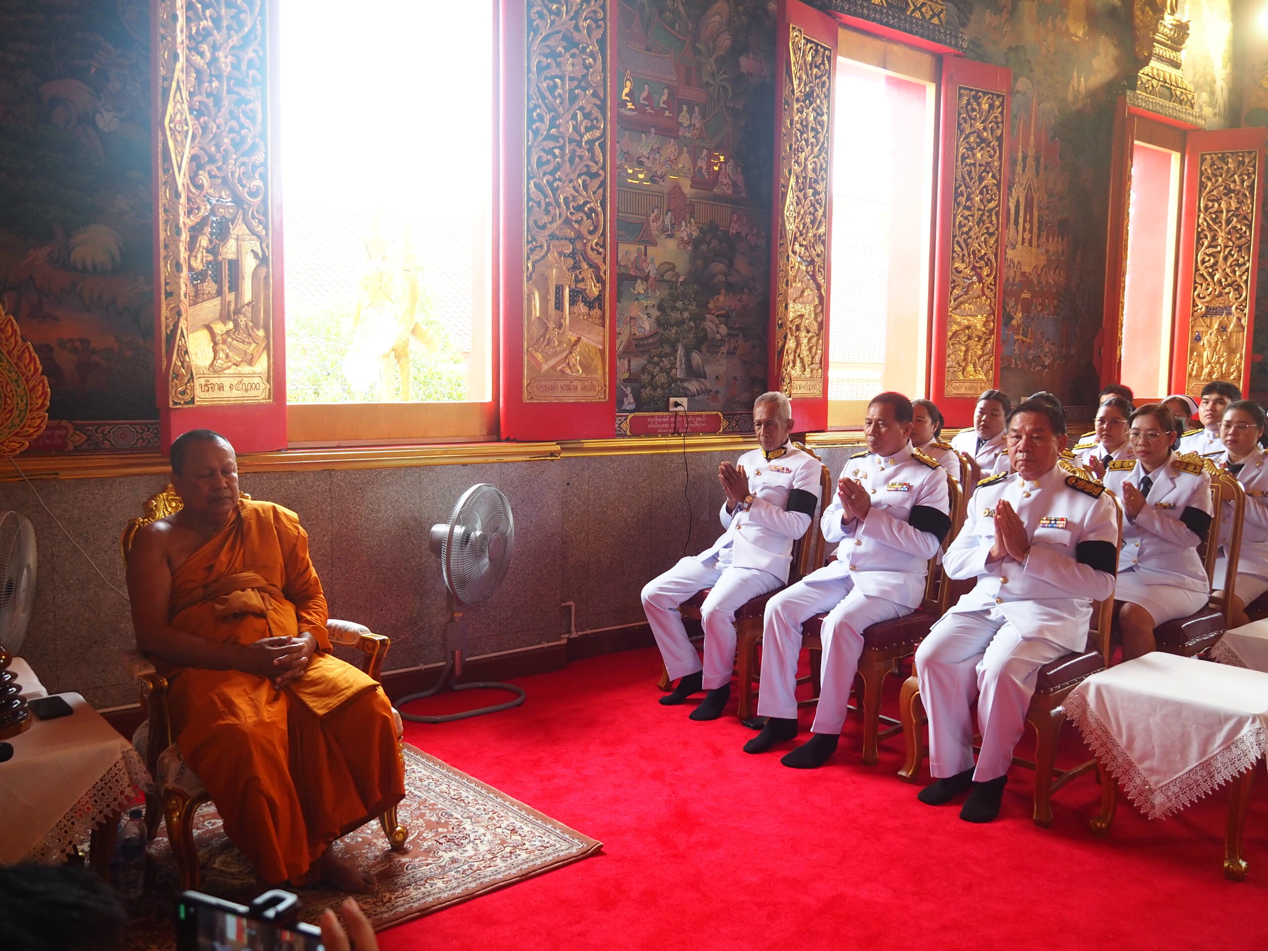 วัดบางพลีใหญ่กลางจัดพิธีบำเพ็ญกุศลถวายพระราชกุศลครบ 7 วัน (สัตตมวาร) เนื่องในวันสวรรคต "สมเด็จพระบรมราชชนนีพันปีหลวง" เมื่อวันที่ 30 ต.ค. 2568 เวลา 09.00น.ที่พระอุโบสถวัดบางพลีใหญ่กลาง อ.บางพลี จ.สมุทรปราการ พระวชิรคณาทร (เจ้าคุณแจ้)เจ้าอาวาสวัดบางพลีใหญ่กลาง เป็นประธานในพิธีบำเพ็ญกุศลเพื่อถวายพระราชกุศลครบ 7 วัน (สัตตมวาร) เนื่องในวันสวรรคต สมเด็จพระนางเจ้าสิริกิติ์ พระบรมราชินีนาถ พระบรมราชชนนีพันปีหลวง โดยมี ดร.วีร์สุดา รุ่งเรือง นายกอบต.บางพลีใหญ่ พร้อมคณะผู้บริหาร คณะไวยาวัจกรวัดบางพลีใหญ่กลาง หัวหน้าส่วนราชการ เจ้าหน้าที่ทางการแพทย์ พยาบาล กำนัน ผู้ใหญ่บ้าน คณะครู เจ้าหน้าที่ตำรวจ สภ.บางพลีและประชาชน ร่วมพิธี และร่วมถวายสักการะพระฉายาลักษณ์ สมเด็จพระนางเจ้าสิริกิติ์ พระบรมราชินีนาถ พระบรมราชชนนีพันปีหลวง เจ้าหน้าที่อาราธนาศีล พระภิกษุสงฆ์สวดเจริญพระพุทธมนต์ เพื่อถวายเป็นพระราชกุศล จากนั้น ได้ร่วมถวายจตุปัจจัยไทยธรรมแด่พระภิกษุสงฆ์ ทอดผ้าไตรถวาย และกรวดน้ำอุทิศถวายเพื่อเป็นพระราชกุศล