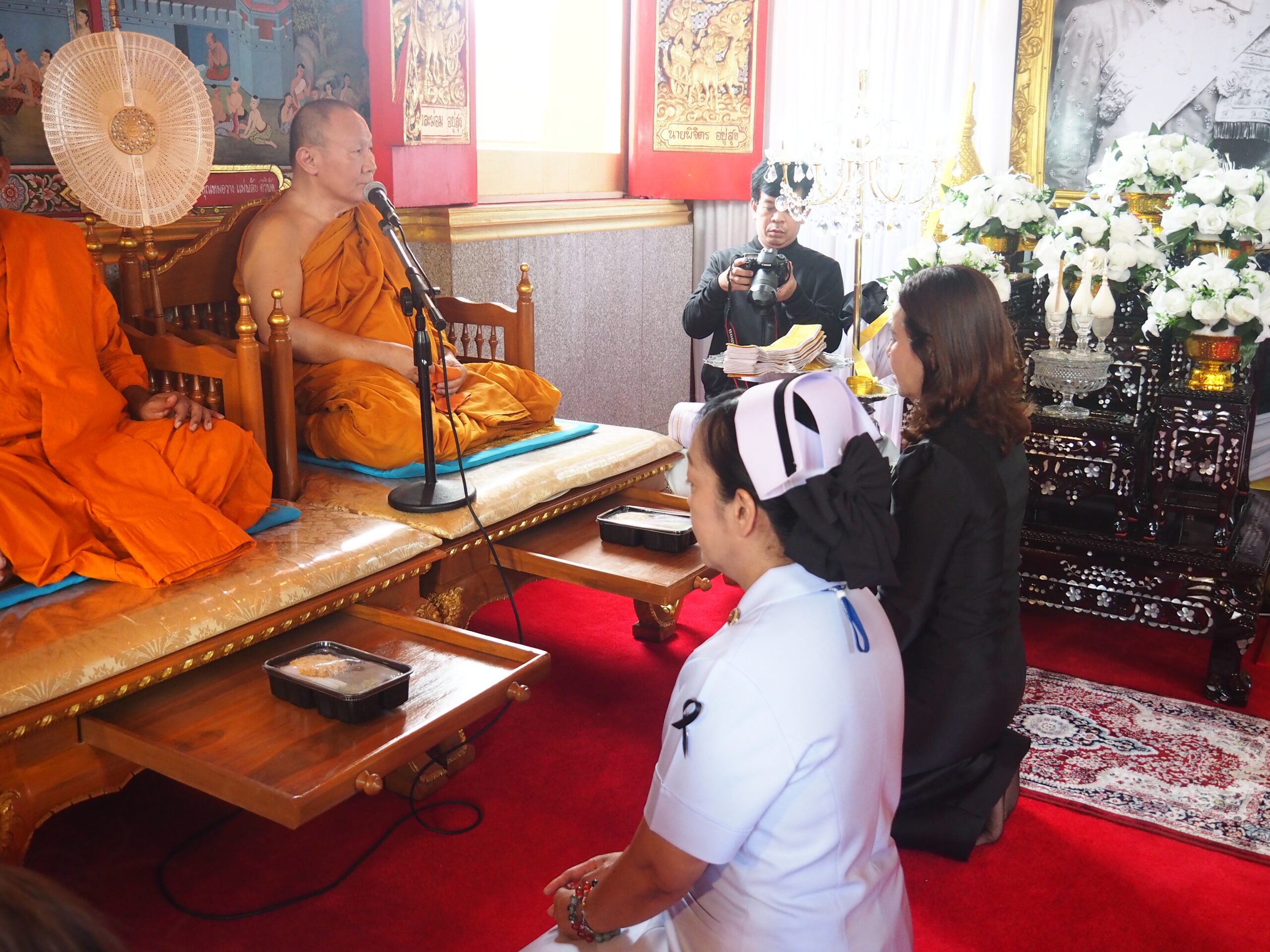 วัดบางพลีใหญ่กลางจัดพิธีบำเพ็ญกุศลถวายพระราชกุศลครบ 7 วัน (สัตตมวาร) เนื่องในวันสวรรคต "สมเด็จพระบรมราชชนนีพันปีหลวง" เมื่อวันที่ 30 ต.ค. 2568 เวลา 09.00น.ที่พระอุโบสถวัดบางพลีใหญ่กลาง อ.บางพลี จ.สมุทรปราการ พระวชิรคณาทร (เจ้าคุณแจ้)เจ้าอาวาสวัดบางพลีใหญ่กลาง เป็นประธานในพิธีบำเพ็ญกุศลเพื่อถวายพระราชกุศลครบ 7 วัน (สัตตมวาร) เนื่องในวันสวรรคต สมเด็จพระนางเจ้าสิริกิติ์ พระบรมราชินีนาถ พระบรมราชชนนีพันปีหลวง โดยมี ดร.วีร์สุดา รุ่งเรือง นายกอบต.บางพลีใหญ่ พร้อมคณะผู้บริหาร คณะไวยาวัจกรวัดบางพลีใหญ่กลาง หัวหน้าส่วนราชการ เจ้าหน้าที่ทางการแพทย์ พยาบาล กำนัน ผู้ใหญ่บ้าน คณะครู เจ้าหน้าที่ตำรวจ สภ.บางพลีและประชาชน ร่วมพิธี และร่วมถวายสักการะพระฉายาลักษณ์ สมเด็จพระนางเจ้าสิริกิติ์ พระบรมราชินีนาถ พระบรมราชชนนีพันปีหลวง เจ้าหน้าที่อาราธนาศีล พระภิกษุสงฆ์สวดเจริญพระพุทธมนต์ เพื่อถวายเป็นพระราชกุศล จากนั้น ได้ร่วมถวายจตุปัจจัยไทยธรรมแด่พระภิกษุสงฆ์ ทอดผ้าไตรถวาย และกรวดน้ำอุทิศถวายเพื่อเป็นพระราชกุศล