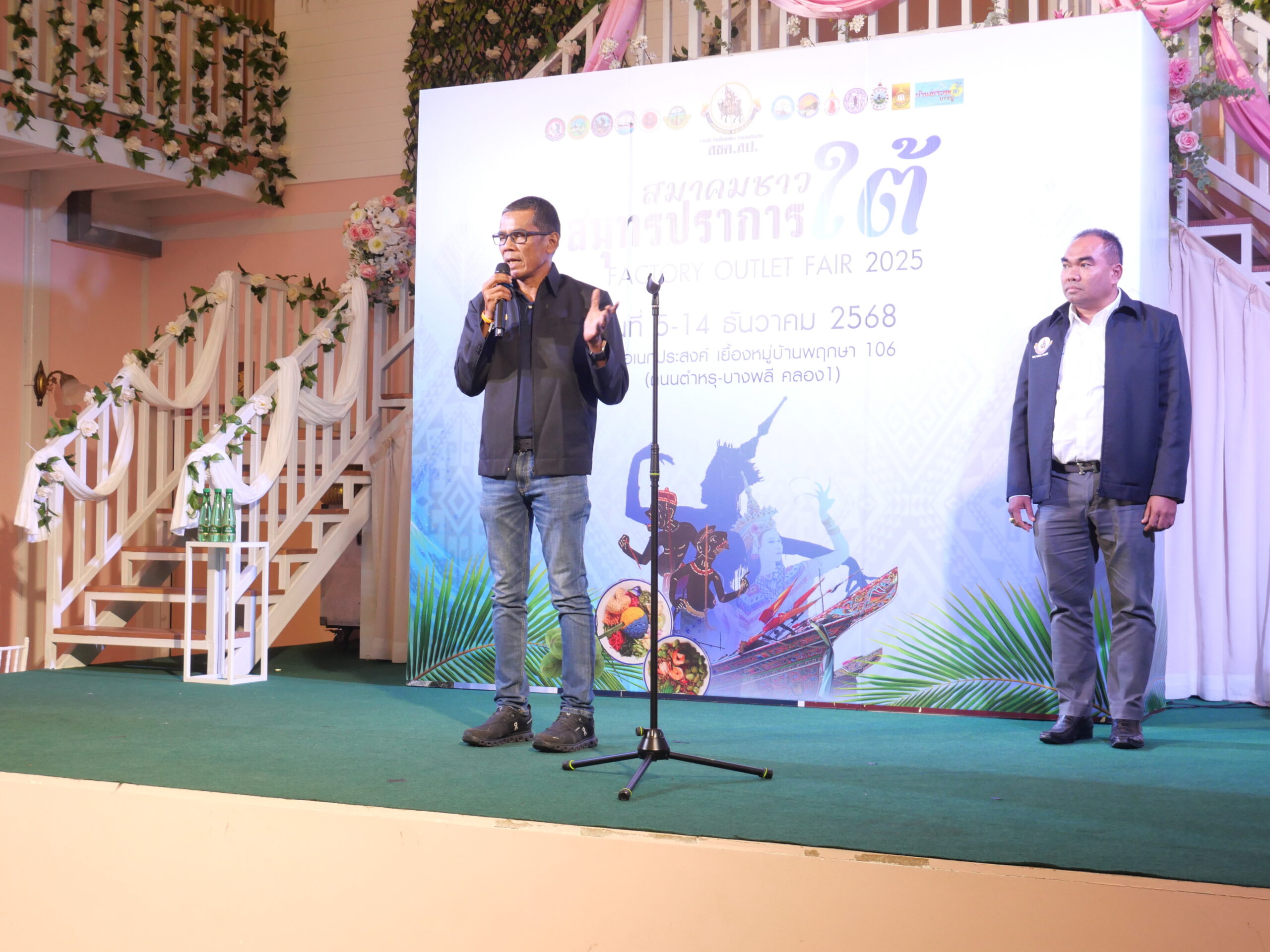 สมาคมชาวใต้จังหวัดสมุทรปราการ แถลงข่าวเตรียมจัดงานแสดงสินค้าจากโรงงานและพี่น้องชาวใต้ FACTORY OUTLET FAIR 2025 วันพุธที่ 22 ตุลาคม 2568 เวลา 13.00 น. ที่ร้านบ้านเกาะยอ ถนนสุขุมวิทสายเก่า ตำบลท้ายบ้านใหม่ อำเภอเมือง จังหวัดสมุทรปราการ สมาคมชาวใต้สมุทรปราการ แถลงข่าวประชาสัมพันธ์เตรียมจัดงานแสดงสินค้าจากโรงงานและพี่น้องชาวใต้ FACTORY OUTLET FAIR 2025 โดยมีนายไพรัตน์ จันทร์ไซยแก้ว นายกสมาคมชาวใต้สมุทรปราการ เป็นประธานเปิดงานแถลงข่าว พร้อมด้วยนายชาญณรงค์ รมย์ทอง เลขานุการจัดงาน นายสมเกียรติ ทองเหลือ นายอรุณ บุญเพชรทอง นายถาวร รัตนพันธุ์ คณะกรรมการฝ่ายจัดงาน และป๋าเท็ดดี้ โลโซ และสมาชิกสมาคมชาวใต้สมุทรปราการ เข้าร่วมงานแถลงข่าว โดยสมาคมชาวใต้จังหวัดสมุทรปราการ กำหนดการจัดงาน "สมาคมชาวใต้สมุทรปราการ Factory Outlet Fair 2025" ในวันที่ 5 - 14 ธันวาคม 2568 ตั้งแต่เวลา 18.00 - 23.00 น ณ ลานอเนกประสงค์ เยื้องหมู่บ้านพฤกษา 106 สมุทรปราการ ถนนตำหรุ-บางพลี ตำบลแพรกษาใหม่ อำเภอเมือง จังหวัดสมุทรปราการ เนื่องจาก ทางสมาคมฯมีนโยบายการจัดงานขึ้นเพื่อสนับสนุนช่วยเหลือพี่น้องชาวใต้รวมถึงพี่น้องประชาชน ในการจัดหาทุนดำเนินกิจกรรมของสมาคมสู่พี่น้องชาวใต้ทั่วประเทศ โดยรายส่วนหนึ่งจากการจัดงานจะนำไป จัดซื้อ วัสดุ อุปกรณ์ ข้าวของเครื่องใช้ เครื่องอุปโภคที่จำเป็น นำไปมอบให้ทหารชายแดนที่กำลังปกป้องรักษาชายแดนไทย จากสถานการณ์ที่กำลังเป็นปัญหาอยู่ในขณะนี้ และรายได้ส่วนหนึ่งจะดำเนินการ ดูแลบรรเทาทุกข์พี่น้องตามเหตุสถานการณ์ต่างๆต่อไป สำหรับสมาคมชาวใต้สมุทรปราการ ได้จดทะเบียนยกฐานะ จากชมรมชาวใต้สมุทรปราการ ซึ่งได้มีประวัติ บันทึกไว้ว่าราวปี 2540 พี่น้องชาวใต้ 14 จังหวัด ในสมุทรปราการ ได้รวมตัวกันตั้งชมรมชาวใต้สมุทรปราการ ขึ้นมา โดยมี นายสุรเชษฐ์ คุยยกสุย ซึ่งเป็นผู้ใหญ่บ้านในขณะนั้น เป็นประธานชมรมคนแรก และได้มีการจัดกิจกรรมสังสรรค์เพื่อหารายได้ช่วยเหลือที่น้องชาวใต้ และสาธารณประโยชน์ มาอย่างต่อเนื่อง กระทั่งปี พ.ศ. 2556 กรรมการปริหารชมรมฯ ขณะนั้นมีความประสงค์จะยกฐานะให้ชมรมชาวใต้สมุทรปราการ เป็นองค์กรที่ สามารถทำกิจกรรมเพื่อสาธารณประโยชน์อย่างเป็นทางการมากยิ่งขึ้น จึงได้มีมติจัดตั้งเป็นสมาคม ขึ้น โดยมี นายไพรัตน์ จันทร์ไชยแก้ว นายเฉลิม จันทร์เภา และนายพิศิษฐ์ รมย์ทอง เป็นผู้ยื่นขอจดทะเบียนก่อตั้งสมาคม เมื่อปี พ.ศ.2550 และมี นายไพรัตน์ จันทร์ไชยแก้ว เป็นนายกสมาคม คนแรก มีกรรมการบริหารสมาคม ชุดก่อตั้งทั้งหมดรวม 15 คน ต่อมาสมาคมชาวใต้สมุทรปราการ ได้รับการสนับสนุนจากผู้ประกอบการ และพี่น้องทั้งชาวใต้ และชาว จ.สมุทรปราการ จนสามารถจัดซื้อที่ดินของสมาคมได้เป็นที่เรียบร้อย มูลค่าหนึ่งล้านเศษ ไว้เพื่อสร้างสำนักงาน และที่พักพิงให้พี่น้องชาวใต้ที่ต้องการที่พักชั่วคราวในอนาคต และเพื่อเป็นสมบัติให้ลูกหลานของชาวใต้สืบไป การจัดงานสมาคมชาวใต้สมุทรปราการ ได้ดำเนินการจัดงานมาเป็นระยะเวลา 12 ปี โดยการจัดงานจะจัดขึ้นทุกสัปดาห์ที่ 2 ของเดือนธันวาคมของทุกปี ในการจัดงานมีวัตถุประสงค์เพื่อให้พี่น้องชาวใต้ทั้งในสมุทรปราการและพี่น้องพันธมิตรใช้รวมตัวพบปะสังสรรค์ อีกทั้งยังมีกิจกรรมเพื่อส่งต่อสาธารณประโยชน์ในเรื่องต่างๆอย่างต่อเนื่อง ซึ่งการจัดงานครั้งนี้ มีกลุ่มเป้าหมายพบปะสังสรรค์โดยมีสมาชิกพี่น้องชาวใต้เข้าร่วมงาน รวมถึงหน่วยงาน องค์กรภาครัฐ และ เอกชน โรงงานอุตสาหกรรม สถานศึกษา ทั้งในพื้นที่และนอกพื้นพื้นที่ เพื่อเป็นการส่งเสริมให้มีการขับเคลื่อน การสร้างอาชีพ การกระจายรายได้ในท้องถิ่น สนับสนุนส่งเสริม-พัฒนาความสามารถของเยาวชน ส่งเสริม-รักษาไว้ซึ่งวัฒนธรรมอันดีงาม ประชาชนสามารถซื้อสินค้าในราคาถูก ซึ่งการจัดงานในครั้งนี้เป็นการจัดงานพิเศษกว่าทุกครั้ง โดยได้รับความร่วมมือและการสนับสนุน จากองค์กรต่างๆ มากมาย เพื่อพี่น้องประชาชนในพื้นที่ได้มีส่วนร่วม และได้รับประโยชน์ในการจัดกิจกรรม มากขึ้น โดยประมาณการผู้เข้ารวมงาน จำนวน 2,000 คน โดยมีงานพบประสังสรรค์พี่น้องสมาคมชาวใต้สมุทรปราการ มีสินค้าจากโรงงานมาจำหน่ายในราคาถูก ได้รับการสนับสนุนร่วนมือจากโรงงานอุตสาหกรรม การจำหน่ายสินค้าธงฟ้า การจำหน่ายสินค้า ของใช้ อาหาร เครื่องดื่ม จากประชาชนทั่วไป บูธจัดแสดงสินค้าต่างๆ ทั้งภาครัฐและเอกชน และสมาคม มีกิจกรรมร่วมของชาวชุมชุนเพื่อส่งเสริมเยาวชน การประกวดดนตรีระดับเยาวชนและประชาชน ทั่วไป โดยมีรางวัลให้แก่ผู้เข้าประกวด เพื่อยกระดับความสามารถของเยาวชนและประชาชนเพื่อเข้าสู่อุตสาหกรรมธุรกิจบันเทิง และยังต่อยอดให้ได้ใช้ความสามารถในการประกอบอาชีพต่อไป โดยการประกวดนี้ได้รับความร่วมมือจาก ค่ายเพลง และศิลปิน มาร่วมเป็นกรรมการตัดสิน นอกจากนี้ยังมีการ ออกร้านจากศิลปินดารา การแสดงบนเวที พบกับคอนเสิร์ต ศิลปิน 5 ธันวาคม 2568 BIG BROTHER วันที่ 4 ศิลปิน Dit Smile Buffalo-But Nursery Sound-B-Angle- Syam วันที่ 6 ธันวาคม 2568 วง ซูซู วันที่ 10 ธันวาคม 2568 ตัวตึงก๊อปปี้โชว์ วันที่ 12 ธันวาคม 2568 วงไก่กะละมัง วันที่ 13 ธันวาคม 2568 บ เบิ้ล 300 วันที่ 14 ธันวาคม 2568 รถแห่ ช.ช้าง มิวสิค ชัยภูมิ 