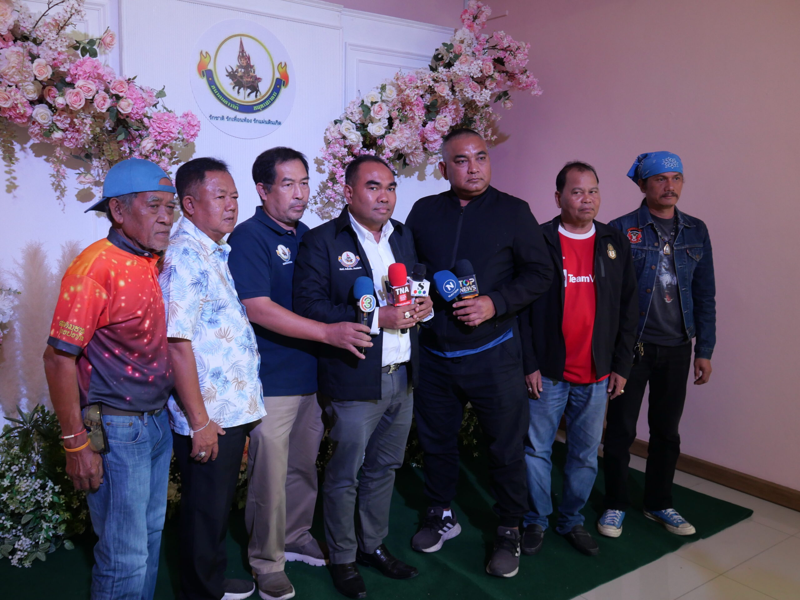 สมาคมชาวใต้จังหวัดสมุทรปราการ แถลงข่าวเตรียมจัดงานแสดงสินค้าจากโรงงานและพี่น้องชาวใต้ FACTORY OUTLET FAIR 2025 วันพุธที่ 22 ตุลาคม 2568 เวลา 13.00 น. ที่ร้านบ้านเกาะยอ ถนนสุขุมวิทสายเก่า ตำบลท้ายบ้านใหม่ อำเภอเมือง จังหวัดสมุทรปราการ สมาคมชาวใต้สมุทรปราการ แถลงข่าวประชาสัมพันธ์เตรียมจัดงานแสดงสินค้าจากโรงงานและพี่น้องชาวใต้ FACTORY OUTLET FAIR 2025 โดยมีนายไพรัตน์ จันทร์ไซยแก้ว นายกสมาคมชาวใต้สมุทรปราการ เป็นประธานเปิดงานแถลงข่าว พร้อมด้วยนายชาญณรงค์ รมย์ทอง เลขานุการจัดงาน นายสมเกียรติ ทองเหลือ นายอรุณ บุญเพชรทอง นายถาวร รัตนพันธุ์ คณะกรรมการฝ่ายจัดงาน และป๋าเท็ดดี้ โลโซ และสมาชิกสมาคมชาวใต้สมุทรปราการ เข้าร่วมงานแถลงข่าว โดยสมาคมชาวใต้จังหวัดสมุทรปราการ กำหนดการจัดงาน "สมาคมชาวใต้สมุทรปราการ Factory Outlet Fair 2025" ในวันที่ 5 - 14 ธันวาคม 2568 ตั้งแต่เวลา 18.00 - 23.00 น ณ ลานอเนกประสงค์ เยื้องหมู่บ้านพฤกษา 106 สมุทรปราการ ถนนตำหรุ-บางพลี ตำบลแพรกษาใหม่ อำเภอเมือง จังหวัดสมุทรปราการ เนื่องจาก ทางสมาคมฯมีนโยบายการจัดงานขึ้นเพื่อสนับสนุนช่วยเหลือพี่น้องชาวใต้รวมถึงพี่น้องประชาชน ในการจัดหาทุนดำเนินกิจกรรมของสมาคมสู่พี่น้องชาวใต้ทั่วประเทศ โดยรายส่วนหนึ่งจากการจัดงานจะนำไป จัดซื้อ วัสดุ อุปกรณ์ ข้าวของเครื่องใช้ เครื่องอุปโภคที่จำเป็น นำไปมอบให้ทหารชายแดนที่กำลังปกป้องรักษาชายแดนไทย จากสถานการณ์ที่กำลังเป็นปัญหาอยู่ในขณะนี้ และรายได้ส่วนหนึ่งจะดำเนินการ ดูแลบรรเทาทุกข์พี่น้องตามเหตุสถานการณ์ต่างๆต่อไป สำหรับสมาคมชาวใต้สมุทรปราการ ได้จดทะเบียนยกฐานะ จากชมรมชาวใต้สมุทรปราการ ซึ่งได้มีประวัติ บันทึกไว้ว่าราวปี 2540 พี่น้องชาวใต้ 14 จังหวัด ในสมุทรปราการ ได้รวมตัวกันตั้งชมรมชาวใต้สมุทรปราการ ขึ้นมา โดยมี นายสุรเชษฐ์ คุยยกสุย ซึ่งเป็นผู้ใหญ่บ้านในขณะนั้น เป็นประธานชมรมคนแรก และได้มีการจัดกิจกรรมสังสรรค์เพื่อหารายได้ช่วยเหลือที่น้องชาวใต้ และสาธารณประโยชน์ มาอย่างต่อเนื่อง กระทั่งปี พ.ศ. 2556 กรรมการปริหารชมรมฯ ขณะนั้นมีความประสงค์จะยกฐานะให้ชมรมชาวใต้สมุทรปราการ เป็นองค์กรที่ สามารถทำกิจกรรมเพื่อสาธารณประโยชน์อย่างเป็นทางการมากยิ่งขึ้น จึงได้มีมติจัดตั้งเป็นสมาคม ขึ้น โดยมี นายไพรัตน์ จันทร์ไชยแก้ว นายเฉลิม จันทร์เภา และนายพิศิษฐ์ รมย์ทอง เป็นผู้ยื่นขอจดทะเบียนก่อตั้งสมาคม เมื่อปี พ.ศ.2550 และมี นายไพรัตน์ จันทร์ไชยแก้ว เป็นนายกสมาคม คนแรก มีกรรมการบริหารสมาคม ชุดก่อตั้งทั้งหมดรวม 15 คน ต่อมาสมาคมชาวใต้สมุทรปราการ ได้รับการสนับสนุนจากผู้ประกอบการ และพี่น้องทั้งชาวใต้ และชาว จ.สมุทรปราการ จนสามารถจัดซื้อที่ดินของสมาคมได้เป็นที่เรียบร้อย มูลค่าหนึ่งล้านเศษ ไว้เพื่อสร้างสำนักงาน และที่พักพิงให้พี่น้องชาวใต้ที่ต้องการที่พักชั่วคราวในอนาคต และเพื่อเป็นสมบัติให้ลูกหลานของชาวใต้สืบไป การจัดงานสมาคมชาวใต้สมุทรปราการ ได้ดำเนินการจัดงานมาเป็นระยะเวลา 12 ปี โดยการจัดงานจะจัดขึ้นทุกสัปดาห์ที่ 2 ของเดือนธันวาคมของทุกปี ในการจัดงานมีวัตถุประสงค์เพื่อให้พี่น้องชาวใต้ทั้งในสมุทรปราการและพี่น้องพันธมิตรใช้รวมตัวพบปะสังสรรค์ อีกทั้งยังมีกิจกรรมเพื่อส่งต่อสาธารณประโยชน์ในเรื่องต่างๆอย่างต่อเนื่อง ซึ่งการจัดงานครั้งนี้ มีกลุ่มเป้าหมายพบปะสังสรรค์โดยมีสมาชิกพี่น้องชาวใต้เข้าร่วมงาน รวมถึงหน่วยงาน องค์กรภาครัฐ และ เอกชน โรงงานอุตสาหกรรม สถานศึกษา ทั้งในพื้นที่และนอกพื้นพื้นที่ เพื่อเป็นการส่งเสริมให้มีการขับเคลื่อน การสร้างอาชีพ การกระจายรายได้ในท้องถิ่น สนับสนุนส่งเสริม-พัฒนาความสามารถของเยาวชน ส่งเสริม-รักษาไว้ซึ่งวัฒนธรรมอันดีงาม ประชาชนสามารถซื้อสินค้าในราคาถูก ซึ่งการจัดงานในครั้งนี้เป็นการจัดงานพิเศษกว่าทุกครั้ง โดยได้รับความร่วมมือและการสนับสนุน จากองค์กรต่างๆ มากมาย เพื่อพี่น้องประชาชนในพื้นที่ได้มีส่วนร่วม และได้รับประโยชน์ในการจัดกิจกรรม มากขึ้น โดยประมาณการผู้เข้ารวมงาน จำนวน 2,000 คน โดยมีงานพบประสังสรรค์พี่น้องสมาคมชาวใต้สมุทรปราการ มีสินค้าจากโรงงานมาจำหน่ายในราคาถูก ได้รับการสนับสนุนร่วนมือจากโรงงานอุตสาหกรรม การจำหน่ายสินค้าธงฟ้า การจำหน่ายสินค้า ของใช้ อาหาร เครื่องดื่ม จากประชาชนทั่วไป บูธจัดแสดงสินค้าต่างๆ ทั้งภาครัฐและเอกชน และสมาคม มีกิจกรรมร่วมของชาวชุมชุนเพื่อส่งเสริมเยาวชน การประกวดดนตรีระดับเยาวชนและประชาชน ทั่วไป โดยมีรางวัลให้แก่ผู้เข้าประกวด เพื่อยกระดับความสามารถของเยาวชนและประชาชนเพื่อเข้าสู่อุตสาหกรรมธุรกิจบันเทิง และยังต่อยอดให้ได้ใช้ความสามารถในการประกอบอาชีพต่อไป โดยการประกวดนี้ได้รับความร่วมมือจาก ค่ายเพลง และศิลปิน มาร่วมเป็นกรรมการตัดสิน นอกจากนี้ยังมีการ ออกร้านจากศิลปินดารา การแสดงบนเวที พบกับคอนเสิร์ต ศิลปิน 5 ธันวาคม 2568 BIG BROTHER วันที่ 4 ศิลปิน Dit Smile Buffalo-But Nursery Sound-B-Angle- Syam วันที่ 6 ธันวาคม 2568 วง ซูซู วันที่ 10 ธันวาคม 2568 ตัวตึงก๊อปปี้โชว์ วันที่ 12 ธันวาคม 2568 วงไก่กะละมัง วันที่ 13 ธันวาคม 2568 บ เบิ้ล 300 วันที่ 14 ธันวาคม 2568 รถแห่ ช.ช้าง มิวสิค ชัยภูมิ 