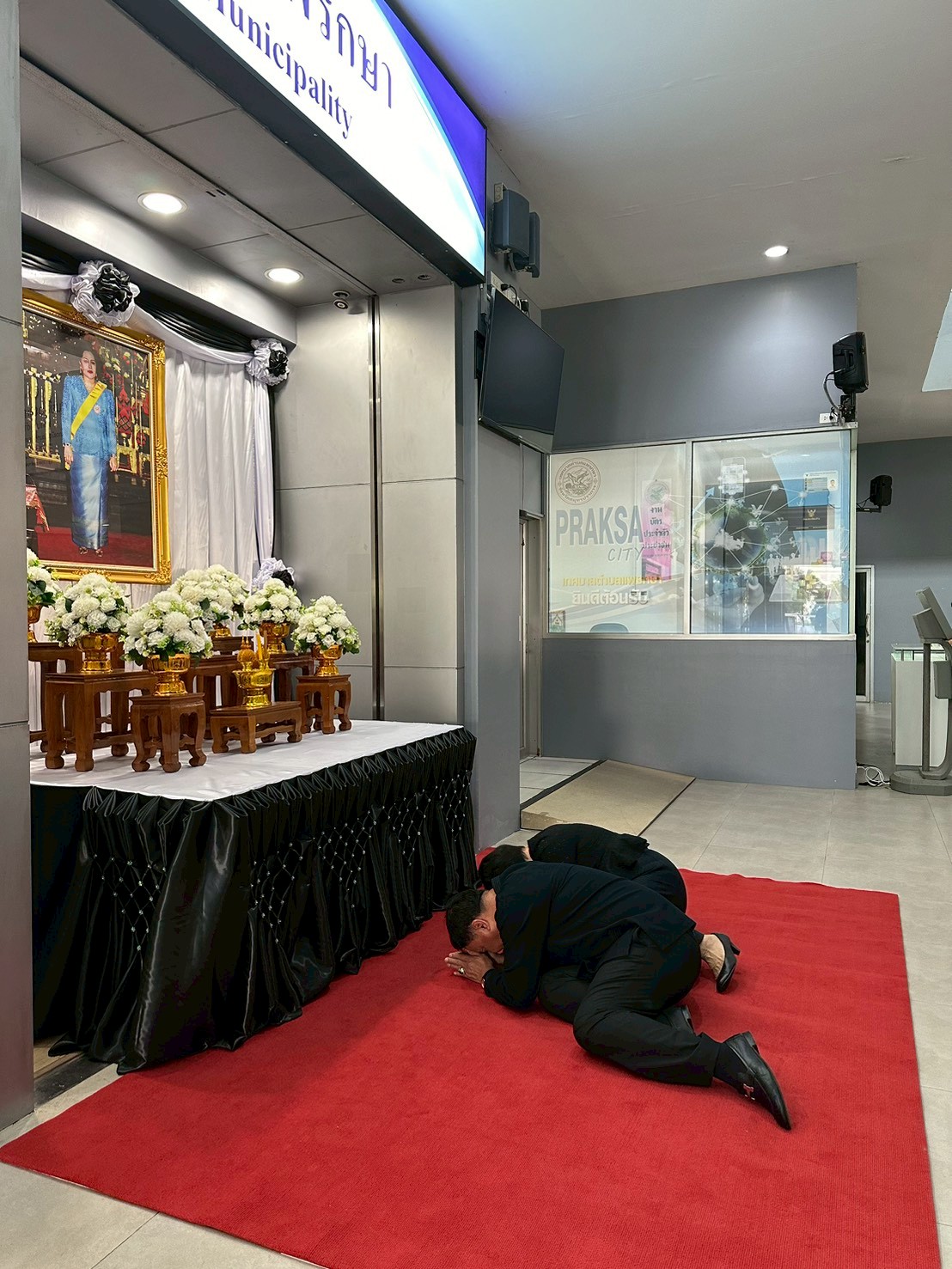เทศบาลตำบลแพรกษา ร่วมยืนสงบนิ่ง และลงนามถวายอาลัย เบื้องหน้าพระฉายาลักษณ์ สมเด็จพระนางเจ้าสิริกิติ์ พระบรมราชินีนาถ พระบรมราชชนนีพันปีหลวง นางอรัญญา สุวรรณบุตรนายกเทศมนตรีตำบลแพรกษาดร.ยงยุทธ สุวรรณบุตรส.ส เขต 2 จังหวัดสมุทรปราการ (สมัยที่ 25) และที่ปรึกษากิตติมศักดิ์นายกเทศมนตรีตำบลแพรกษานางพรเพ็ญ กลิ่นกำธรกุล รองนายกเทศมนตรีฯ นางมัทรียา เอี่ยมพินิจ ที่ปรึกษานายกเทศมนตรีตำบลแพรกษา นายสมบัติ ชัดเจน ปลัดเทศบาลตำบลแพรกษา พร้อมคณะผู้บริหาร หัวหน้าส่วนราชการ พนักงานเทศบาลฯ เเละประชาชน ร่วมยืนสงบนิ่งเป็นเวลา 93 วินาที พร้อมลงนามถวายความอาลัย เบื้องหน้าพระฉายาลักษณ์สมเด็จพระนางเจ้าสิริกิติ์ พระบรมราชินีนาถ พระราชชนนีพันปีหลวงน้อมรำลึกถึงพระมหากรุณาธิคุณ และถวายความอาลัย พระผู้เสด็จสู่สวรรคาลัย แสดงออกถึงความจงรักภักดี และน้อมรำลึกในพระมหากรุณาธิคุณอันหาที่สุดมิได้ใต้ฝ่าละอองธุลีพระบาท ที่พระองค์ได้ทรงอุทิศพระวรกายบำเพ็ญพระราชกรณียกิจนานัปการเพื่อประโยชน์สุขแห่งปวงพสกนิกรชาวไทย ให้ได้อยู่อย่างร่มเย็นเป็นสุขตราบนิรันดร์ ในวันจันทร์ที่ 27 ตุลาคม 2568 ณ เทศบาลตำบลเเพรกษา ชั้น 1