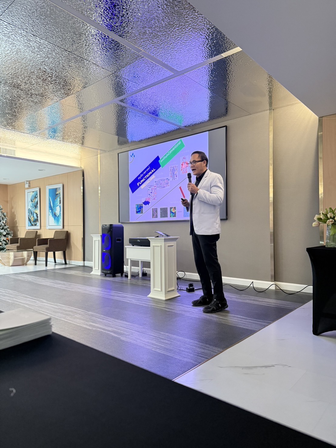 BBH Hospital จัดงาน “Care & Connect 2” — Unlocking New Perspectives! .เมื่อวันที่ 28 ตุลาคมที่ผ่านมา โรงพยาบาล BBH จัดกิจกรรม “Care & Connect” ครั้งที่ 2 ภายใต้แนวคิด Building the Future of Healthcare Together with Our Valued Partners เพื่อเปิดมุมมองใหม่แห่งการดูแลสุขภาพเชิงรุก และสร้างเครือข่ายพันธมิตรทางสุขภาพ.ไฮไลต์ภายในงาน Health Talk โดยทีมแพทย์ผู้เชี่ยวชาญ • แพทย์หญิงกุสุมา คุณาวงษ์กฤต แพทย์เฉพาะทางด้านเวชศาสตร์ฟื้นฟู หัวข้อ From Practice to Personal: Experiencing DFPP for Better Health • นายแพทย์วรวิทย์ กิติศักดิ์รณกรณ์ แพทย์ผู้เชี่ยวชาญด้านสมุทัยเวชศาสตร์และเวชศาสตร์ป้องกัน หัวข้อ Proactive Health for Sustainable Success • นายแพทย์นิวิธ กาลรา แพทย์ผู้เชี่ยวชาญโรคหัวใจและหลอดเลือด หัวข้อ Balance Your Heart, Balance Your Health – A Holistic Approach to Cardiac Care ปิดท้ายด้วยกิจกรรม Lucky Draw มอบรางวัลพิเศษ V-ST Facial Tightening Package มูลค่า 4,000 บาท จำนวน 3 รางวัล .