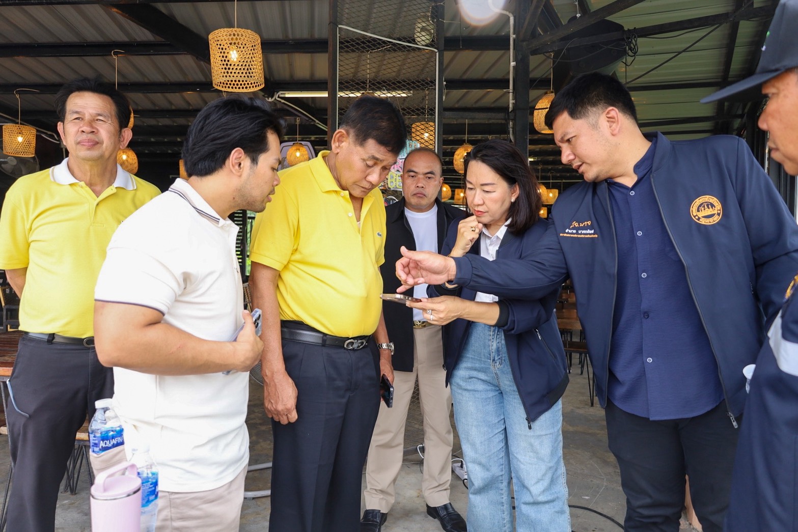 วันที่ 1 ตุลาคม 2568 นายสุนทร ปานแสงทอง นายกองค์การบริหารส่วนจังหวัดสมุทรปราการ พร้อมด้วยนายสิทธิไชย เชื้อไทย เลขานุการนายกอบจ.สมุทรปราการ ประชุมปรึกษาหารือเรื่องการแก้ปัญหาอย่างเร่งด่วน ในหลายจุด เพื่อความเป็นอยู่ ของพี่น้องประชาชน จากสมาชิกสภาองค์การบริหารส่วนจังหวัดสมุทรปราการโดยมีประเด็นสำคัญดังนี้ 1. การปรับปรุงระบบระบายน้ำและกำจัดวัชพืช บริเวณพื้นที่การทางพิเศษด้านหลังห้างสรรพสินค้าอีเกียอำเภอบางพลี เพื่อเพิ่มประสิทธิภาพการระบายน้ำ ลดความเสี่ยงน้ำท่วมซ้ำซากในชุมชน 2. การซ่อมแซมถนน สป.3075 ซอยยิ่งเจริญ อ.บางพลี ทน้ำท่วมขังและผิวถนนชำรุดอย่างหนัก จนส่งผลกระทบต่อความปลอดภัยของผู้ใช้เส้นทาง ซึ่งถนนเส้นนี้อยู่ในความรับผิดชอบของ อบจ.สมุทรปราการ 3. การบูรณาการดูแลความสะอาดพื้นที่สาธารณะ ร่วมกับแขวงทางหลวงและประชาชนในพื้นที่ ช่วง กม.7–กม.9 ถนนบางนาตราด เพื่อสร้างสภาพแวดล้อมที่สะอาดและน่าอยู่