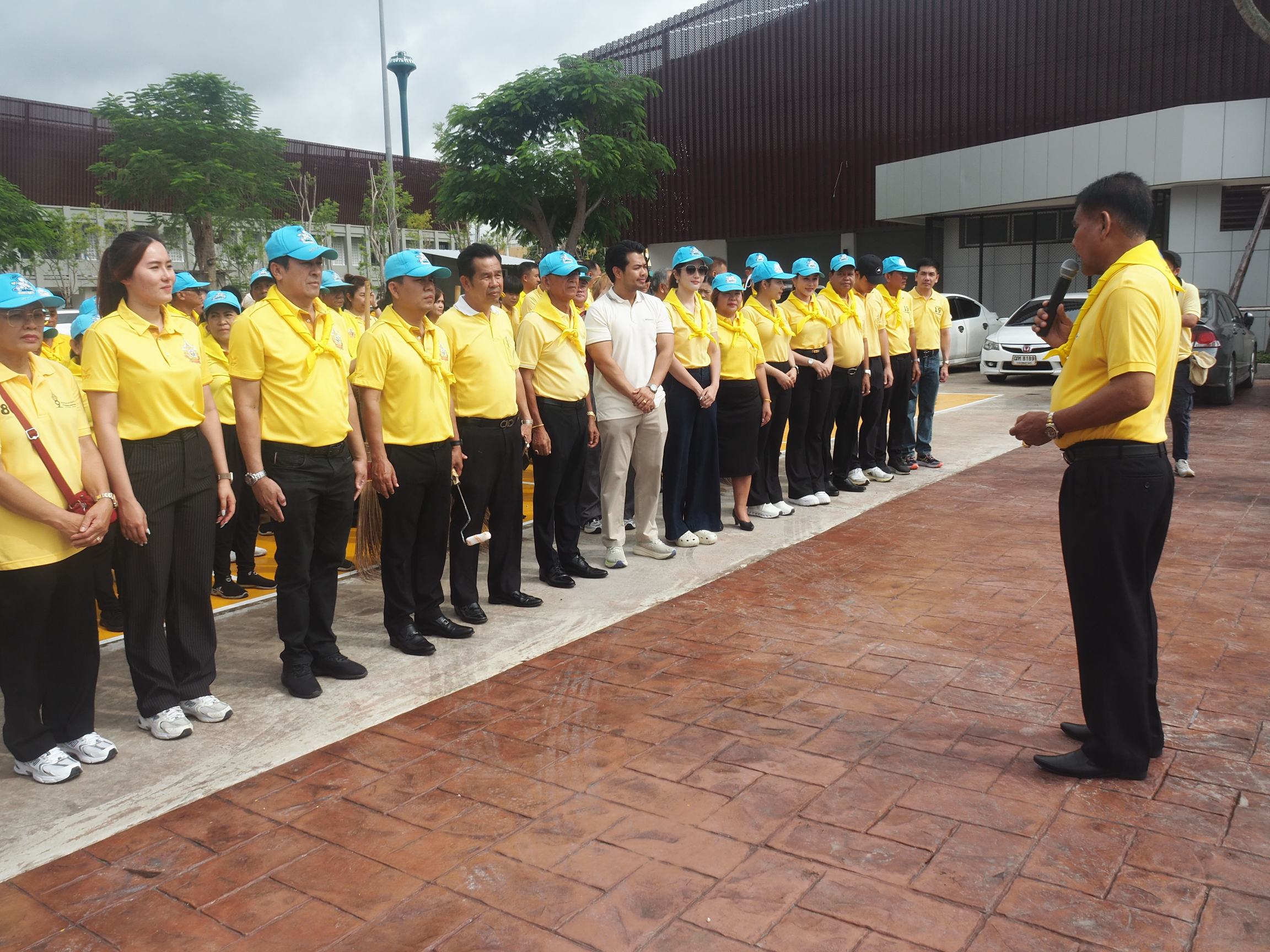 สมุทรปราการ สุทธิวิทย์ ชยุตม์วรกานต์ อบจ.สมุทรปราการจัดกิจกรรม Big cleaning Day สนามกีฬา เตรียมเปิดให้เยาวชนใช้ออกกำลังกาย เมื่อเวลา 09.30 น. วันที่ 1 ตุลาคม 2568 ที่สนามกีฬาองค์การบริหารส่วนจังหวัดสมุทรปราการ ซอยวัดราษฎร์โพธิ์ทอง ตำบลท้ายบ้าน อำเภอเมือง จังหวัดสมุทรปราการ นายสุนทร ปานแสงทอง นายกองค์การบริหารส่วนจังหวัดสมุทรปราการเป็นประธานเปิดกิจกรรม Big cleaning Day ทำความสะอาด ทาสีบริเวณอัฒจันทร์ และเก็บขยะบริเวณพื้นที่โดยรอบ สนามฟุตบอล เพื่อปรับปรุงภูมิทัศน์ เตรียมพร้อมเปิดให้เยาวชน รวมไปถึงประชาชนทั่วไป ได้มาออกกำลังกายในสภาพแวดล้อมที่สะอาด พร้อมด้วย นายต่อศักดิ์ อัศวเหม รองนายก อบจ.สมุทรปราการ เจ้าหน้าที่ อบจ.สมุทรปราการ และประชาชนจิตอาสาพระราชทาน และนักเรียนโรงเรียน เข้าร่วมกิจกรรม นายสุนทร ปานแสงทอง นายก อบจ.สมุทรปราการ ได้กล่าวว่า วันนี้ทางองค์การบริหารส่วนจังหวัด ได้ร่วมกันทำความสะอาด ที่สนามกีฬาวัดราษฎร์โพธิ์ทอง ซึ่งสนามกีฬานี้ได้มีการปรับปรุงเสร็จเรียบร้อยแล้ว แต่เรื่องความสะอาดรอบในและรอบนอกของสนามกีฬา ยังไม่สะอาดเท่าที่ควร ยังมีการรอยการเขียนกำแพง วันนี้ทางองค์การบริหารส่วนจังหวัดได้ร่วมกับพื้นที่ชุมชนตำบลท้ายบ้าน ได้จัดกิจกรรมครั้งนี้ขึ้นเพื่อถวายเป็นพระราชกุศลให้แก่ พระบาทสมเด็จพระเจ้าอยู่หัว และยังเป็นการทำงานร่วมกันระหว่างองค์กรและประชาชน ซึ่งเป็นการสร้างจิตสำนึกเบื้องต้น โดยทางองค์การบริหารส่วนจังหวัดก็จะจัดทำกิจกรรมแบบนี้ขึ้นเรื่อยๆ โดยสนามกีฬาแห่งนี้จะแยกเป็นสองส่วน ส่วนหนึ่งได้ดำเนินการเสร็จแล้ว คือทางด้านฝั่งตะวันตก ซึ่งจะเปิดให้บริการในวันที่ 4 ตุลาคม 2568 โดยทางองค์การบริหารส่วนจังหวัด จะมีการจัดแข่งขันกีฬาในองค์กร ส่วนทางด้านฝั่งตะวันออกมีปัญหาเรื่องพื้นที่เล็กน้อย แต่ได้ทำเรื่องขออนุญาตจากส่วนราชการเรียบร้อยแล้ว อยู่ในระหว่างการปรับปรุงเพื่อที่จะนำมาใช้ประโยชน์ด้านการกีฬาต่อไป