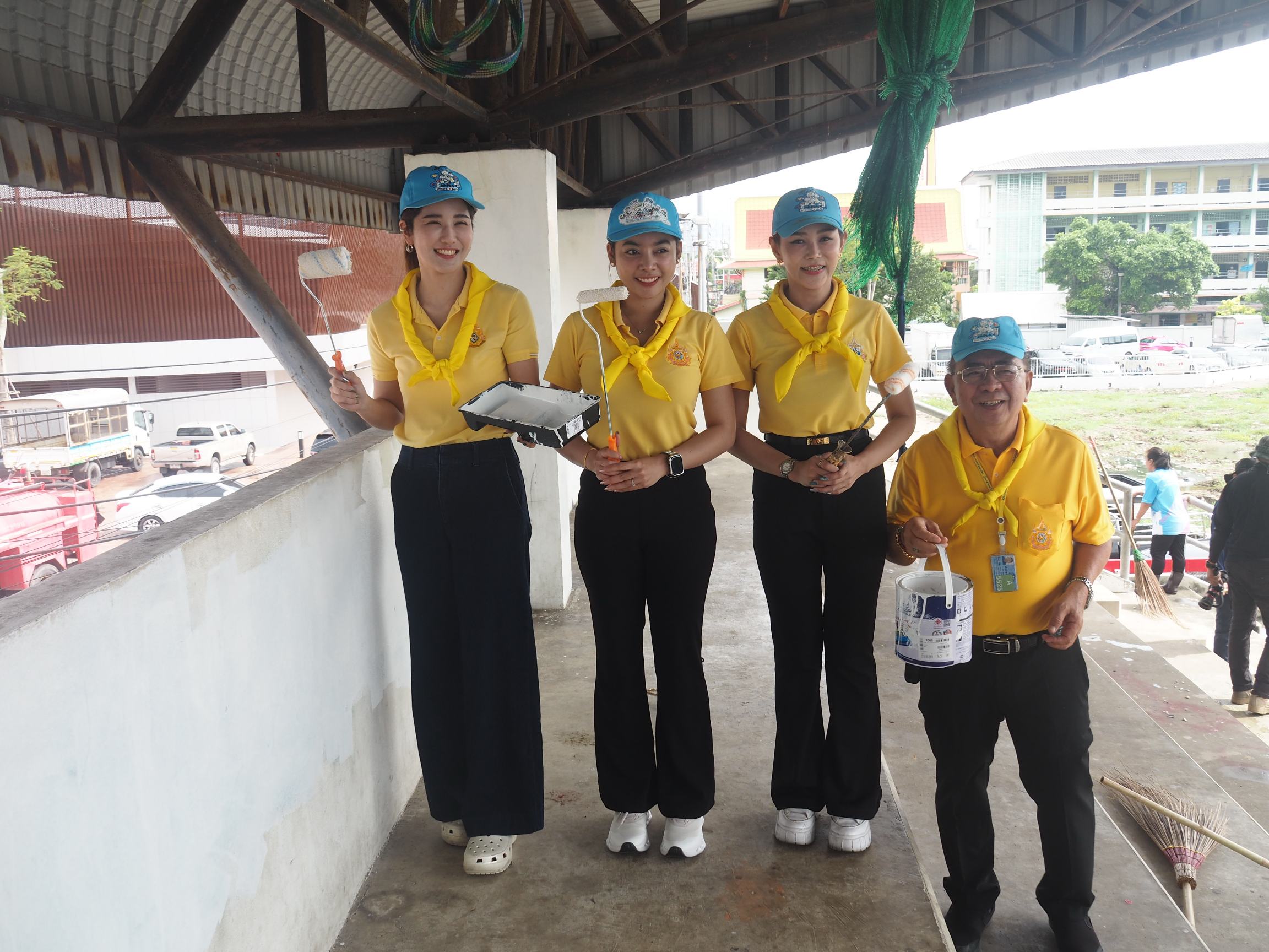 สมุทรปราการ สุทธิวิทย์ ชยุตม์วรกานต์ อบจ.สมุทรปราการจัดกิจกรรม Big cleaning Day สนามกีฬา เตรียมเปิดให้เยาวชนใช้ออกกำลังกาย เมื่อเวลา 09.30 น. วันที่ 1 ตุลาคม 2568 ที่สนามกีฬาองค์การบริหารส่วนจังหวัดสมุทรปราการ ซอยวัดราษฎร์โพธิ์ทอง ตำบลท้ายบ้าน อำเภอเมือง จังหวัดสมุทรปราการ นายสุนทร ปานแสงทอง นายกองค์การบริหารส่วนจังหวัดสมุทรปราการเป็นประธานเปิดกิจกรรม Big cleaning Day ทำความสะอาด ทาสีบริเวณอัฒจันทร์ และเก็บขยะบริเวณพื้นที่โดยรอบ สนามฟุตบอล เพื่อปรับปรุงภูมิทัศน์ เตรียมพร้อมเปิดให้เยาวชน รวมไปถึงประชาชนทั่วไป ได้มาออกกำลังกายในสภาพแวดล้อมที่สะอาด พร้อมด้วย นายต่อศักดิ์ อัศวเหม รองนายก อบจ.สมุทรปราการ เจ้าหน้าที่ อบจ.สมุทรปราการ และประชาชนจิตอาสาพระราชทาน และนักเรียนโรงเรียน เข้าร่วมกิจกรรม นายสุนทร ปานแสงทอง นายก อบจ.สมุทรปราการ ได้กล่าวว่า วันนี้ทางองค์การบริหารส่วนจังหวัด ได้ร่วมกันทำความสะอาด ที่สนามกีฬาวัดราษฎร์โพธิ์ทอง ซึ่งสนามกีฬานี้ได้มีการปรับปรุงเสร็จเรียบร้อยแล้ว แต่เรื่องความสะอาดรอบในและรอบนอกของสนามกีฬา ยังไม่สะอาดเท่าที่ควร ยังมีการรอยการเขียนกำแพง วันนี้ทางองค์การบริหารส่วนจังหวัดได้ร่วมกับพื้นที่ชุมชนตำบลท้ายบ้าน ได้จัดกิจกรรมครั้งนี้ขึ้นเพื่อถวายเป็นพระราชกุศลให้แก่ พระบาทสมเด็จพระเจ้าอยู่หัว และยังเป็นการทำงานร่วมกันระหว่างองค์กรและประชาชน ซึ่งเป็นการสร้างจิตสำนึกเบื้องต้น โดยทางองค์การบริหารส่วนจังหวัดก็จะจัดทำกิจกรรมแบบนี้ขึ้นเรื่อยๆ โดยสนามกีฬาแห่งนี้จะแยกเป็นสองส่วน ส่วนหนึ่งได้ดำเนินการเสร็จแล้ว คือทางด้านฝั่งตะวันตก ซึ่งจะเปิดให้บริการในวันที่ 4 ตุลาคม 2568 โดยทางองค์การบริหารส่วนจังหวัด จะมีการจัดแข่งขันกีฬาในองค์กร ส่วนทางด้านฝั่งตะวันออกมีปัญหาเรื่องพื้นที่เล็กน้อย แต่ได้ทำเรื่องขออนุญาตจากส่วนราชการเรียบร้อยแล้ว อยู่ในระหว่างการปรับปรุงเพื่อที่จะนำมาใช้ประโยชน์ด้านการกีฬาต่อไป