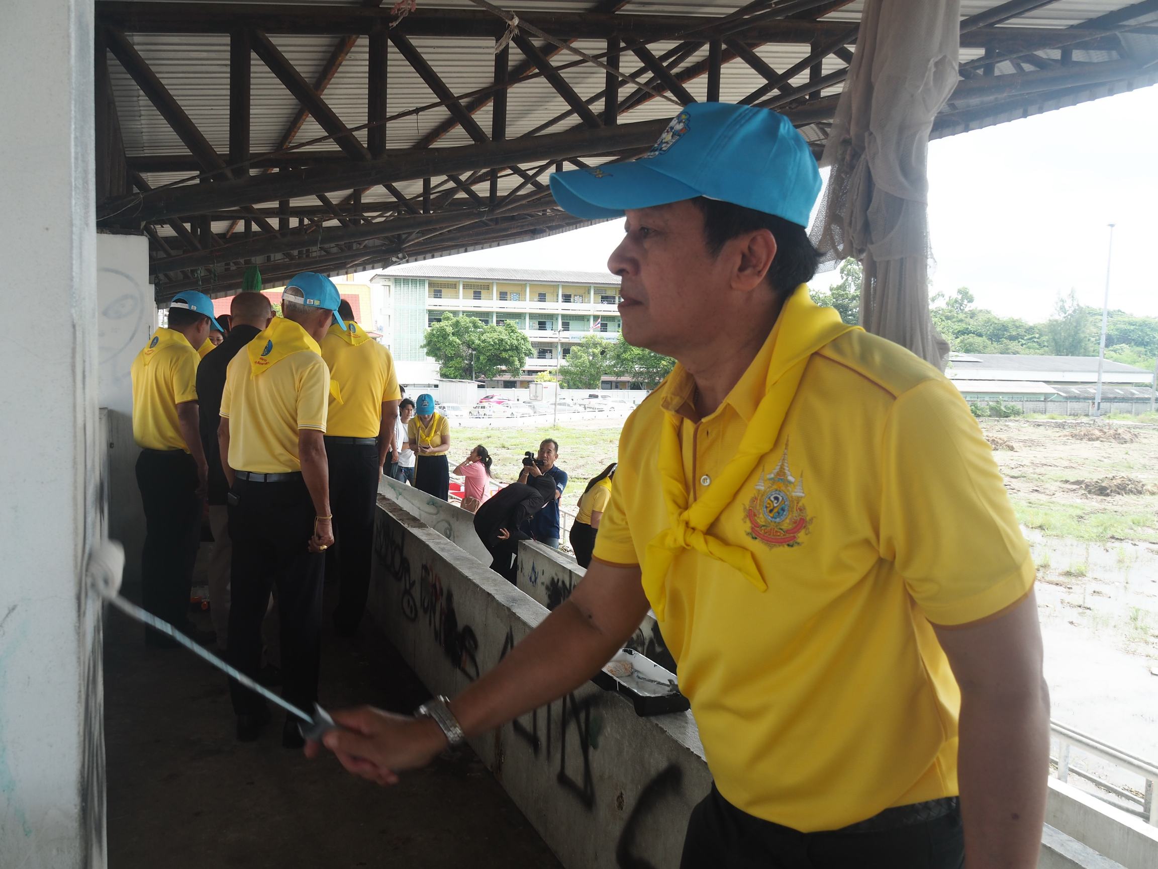 สมุทรปราการ สุทธิวิทย์ ชยุตม์วรกานต์ อบจ.สมุทรปราการจัดกิจกรรม Big cleaning Day สนามกีฬา เตรียมเปิดให้เยาวชนใช้ออกกำลังกาย เมื่อเวลา 09.30 น. วันที่ 1 ตุลาคม 2568 ที่สนามกีฬาองค์การบริหารส่วนจังหวัดสมุทรปราการ ซอยวัดราษฎร์โพธิ์ทอง ตำบลท้ายบ้าน อำเภอเมือง จังหวัดสมุทรปราการ นายสุนทร ปานแสงทอง นายกองค์การบริหารส่วนจังหวัดสมุทรปราการเป็นประธานเปิดกิจกรรม Big cleaning Day ทำความสะอาด ทาสีบริเวณอัฒจันทร์ และเก็บขยะบริเวณพื้นที่โดยรอบ สนามฟุตบอล เพื่อปรับปรุงภูมิทัศน์ เตรียมพร้อมเปิดให้เยาวชน รวมไปถึงประชาชนทั่วไป ได้มาออกกำลังกายในสภาพแวดล้อมที่สะอาด พร้อมด้วย นายต่อศักดิ์ อัศวเหม รองนายก อบจ.สมุทรปราการ เจ้าหน้าที่ อบจ.สมุทรปราการ และประชาชนจิตอาสาพระราชทาน และนักเรียนโรงเรียน เข้าร่วมกิจกรรม นายสุนทร ปานแสงทอง นายก อบจ.สมุทรปราการ ได้กล่าวว่า วันนี้ทางองค์การบริหารส่วนจังหวัด ได้ร่วมกันทำความสะอาด ที่สนามกีฬาวัดราษฎร์โพธิ์ทอง ซึ่งสนามกีฬานี้ได้มีการปรับปรุงเสร็จเรียบร้อยแล้ว แต่เรื่องความสะอาดรอบในและรอบนอกของสนามกีฬา ยังไม่สะอาดเท่าที่ควร ยังมีการรอยการเขียนกำแพง วันนี้ทางองค์การบริหารส่วนจังหวัดได้ร่วมกับพื้นที่ชุมชนตำบลท้ายบ้าน ได้จัดกิจกรรมครั้งนี้ขึ้นเพื่อถวายเป็นพระราชกุศลให้แก่ พระบาทสมเด็จพระเจ้าอยู่หัว และยังเป็นการทำงานร่วมกันระหว่างองค์กรและประชาชน ซึ่งเป็นการสร้างจิตสำนึกเบื้องต้น โดยทางองค์การบริหารส่วนจังหวัดก็จะจัดทำกิจกรรมแบบนี้ขึ้นเรื่อยๆ โดยสนามกีฬาแห่งนี้จะแยกเป็นสองส่วน ส่วนหนึ่งได้ดำเนินการเสร็จแล้ว คือทางด้านฝั่งตะวันตก ซึ่งจะเปิดให้บริการในวันที่ 4 ตุลาคม 2568 โดยทางองค์การบริหารส่วนจังหวัด จะมีการจัดแข่งขันกีฬาในองค์กร ส่วนทางด้านฝั่งตะวันออกมีปัญหาเรื่องพื้นที่เล็กน้อย แต่ได้ทำเรื่องขออนุญาตจากส่วนราชการเรียบร้อยแล้ว อยู่ในระหว่างการปรับปรุงเพื่อที่จะนำมาใช้ประโยชน์ด้านการกีฬาต่อไป