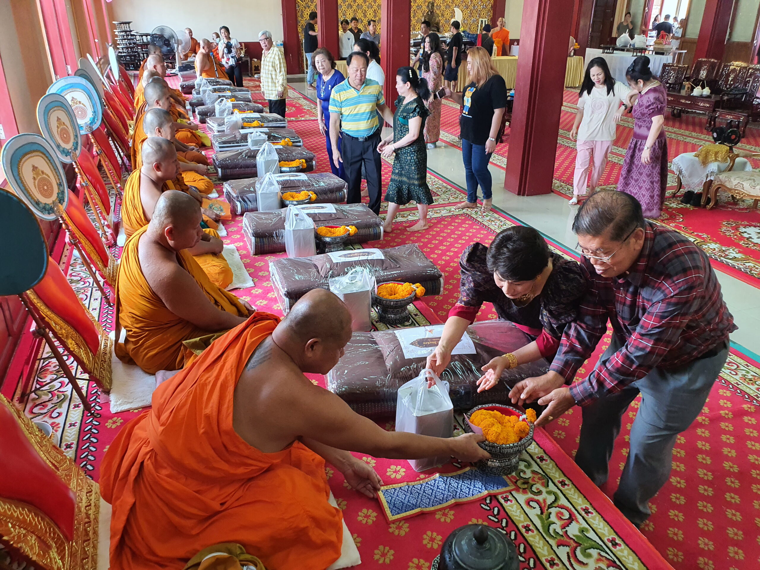  ครอบครัวพาณิชย์พิศาล จัดงานวันคล้ายวันเกิด ให้กับคุณพ่ออัครนันท์ และนางสาวปิยนุช พาณิชย์พิศาล ลูกสาว ที่วัดมหาวงษ์ ตำบลปากน้ำ อำเภอเมือง จังหวัดสมุทรปราการ ครอบครัวพิศาล นำโดย คุณแม่ธัญยธรณ์ พานิชย์พิศาล ประธานกิตติมศักดิ์ ชมรมโฮปฯ ผู้ช่วยศาสตราจารย์ แพทย์หญิงเกศริน พาณิชย์พิศาล จัดพิธีทำบุญถวายภัตตาหารเพล แด่พระสงฆ์ จำนวน 34 รูป เนื่องในโอกาส วันคล้ายวันเกิดคุณพ่ออัครนันท์ พาณิชย์พิศาล ประธานกิตติมศักดิ์ชมรมโฮปและนางสาวปิยนุช พาณิชย์พิศาล ประธานชมรมโฮปสะพานบุญแห่งความหวังและศัทธา โดยได้รับความเมตตาจากพระครูสมุทรวชิรธรรม (สราวุฒิ โรจนธมฺโม) เป็นประธานฝ่ายสงฆ์ ภายในงานครอบครัวพานิชย์พิศาล คหบดีผู้ใจบุญ ยังได้ถวายเครื่องซักผ้า ให้กับวัดมหาวงษ์ จำนวน 3 เครื่อง และบริจาคโลงศพ จำนวน 100 ใบ ให้กับ มูลนิธิจิตกุศลขอนแก่น เต็กก่าจีซิมเกาะ โดยคุณกุลภัสสรณ์ เกษมสิริชูวงศ์ และครอบครัว ได้มอบรถToyota Wish ให้กับชมรมโฮปสะพานบุญแห่งความหวังและศรัทธาไว้ใช้งาน เพื่อช่วยเหลือสังคมต่อไป