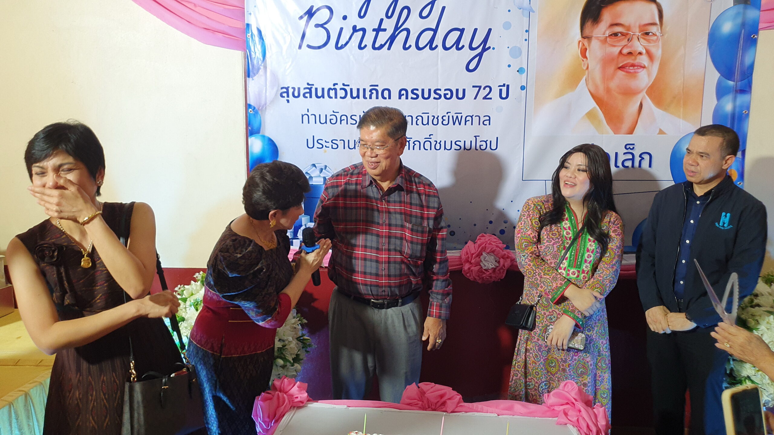  ครอบครัวพาณิชย์พิศาล จัดงานวันคล้ายวันเกิด ให้กับคุณพ่ออัครนันท์ และนางสาวปิยนุช พาณิชย์พิศาล ลูกสาว ที่วัดมหาวงษ์ ตำบลปากน้ำ อำเภอเมือง จังหวัดสมุทรปราการ ครอบครัวพิศาล นำโดย คุณแม่ธัญยธรณ์ พานิชย์พิศาล ประธานกิตติมศักดิ์ ชมรมโฮปฯ ผู้ช่วยศาสตราจารย์ แพทย์หญิงเกศริน พาณิชย์พิศาล จัดพิธีทำบุญถวายภัตตาหารเพล แด่พระสงฆ์ จำนวน 34 รูป เนื่องในโอกาส วันคล้ายวันเกิดคุณพ่ออัครนันท์ พาณิชย์พิศาล ประธานกิตติมศักดิ์ชมรมโฮปและนางสาวปิยนุช พาณิชย์พิศาล ประธานชมรมโฮปสะพานบุญแห่งความหวังและศัทธา โดยได้รับความเมตตาจากพระครูสมุทรวชิรธรรม (สราวุฒิ โรจนธมฺโม) เป็นประธานฝ่ายสงฆ์ ภายในงานครอบครัวพานิชย์พิศาล คหบดีผู้ใจบุญ ยังได้ถวายเครื่องซักผ้า ให้กับวัดมหาวงษ์ จำนวน 3 เครื่อง และบริจาคโลงศพ จำนวน 100 ใบ ให้กับ มูลนิธิจิตกุศลขอนแก่น เต็กก่าจีซิมเกาะ โดยคุณกุลภัสสรณ์ เกษมสิริชูวงศ์ และครอบครัว ได้มอบรถToyota Wish ให้กับชมรมโฮปสะพานบุญแห่งความหวังและศรัทธาไว้ใช้งาน เพื่อช่วยเหลือสังคมต่อไป