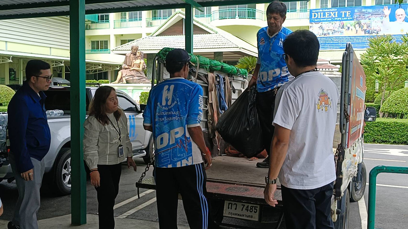 อิ่มบุญ อิ่มใจ! คุณ แนนซี่ นำทีมชมรมโฮปฯ มอบของจำเป็นสร้างรอยยิ้มให้เด็กพิการบ้านคามิลเลียน