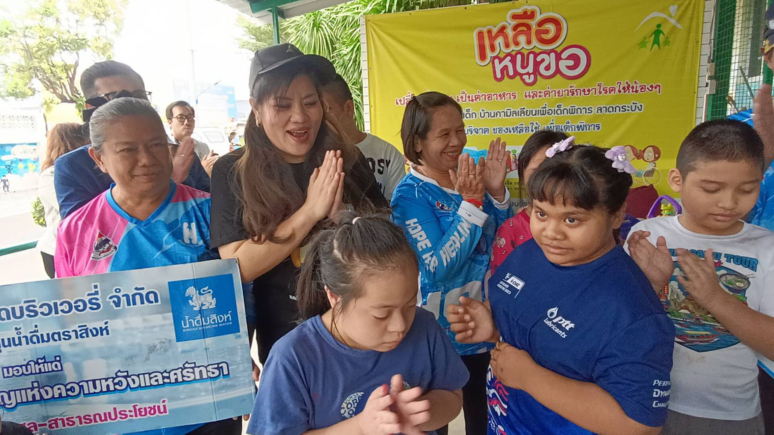 อิ่มบุญ อิ่มใจ! คุณ แนนซี่ นำทีมชมรมโฮปฯ มอบของจำเป็นสร้างรอยยิ้มให้เด็กพิการบ้านคามิลเลียน