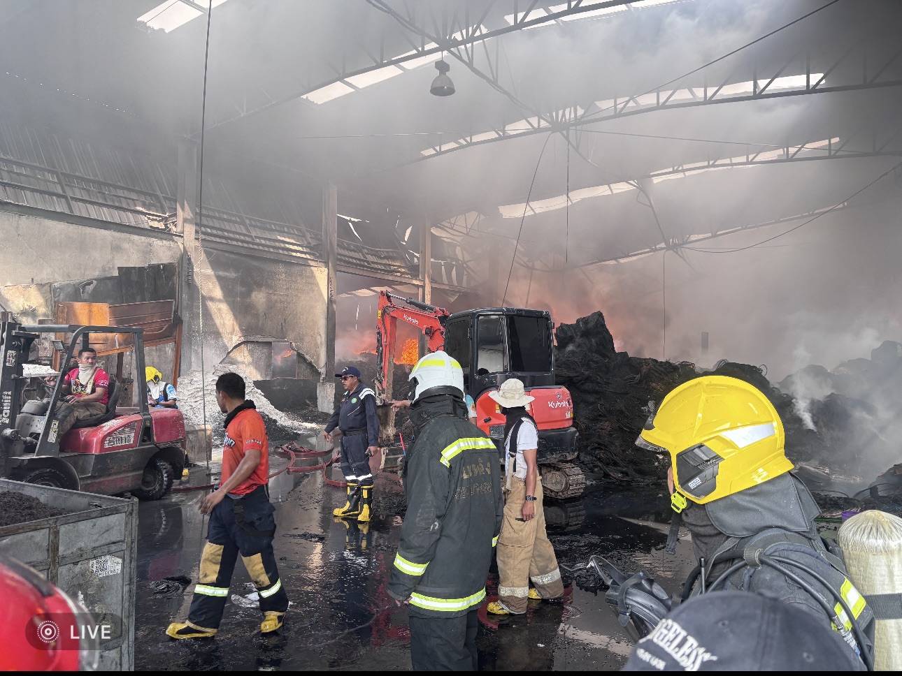 เปิดโปงกลางกองเพลิง! โรงงานโลหะบางพลีถูกต่างชาติแอบใช้ผลิตยางรีเคลม “เต็มเหนี่ยว” สั่งดำเนินคดีทันที! สมุทรปราการ-เมื่อวันที่ 12 พ.ย. 68 เวลา 04.58 น. ได้เกิดเหตุเพลิงไหม้ภายในอาคารโรงงาน ของ นางสาวอัจฉรา ศรีศุภชัยทา ซึ่งได้รับใบอนุญาตประกอบกิจการโรงงานทำแบบพิมพ์โลหะและชิ้นส่วนอุปกรณ์เกี่ยวกับโลหะ ทะเบียนโรงงานเลขที่ 20110102325498 ตั้งอยู่ ณ เลขที่ 9/9 ม.12 ถ.ธนสิทธิ์ ต.บางปลา อ.บางพลี จ.สมุทรปราการ เจ้าหน้าที่ดับเพลิงจาก อบต.บางปลา และสถานีดับเพลิงใกล้เคียง ได้นำรถดับเพลิงเข้าระงับเหตุ ขณะนี้ควบคุมเพลิงได้แล้ว นายฐาปกรณ์ กุลเจริญ เลขานุการรัฐมนตรีว่ากากระทรวงอุตสาหกรรม ในฐานะหัวหน้าชุดเต็มเหนี่ยว ได้สั่งการให้อุตสาหกรรมจังหวัดสมุทรปราการ (นายธัญญารัตน์ พรหมสุทธิ์) และเจ้าหน้าที่ฯ ภายใต้ชุดปฏิบัติการ “เต็มเหนี่ยว” ติดตามสถานการณ์อย่างใกล้ชิด โดย นายฐาปกรณ์ หัวหน้าชุดเต็มเหนี่ยว กล่าวว่า “สาเหตุที่ดับเพลิงใช้เวลาหลายชั่วโมง เนื่องจากภายในบริเวณโรงงานดังกล่าว มีกองเศษยางรีเคลมและวัตถุดิบอื่นๆ เป็นจำนวนมาก และกองเป็นชั้นสูง ต้องใช้รถแบ็คโฮตักแล้วฉีดน้ำดับเพลิงดับตลอดเวลา ผมได้ให้เจ้าหน้าที่สำนักงานอุตสาหกรรมจังหวัดสมุทรปราการ ช่วยสนับสนุนให้ข้อมูลพนักงานดับเพลิงว่าวัตถุดิบภายในโรงงานมีอะไรบ้าง และติดต่อเจ้าของโรงงาน เพื่อร่วมดูแลชุมชนที่ได้รับผลกระทบด้วย” อย่างไรก็ตาม พนักงานเจ้าหน้าที่ ตาม พ.ร.บ.โรงงาน พ.ศ.2535 ได้ลงพื้นที่ตรวจสอบ และทราบจากผู้ดูแลว่า ได้มีนักลงทุนต่างชาติมาเช่าพื้นที่ เพื่อประกอบกิจการคัดแยก บดสับยางรีเคลม มาผลิตเป็นวัตถุดิบหรือผลิตภัณฑ์ใหม่ เข้าข่ายเป็นโรงงานประเภท 106 ซึ่งเป็นการประกอบกิจการโรงงานไม่ตรงกับที่ได้รับอนุญาตถือเป็นความผิดตามพระราชบัญญัติโรงงาน พ.ศ. 2535 ซึ่งมีโทษจำคุกไม่เกิน 2 ปี หรือปรับไม่เกิน 200,000 บาท หรือทั้งจำทั้งปรับ ซึ่งจะได้มีการออกคำสั่งฯ และดำเนินคดีตามกฎหมายต่อไป