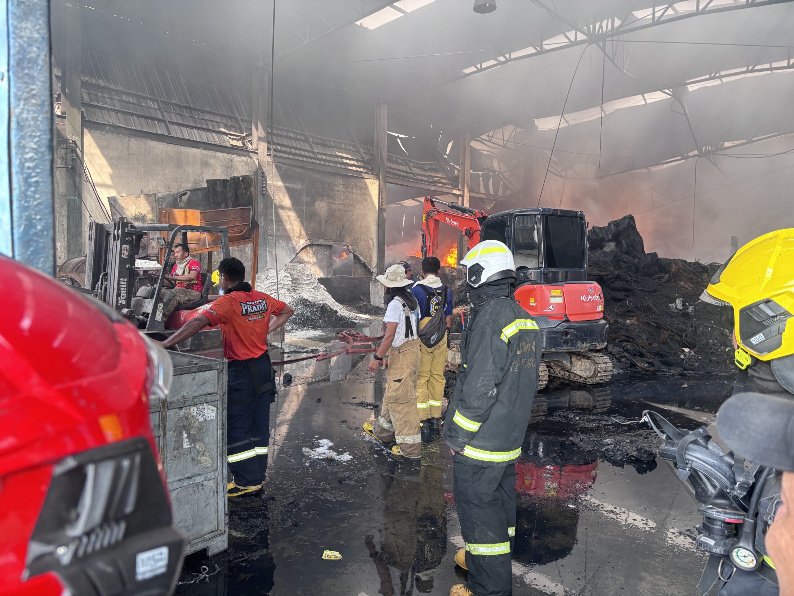 เปิดโปงกลางกองเพลิง! โรงงานโลหะบางพลีถูกต่างชาติแอบใช้ผลิตยางรีเคลม “เต็มเหนี่ยว” สั่งดำเนินคดีทันที! สมุทรปราการ-เมื่อวันที่ 12 พ.ย. 68 เวลา 04.58 น. ได้เกิดเหตุเพลิงไหม้ภายในอาคารโรงงาน ของ นางสาวอัจฉรา ศรีศุภชัยทา ซึ่งได้รับใบอนุญาตประกอบกิจการโรงงานทำแบบพิมพ์โลหะและชิ้นส่วนอุปกรณ์เกี่ยวกับโลหะ ทะเบียนโรงงานเลขที่ 20110102325498 ตั้งอยู่ ณ เลขที่ 9/9 ม.12 ถ.ธนสิทธิ์ ต.บางปลา อ.บางพลี จ.สมุทรปราการ เจ้าหน้าที่ดับเพลิงจาก อบต.บางปลา และสถานีดับเพลิงใกล้เคียง ได้นำรถดับเพลิงเข้าระงับเหตุ ขณะนี้ควบคุมเพลิงได้แล้ว นายฐาปกรณ์ กุลเจริญ เลขานุการรัฐมนตรีว่ากากระทรวงอุตสาหกรรม ในฐานะหัวหน้าชุดเต็มเหนี่ยว ได้สั่งการให้อุตสาหกรรมจังหวัดสมุทรปราการ (นายธัญญารัตน์ พรหมสุทธิ์) และเจ้าหน้าที่ฯ ภายใต้ชุดปฏิบัติการ “เต็มเหนี่ยว” ติดตามสถานการณ์อย่างใกล้ชิด โดย นายฐาปกรณ์ หัวหน้าชุดเต็มเหนี่ยว กล่าวว่า “สาเหตุที่ดับเพลิงใช้เวลาหลายชั่วโมง เนื่องจากภายในบริเวณโรงงานดังกล่าว มีกองเศษยางรีเคลมและวัตถุดิบอื่นๆ เป็นจำนวนมาก และกองเป็นชั้นสูง ต้องใช้รถแบ็คโฮตักแล้วฉีดน้ำดับเพลิงดับตลอดเวลา ผมได้ให้เจ้าหน้าที่สำนักงานอุตสาหกรรมจังหวัดสมุทรปราการ ช่วยสนับสนุนให้ข้อมูลพนักงานดับเพลิงว่าวัตถุดิบภายในโรงงานมีอะไรบ้าง และติดต่อเจ้าของโรงงาน เพื่อร่วมดูแลชุมชนที่ได้รับผลกระทบด้วย” อย่างไรก็ตาม พนักงานเจ้าหน้าที่ ตาม พ.ร.บ.โรงงาน พ.ศ.2535 ได้ลงพื้นที่ตรวจสอบ และทราบจากผู้ดูแลว่า ได้มีนักลงทุนต่างชาติมาเช่าพื้นที่ เพื่อประกอบกิจการคัดแยก บดสับยางรีเคลม มาผลิตเป็นวัตถุดิบหรือผลิตภัณฑ์ใหม่ เข้าข่ายเป็นโรงงานประเภท 106 ซึ่งเป็นการประกอบกิจการโรงงานไม่ตรงกับที่ได้รับอนุญาตถือเป็นความผิดตามพระราชบัญญัติโรงงาน พ.ศ. 2535 ซึ่งมีโทษจำคุกไม่เกิน 2 ปี หรือปรับไม่เกิน 200,000 บาท หรือทั้งจำทั้งปรับ ซึ่งจะได้มีการออกคำสั่งฯ และดำเนินคดีตามกฎหมายต่อไป