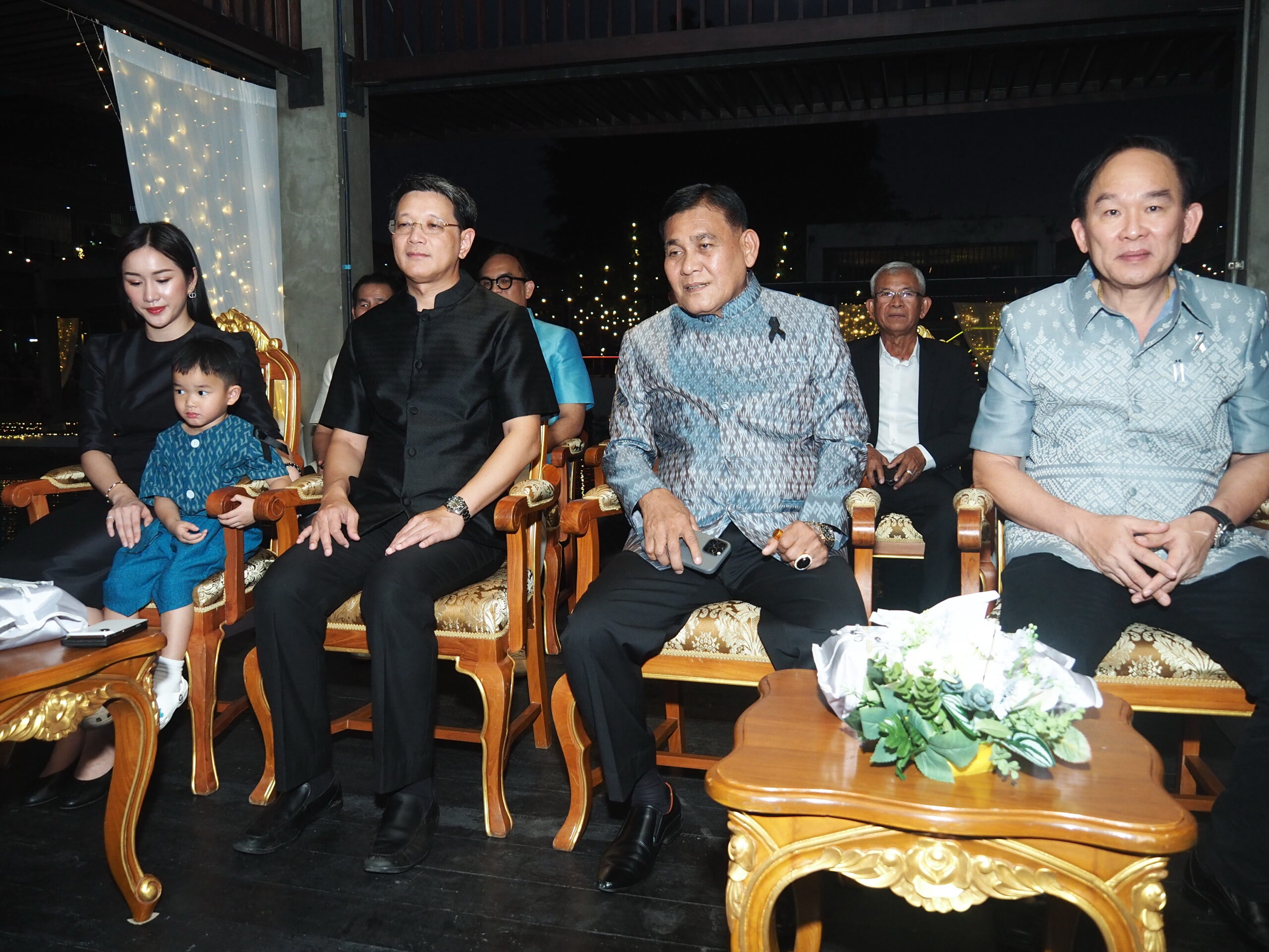 จังหวัดสมุทรปราการ ร่วมกับองค์การบริหารส่วนจังหวัดสมุทรปราการและเทศบาลนครสมุทรปราการ จัดงานลอยกระทงประจำปี 2568 ส่งเสริมการท่องเที่ยวและอนุรักษ์ประเพณีที่ดีงามของไทย . จังหวัดสมุทรปราการ ร่วมกับ องค์การบริหารส่วนจังหวัดสมุทรปราการและเทศบาลนครสมุทรปราการ จัดงานส่งเสริมการท่องเที่ยวเชิงวัฒนธรรมและประเพณีลอยกระทงจังหวัดสมุทรปราการ ประจำปี 2568 ภายใต้ชื่องาน “ศรัทธาธารา บูชาคงคา มิ่งมงคลเมืองปากน้ำ” บริเวณตลาดเชิงท่องเที่ยว ถนนท้ายบ้าน อำเภอเมืองฯ จังหวัดสมุทรปราการ โดยมี นายสยาม ศิริมงคล ผู้ว่าราชการจังหวัดสมุทรปราการ เป็นประธานเปิดงาน ภายในงานมีการประกวดนางนพมาศ การประกวดกระทงประเภทต่างๆ ก่อนเริ่มงานผู้ว่าราชการจังหวัดสมุทรปราการ ได้นำประชาชทุกหมู่เหล่าร่วมยืนสงบนิ่งเป็นเวลา 93 วินาที เพื่อแสดงความอาลัย และน้อมรำลึกในพระมหากรุณาธิคุณ สมเด็จพระนางเจ้าสิริกิติ์พระบรมราชินีนาถ พระบรมราชชนนีพันปี พระผู้เสด็จสู่สวรรคาลัย . ในส่วนของการดูแลความปลอดภัยให้กับประชาชนที่เดินทางมาร่วมงานลอยกระทงนั้น ได้มีการจัดเจ้าหน้าที่ตำรวจไว้ตามจุดต่างๆ เพื่อป้องกันปัญหาอาชญากรรม รวมทั้งกวดขันการเล่นประทัด พลุ ดอกไม้เพลิงและการจุดโคมลอย นอกจากนี้ยังได้จัดเจ้าหน้าที่คอยดูแลความปลอดภัยแก่ผู้ที่มาลอยกระทงบริเวณการจัดงานด้วย โดยกระทงส่วนใหญ่ที่ประชาชนนำมาลอยจะทำจากวัสดุธรรมชาติที่สามารถย่อยสลายได้ง่าย อาทิ กระทงที่ทำจากต้นกล้วยและใบตอง กระทงที่ทำจากเปลือกข้าวโพด กระทงที่ทำจากขนมปัง เพื่อร่วมอนุรักษ์สิ่งแวดล้อม/