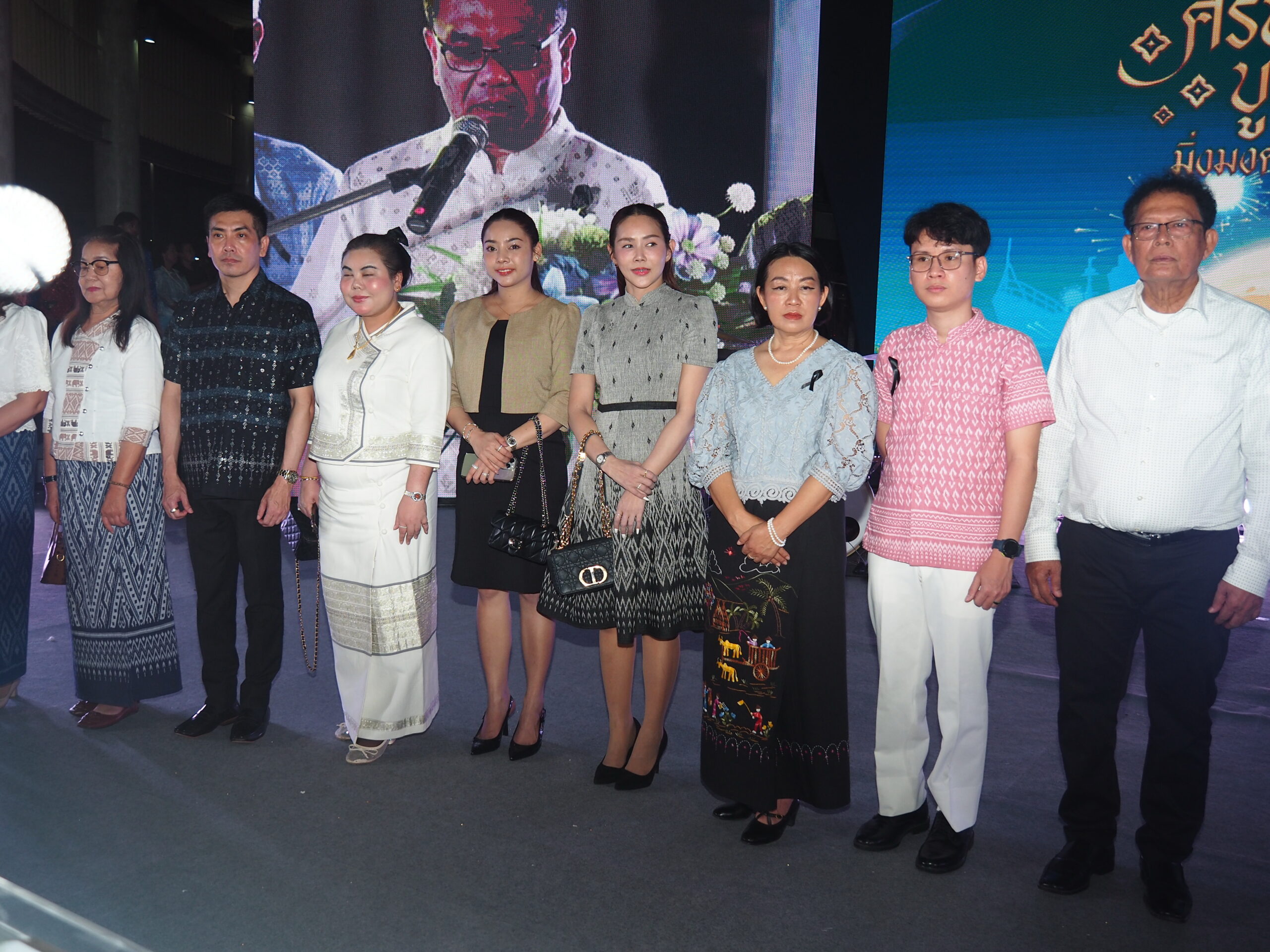 จังหวัดสมุทรปราการ ร่วมกับองค์การบริหารส่วนจังหวัดสมุทรปราการและเทศบาลนครสมุทรปราการ จัดงานลอยกระทงประจำปี 2568 ส่งเสริมการท่องเที่ยวและอนุรักษ์ประเพณีที่ดีงามของไทย . จังหวัดสมุทรปราการ ร่วมกับ องค์การบริหารส่วนจังหวัดสมุทรปราการและเทศบาลนครสมุทรปราการ จัดงานส่งเสริมการท่องเที่ยวเชิงวัฒนธรรมและประเพณีลอยกระทงจังหวัดสมุทรปราการ ประจำปี 2568 ภายใต้ชื่องาน “ศรัทธาธารา บูชาคงคา มิ่งมงคลเมืองปากน้ำ” บริเวณตลาดเชิงท่องเที่ยว ถนนท้ายบ้าน อำเภอเมืองฯ จังหวัดสมุทรปราการ โดยมี นายสยาม ศิริมงคล ผู้ว่าราชการจังหวัดสมุทรปราการ เป็นประธานเปิดงาน ภายในงานมีการประกวดนางนพมาศ การประกวดกระทงประเภทต่างๆ ก่อนเริ่มงานผู้ว่าราชการจังหวัดสมุทรปราการ ได้นำประชาชทุกหมู่เหล่าร่วมยืนสงบนิ่งเป็นเวลา 93 วินาที เพื่อแสดงความอาลัย และน้อมรำลึกในพระมหากรุณาธิคุณ สมเด็จพระนางเจ้าสิริกิติ์พระบรมราชินีนาถ พระบรมราชชนนีพันปี พระผู้เสด็จสู่สวรรคาลัย . ในส่วนของการดูแลความปลอดภัยให้กับประชาชนที่เดินทางมาร่วมงานลอยกระทงนั้น ได้มีการจัดเจ้าหน้าที่ตำรวจไว้ตามจุดต่างๆ เพื่อป้องกันปัญหาอาชญากรรม รวมทั้งกวดขันการเล่นประทัด พลุ ดอกไม้เพลิงและการจุดโคมลอย นอกจากนี้ยังได้จัดเจ้าหน้าที่คอยดูแลความปลอดภัยแก่ผู้ที่มาลอยกระทงบริเวณการจัดงานด้วย โดยกระทงส่วนใหญ่ที่ประชาชนนำมาลอยจะทำจากวัสดุธรรมชาติที่สามารถย่อยสลายได้ง่าย อาทิ กระทงที่ทำจากต้นกล้วยและใบตอง กระทงที่ทำจากเปลือกข้าวโพด กระทงที่ทำจากขนมปัง เพื่อร่วมอนุรักษ์สิ่งแวดล้อม/